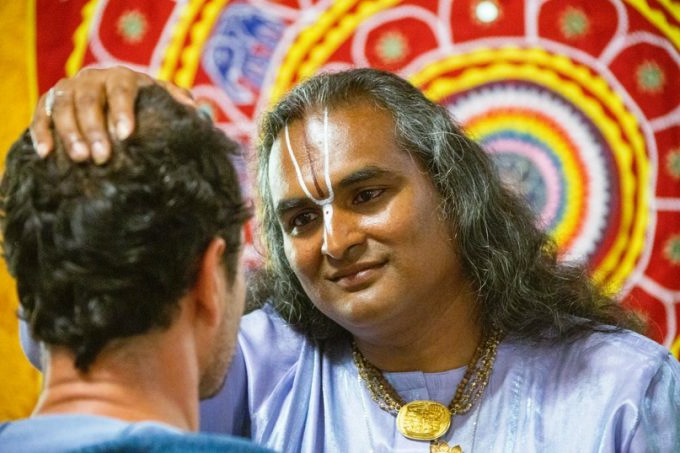 Шри Свами Вишвананда очаровал Сати Казанову и произвёл на неё благоприятное впечатление