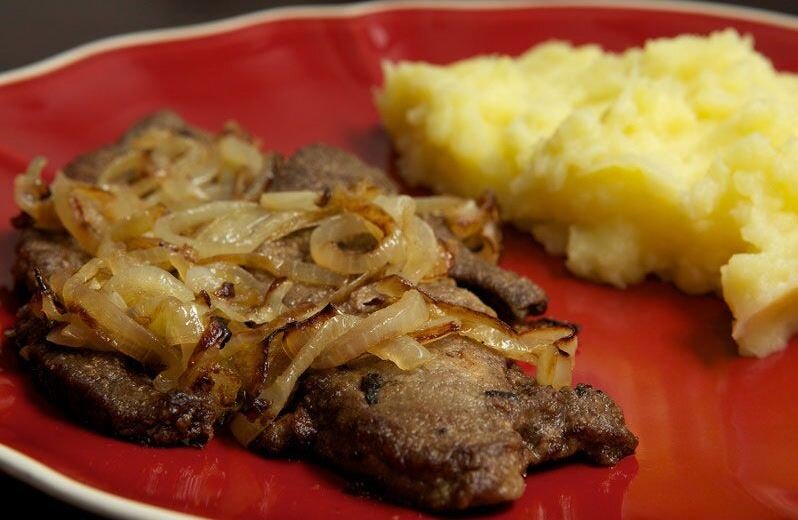 Говяжья печень в лёгкой панировке с картофельным пюре