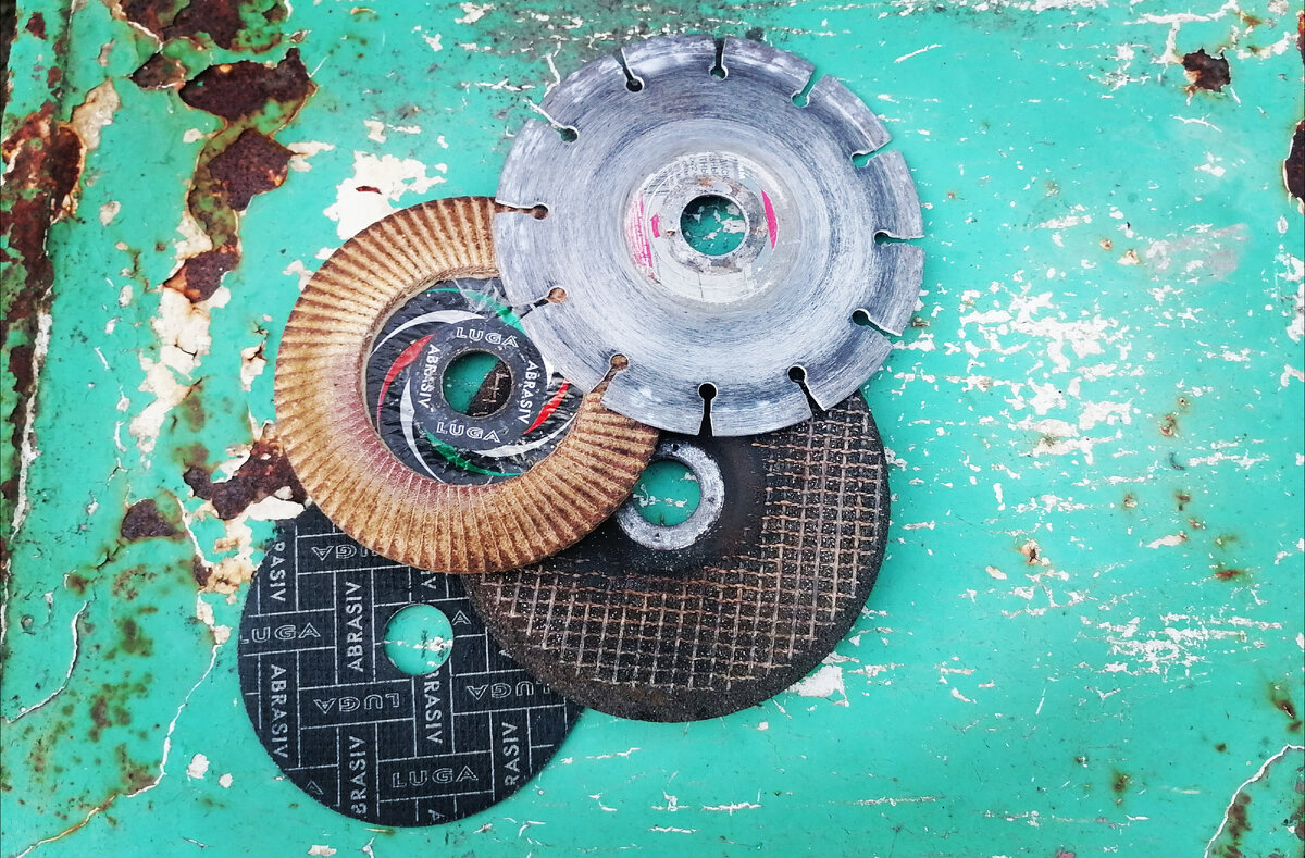 Самые разные диски лежат на зелёной железяке