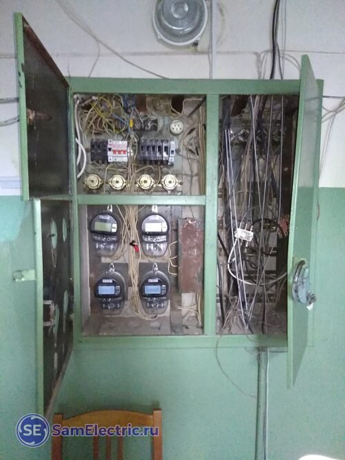 Электрощит в подъезде панельного дома. Думаю, многим моим читателям – до боли знакомая картина…