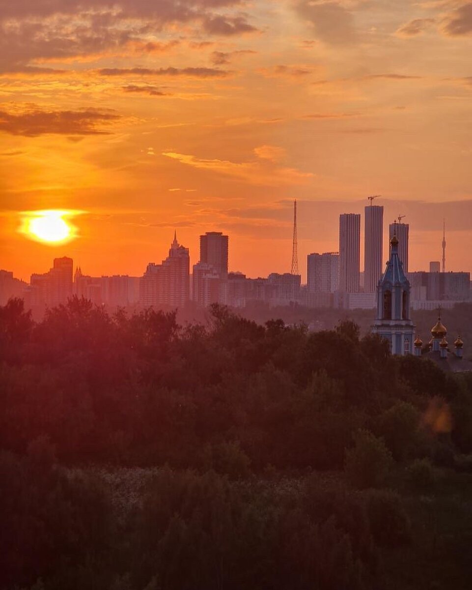 Вид на храм Рождества Пресвятой Богородицы в Крылатском. Фото tugashik
