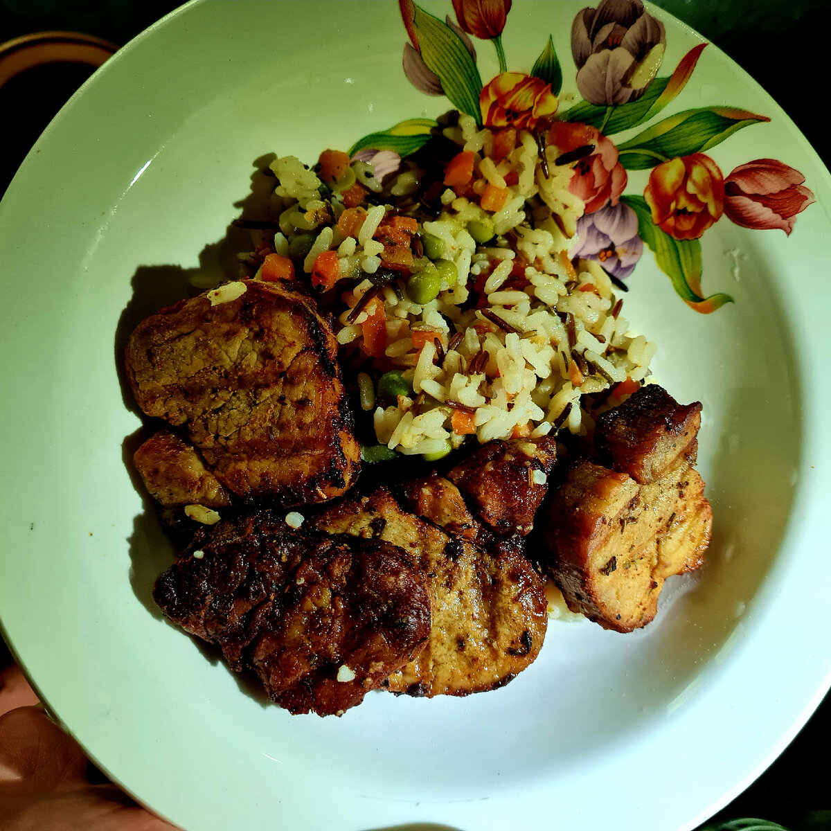 Мясо, рис и овощи+специи.