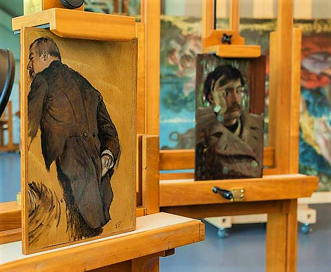Вид на студию консервации картин с «Импресарио» (слева на переднем плане) и «Автопортретом» Джеймса Тиссо (справа посередине)