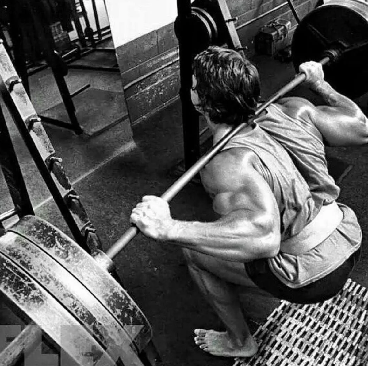 Приседания с подставкой под пятками