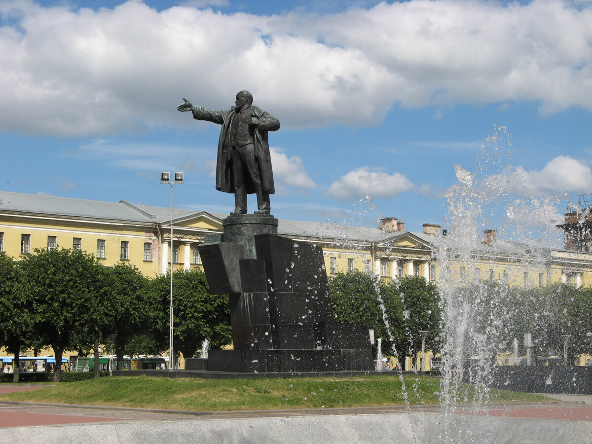 Санкт-Петербург. Памятник В.И.Ленину у Финляндского вокзала. 2014