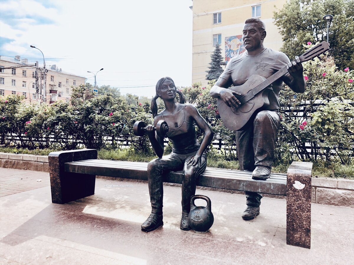 «Чем слоняться по округе руки в брюки
Развивай мускулатуру физкультурой..»