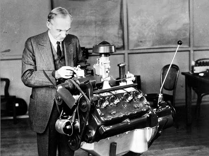 Генри Форд за работой. 