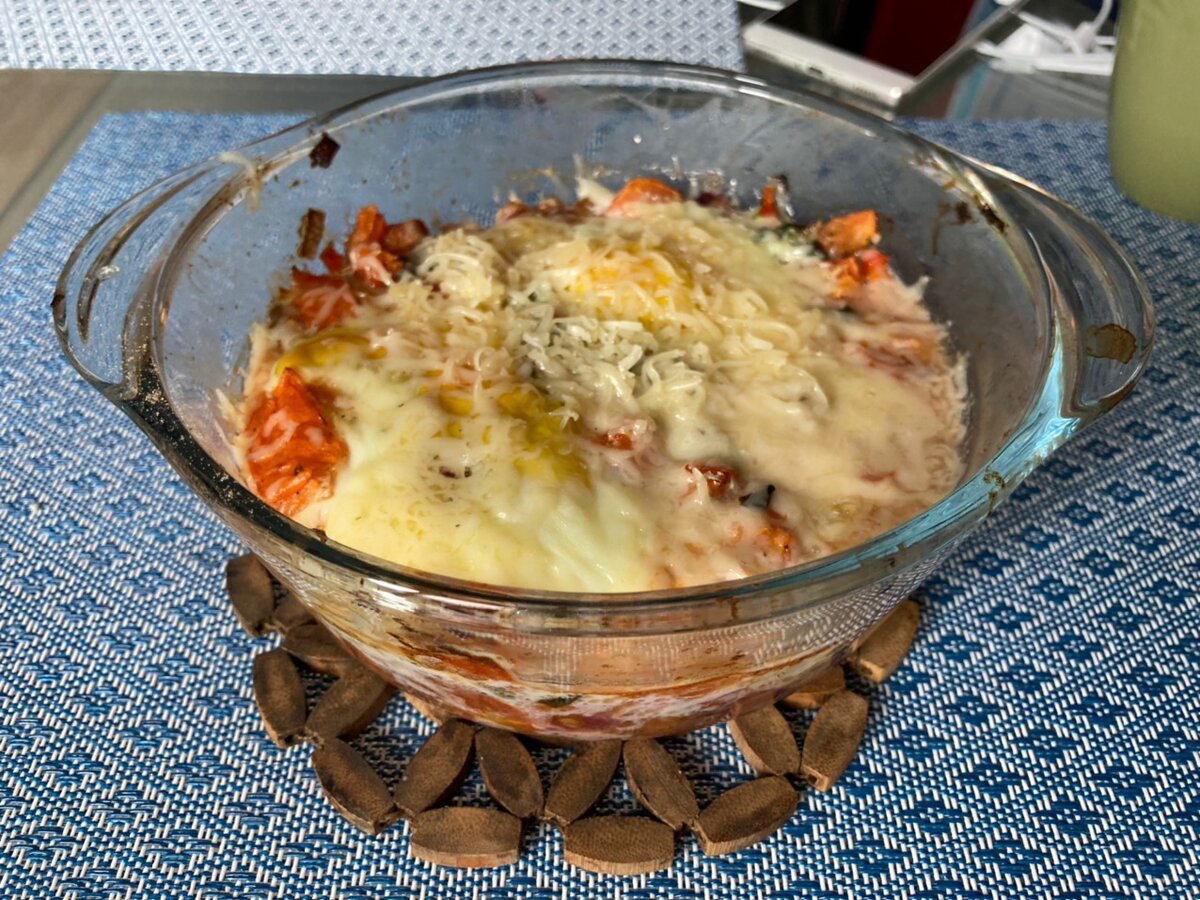 Воскресное блюдо для добропорядочных евреев. 1. Нарезаем помидоры кубиками, кладём в тару для запекания.
2.  Обжариваем крупно лук (много лука) на сливочном масле. Чеснок, шпинат (на заморозку ругаться не кошерно, но если есть возможность взять свежие листья, то надо брать). Специи добавлять вот сейчас, ни раньше, не позже.
4. Контрольное замешивание перед закладкой яиц.
Аккуратно...этот конёк не мой, так что если ваш конёк тоже горбунок, то растекшееся непотребство прикрывайте сыром [спойлеры].
5. Ставим в разогретую духовку до тех пор, пока яйца не побелеют, это 10-20 минут.
6. На этапе плейтинга щедро засыпаем сыром и кинзой. Забегаю вперёд - можно и без кинзы.
3. Для самых внимательных добавляем в тару перчик. Желательно чили, если нет - болгарский. Без семечек, режем мелко.