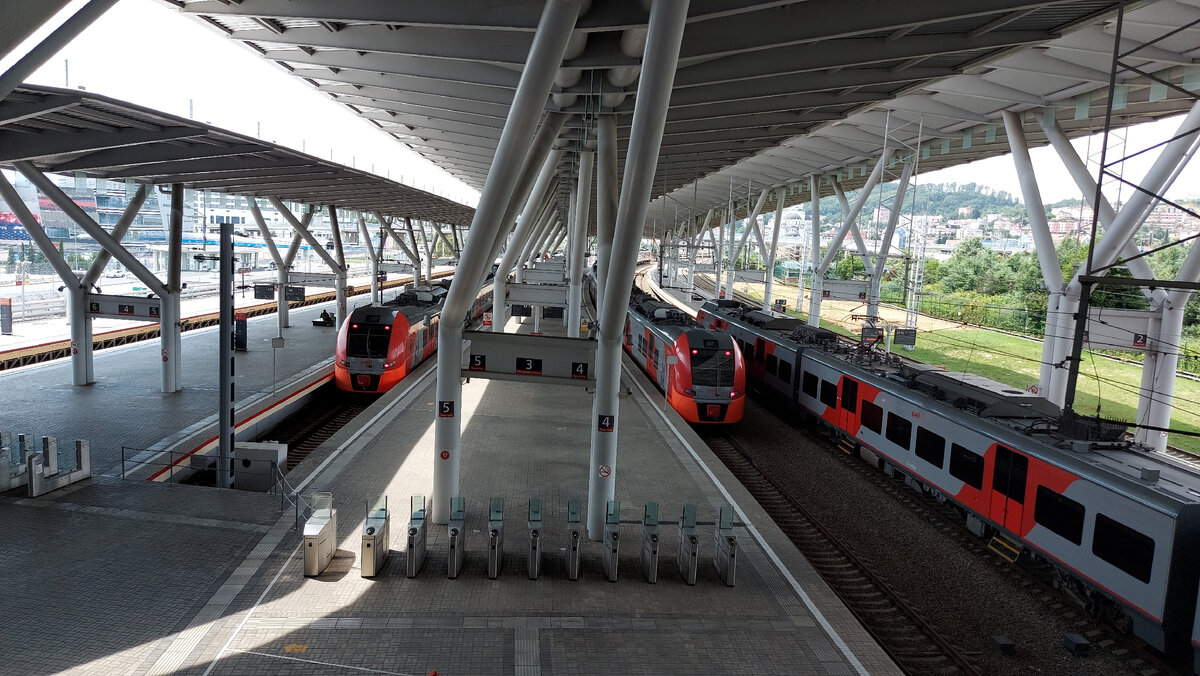 Вокзал с эсколатора.