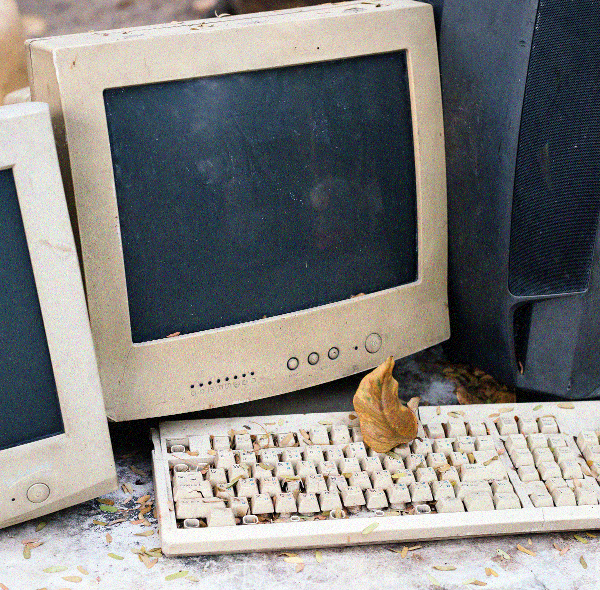 Комп горит с монитором. Разбитый монитор самсунг с24. Горящий монитор. Горящий ноут. Компьютер под прессом.