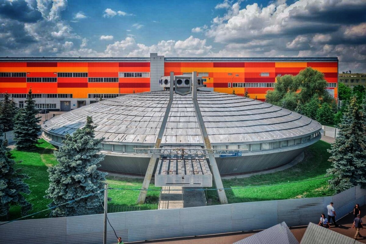 Забор вокруг музея