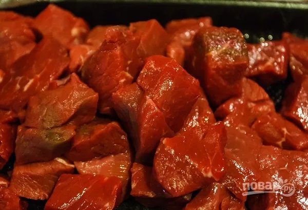 1. Мясо вымойте, очистите от пленочек при необходимости, нарежьте небольшими кусочками и выложите на сковороду с разогретым маслом. Обжарьте на среднем огне до образования румяной корочки.Шаг 1
