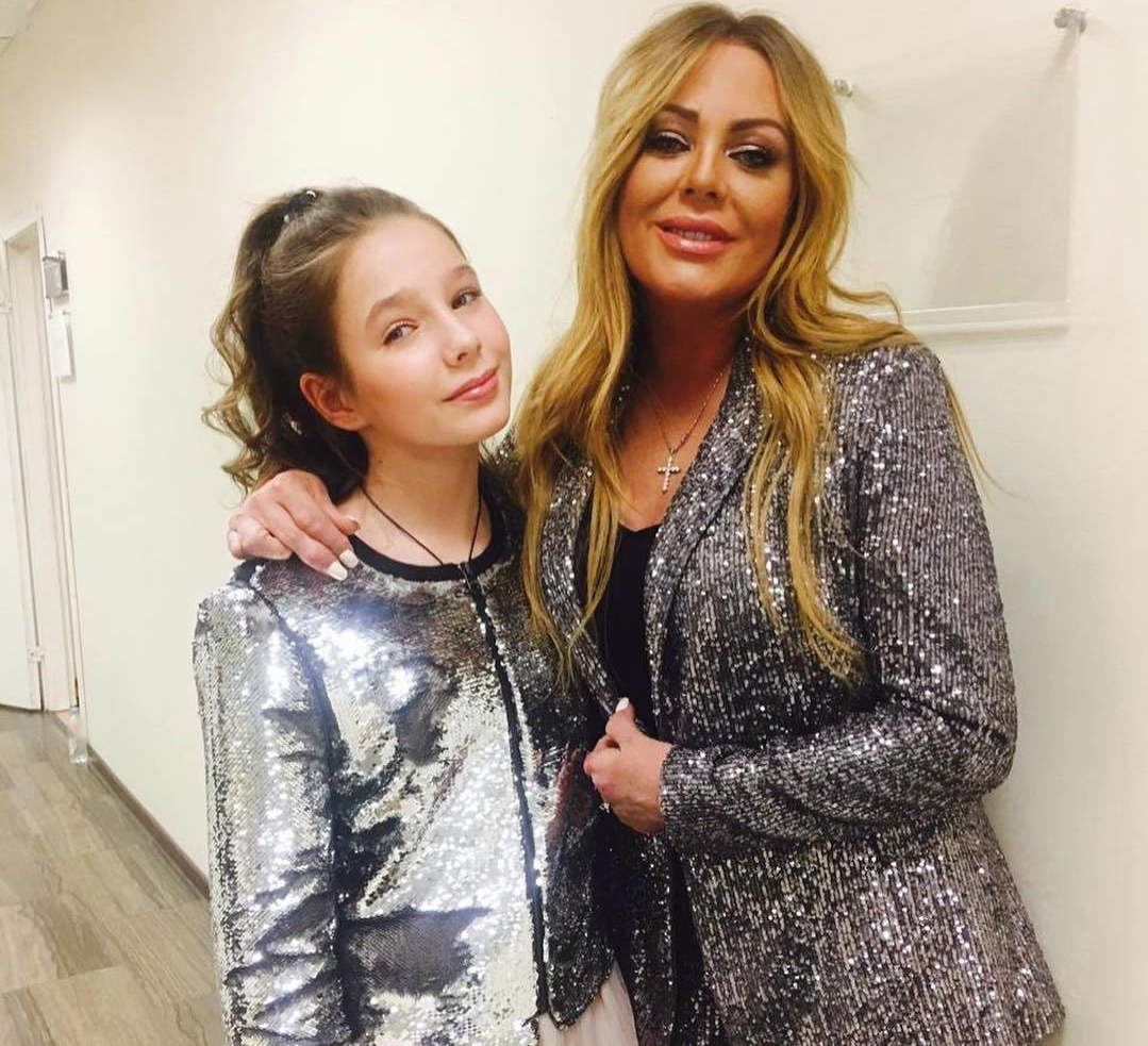 Вера - талантливая и мудрая не по годам девочка. Мамы ей не хватает.