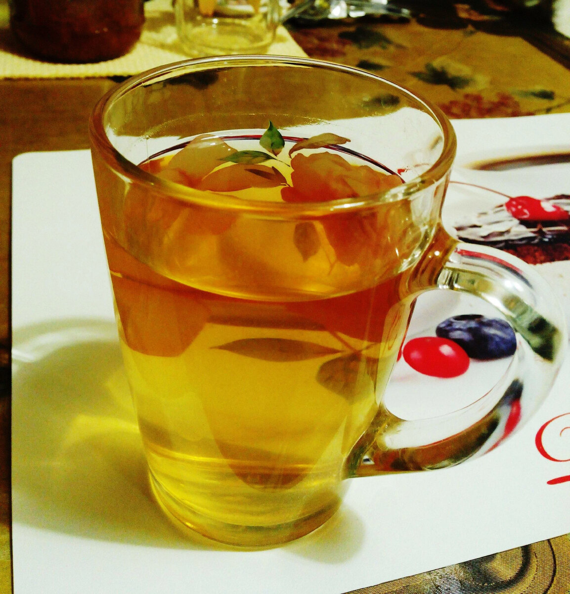 Яблочный настой - красивый, чуть кисленький и ароматный.