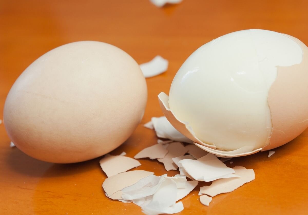 2 egg. Яйца. Яйца очищенные. Марка на скорлупе для яйца. Яичная скорлупа от белянки