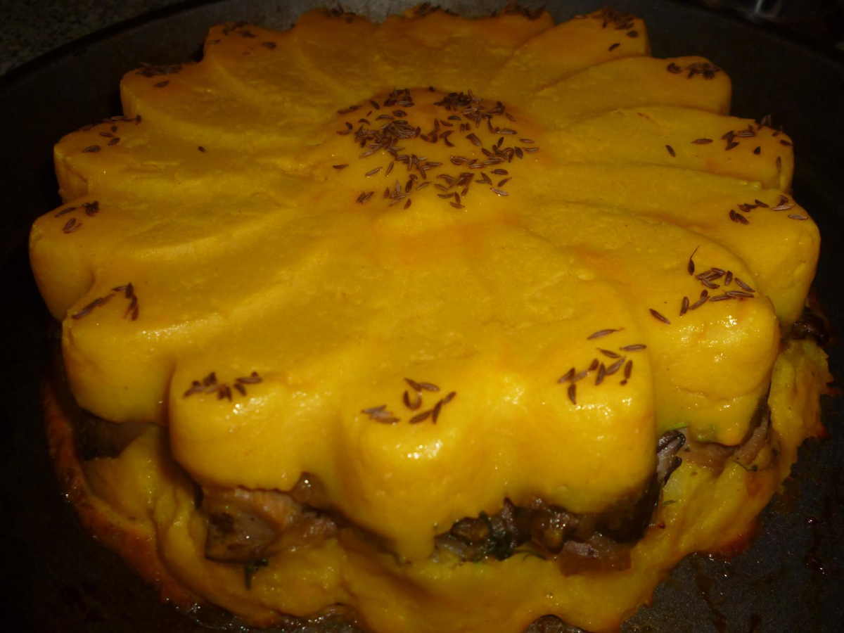 Близятся новогодние праздники. К столу можно подавать самые обычные блюда, но в праздничном оформлении. Вот одно из них