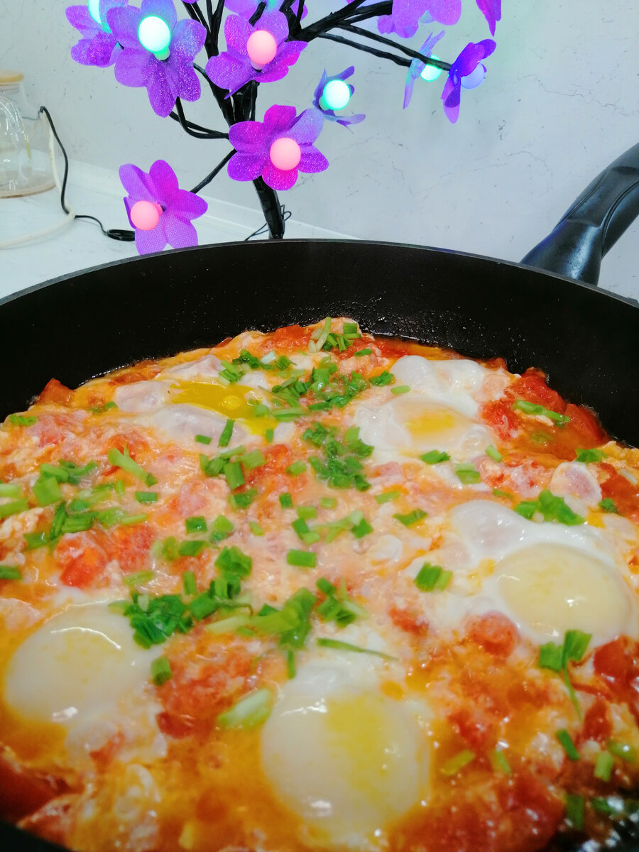 Это очень вкусно. Овощи можно добавлять абсолютно любые. В этот раз я сделала просто с помидорами. 