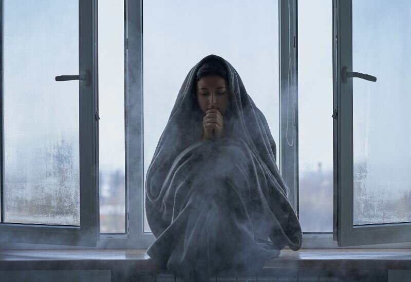 Дует из окна - как устранить причину (canva.com)