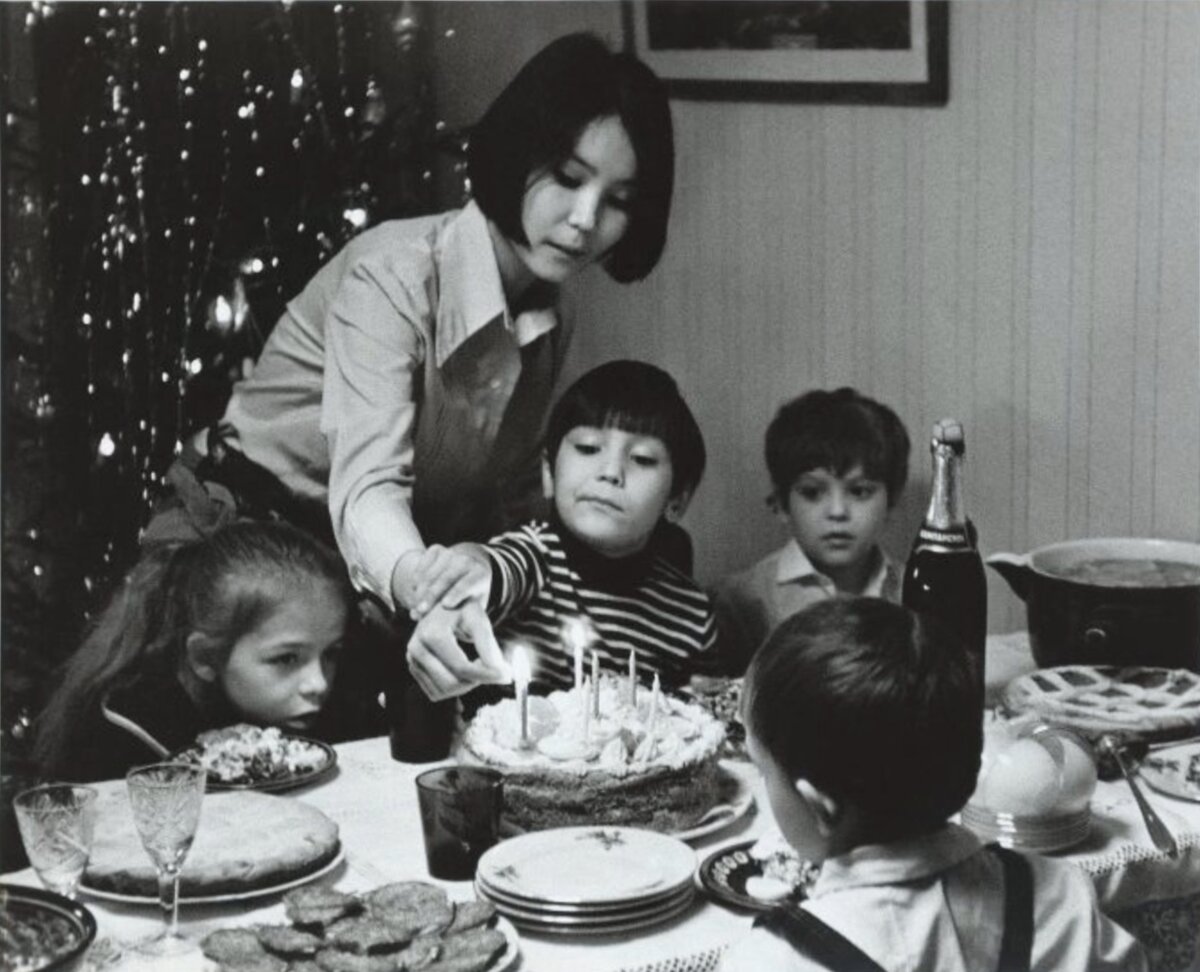 Свечи зажигает актриса Наталья Аринбасарова, ее схватил за руку виновник торжества – Егор Кончаловский. Фото 1972 года. Фото: goodhouse.ru