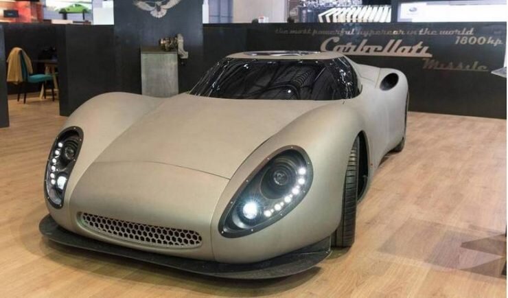 Мощность: 1800 л.с.Двигатель: 9,0-литровый двигатель V8 с двойным турбонаддувом.Визуально напоминающий гоночные автомобили 1960-х годов, Corbellati Missile создан из невероятно легких карбоновых деталей. Название “Missile” переводится как “ракета”, что лучше всего характеризует машину. 1800-сильный двигатель построен по V-образной схеме. Работает “при поддержке” 6-ступенчатая автоматическая коробка передач и задний привод. Также у Corbellati Missile выдающиеся аэродинамические характеристики. Максимальная скорость составляет 500 км/ч.