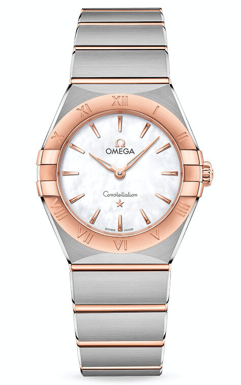 Модель 131.20.28.60.05.001 из 18К золота Sedna™ и нержавеющей стали имеет корпус диаметром 28 мм, безель с выгравированными римскими цифрами, белый перламутровый циферблат и устойчивое к царапинам сапфировое стекло. Стрелки, логотип OMEGA, звезда Constellation и индексы также выполнены из 18К золота Sedna™.
 