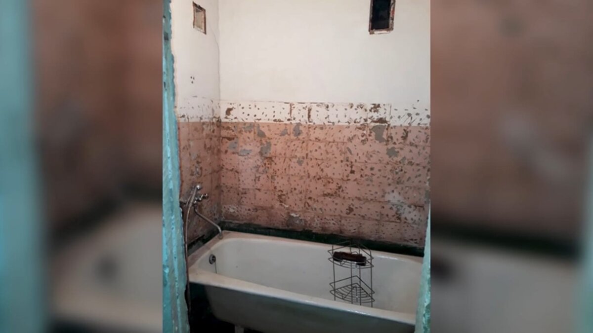 Стояла старая чугунная ванна весом около 100 килограмм, о ровных стенах и перпендикулярности в этом помещении не могло быть и речи.