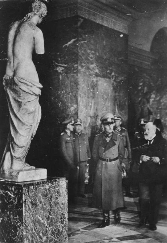 Генерал-фельдмаршал Герд фон Рундштедт в Лувре. Источник: wikipedia.org