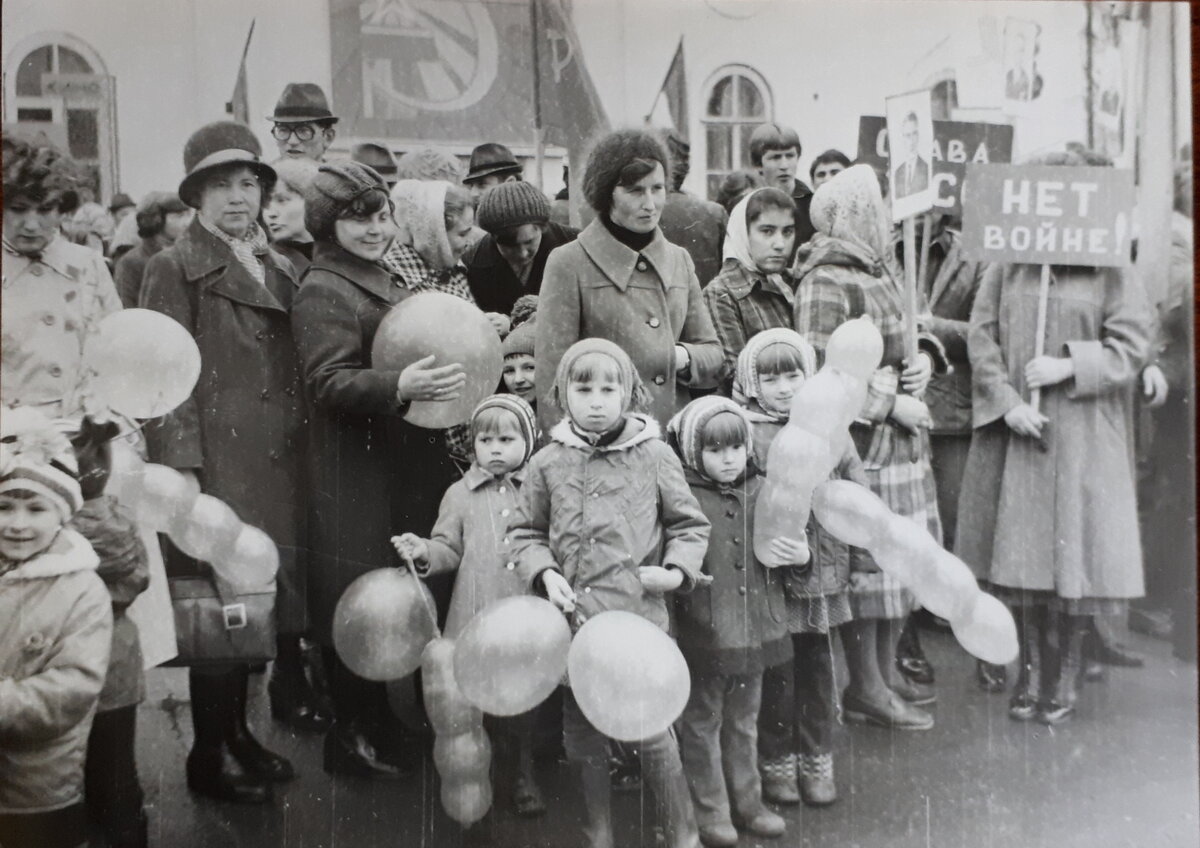 Первомай, г. Кадников, отсюда https://sokolmuzey.ru/fotografii-pervomajskie-demonstracii-g-kadnikov/