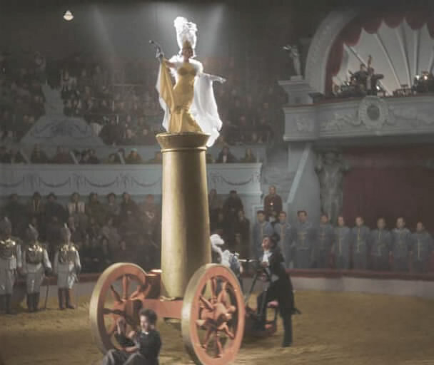 Героиня Орловой в американском аттракционе