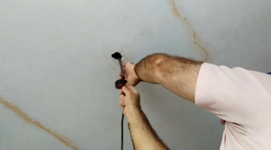 Хитрость, которая поможет легко и просто заменить проводку в потолке ...