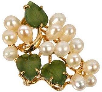 Украшение из золота , жемчуга и нефритовые листочки.