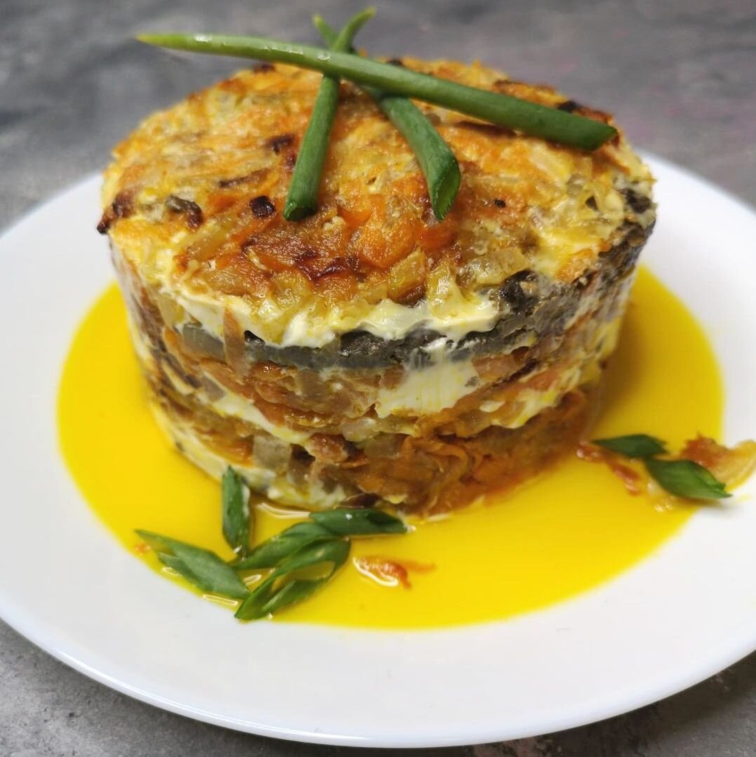 Пример блюда на кето диете: печеночный торт с баклажанами, морковью и майонезом