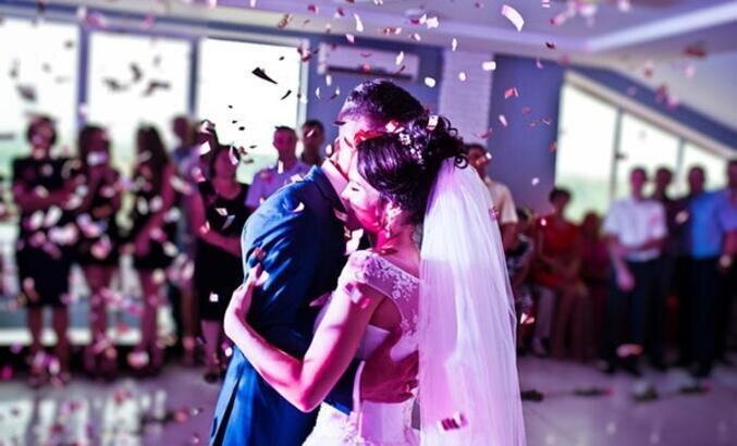 Свадьба - важное событие, требующее больших трат, много сил и времени. Фото https://www.gazetevatan.com