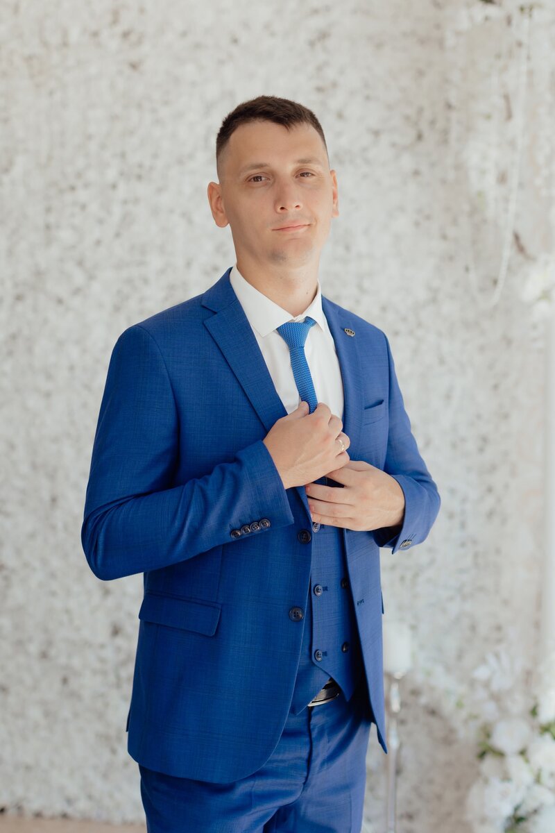 Максим Стоялов – актер, продюсер, режиссер, PR-директор. Поддерживаю информационно польское, украинское кино, официально, так и от себя, и проекты на крауд площадках.  Поддерживал информационно многие проекты на крауд площадках и имею дипломы. 
Искусство, кино – краудфандинг (лучшие фильмы)
Краудфандинг на площадке Kickstarter привлек общее финансирование размером в 1 млрд. долларов. Также, поражает то, что компания, которая занималась финансированием фильма «Veronica Mars», поставила рекорд по времени сбора средств: они собрали 2 млн. долл. за 12 часов на платформе Kickstarter.
«Вероника Марс»
«Вероника Марс» — это продолжение популярного сериала, который банки финансировать отказались. Тогда создатели обратились к фанатам через площадки представляющие краудфандинг. И за один день интрент пользователями было вложено 1 000 000 долларов, а за месяц набралась вся необходимая для съемок сумма. Но из-за неудовлетворительного маркетинга, кинофильм «Вероника Марс»  не вернул вложенные средства.
«Боже, помоги девушке»
Стюарт Мердок — лидер самой популярной в Шотландии музыкальной группы Belle&Sebastian,  взялся за съемки своего первого в жизни фильма, которому позже рукоплескала публика. Стюарт обратился к населению за помощью. Всем пожертвовавшим он дарил футболки  и пригласительные на этот фильм. Финансовую помощь оказало больше шестисот человек. Сумма которую они вложили в составила 125 тыс. долларов.
«Госнелл: Величайший серийный убийца Америки»
Как только в США закончился скандальный суд над доктором Госнеллом, осужденным на пожизненное заключение, на краудфандинговых площадках Kickstarter и Indiegogo стартовал сбор денег на съемку ленты о убийце -гинекологе. Больница, в которой Кермито Госнелл делал женщинам нелегальные аборты и убивал новорожденных, давала ему 1,4 млн. долларов в год. Чтобы посмотреть этот фильм, пользователи вложили сумму  2,4 млн. долларов.
«Космонавт»
Испанская фантастика о советском космонавте, который вернулся на Землю через десятилетия. Фильм Космонавт поставил рекорд по времени сбора денежных средств через краудфандинг. Около 120 000 евро для осуществления съемок собирали в течении двух лет. Столько же обещал вложить вкладчик из России, но уже в последний момент он исчез. Что бы спасти проект, интернет пользователи за три дня собрали более  130 000 евро. Распространяется лента через различные сайты, в том числе бесплатные.
«Супер полицейские»
Ответственная за съемку «Супер полицейских» 2001 года, комедийная группа из США — Broken Lizard,  к сбору средств на второй фильм подошла серьезно. Весной 2015 года был выпущен рекламный ролик в стиле первой ленты, в котором брутальные полицейские из Вермонта просят у интернет пользователей  2 млн долларов на создание фильма. Кампания по сбору денег на съемку сиквела «Супер полицейские» стала лидером в истории платформы Indiegogo по сбору средств за самое короткое время— так как требуемую сумму набрали чуть больше чем за сутки.
«Каньоны»
Этот фильм стал самым ожидаемым независимым проектом 2013 года. А причинами тому стало, что в режиссерском кресле — известный Пол Шредер, который являлся сценаристом нашумевших фильмов «Бешеный бык» и «Водитель такси»; в главных ролях —актер порно Джеймс Дин и неукротимая Линдси Лохан; все это происходит в городе греха, Фабрике грез. Но лента в прокате провалилась и по мнению кинокритиков сюжет оказался скучным. Маленькие сборы  не покрыли даже бюджет в 250 000 долларов. Большая часть этих денег, порядка 160 000 долларов была получена в виде вложений в проект на ресурсе Kickstarter.
«Железное небо»
Один из самых дорогостоящих фильмов в истории финского киноискусства. Картина повествует о нацистах, которые с Земли улетели на Луну. Фильм «Железное небо» появился благодаря слаженной работе его авторов с интернет пользователями. Не дождавшись получения инвестирования традиционным способом, режиссер Тим Вуоренсол создал несколько роликов, которые поставили рекорд по просмотрам на видеохостинге YouTube, после чего попросил в интернете немного средств на съемки фильма. Размер пожертвований в кинофильм составил 1 200 000 евро.
«Сладкая кровь Иисуса»
Фильм представляет собой ремейк культового фильма ужасов Била Ганна —  «Ганджа и Хесс». «Сладкая кровь Иисуса» — это не лишенная романтизма история  антрополога, который заражен вампиризмом. Режиссером картины выступил Спайк Ли отснявший до этого свою версию фильма «Олдбой». С понятием краудфандинг он столкнулся впервые. И бросив клич по интернету ему удалось собрать целых 1 500 000 долларов.
«Вещий Олег»
Центральный образ документального фильма – Вещий Олег. История великого государя, благодаря которому соединились два крупных государства. Автором картины является артист, писатель Михаил Задорнов. Сюжет картины ведется в саркастическом стиле. Михаил Задорнов, в присуще ему собственной манере, раскрывает исторические события древности, используя личную трактовку, которая основана на древних летописаниях, хранящихся в архивах. Фильм «Вещий Олег» при помощи краудфандинга собрал– 2064,533 тыс. руб.
«28 панфиловцев»: краудфандинг собрал 3191,095 тыс. руб
Режиссер картины Андрей Шальопи. Фильм посвящен героям обороны Москвы, который впервые был освещен газетой «Красная звезда». «Панфиловцы» – это бойцы  пехотной дивизии, которой руководил И. Панфилов. 16.11.1941 г., после начала наступления гитлеровцев на Москву, 28 человек 4-й роты по командованием политрука В. Клочкова в бою подбили 18 немецких танков. Все 28 бойцов погибли. Создание ленты курировал министр культуры В. Мединский. Сценарий был написан в 2009 г., весной 2013 года был снят тизер фильма. После этого на продолжение киноленты интернет пользователи пожертвовали 3191,095 тыс. руб.
https://wikihub.ru/kraudfanding-v-kino/ 
Биография (от 3-го лица):
Максим Стоялов — кинопродюсер, актер, режиссер. Создатель многих творческих объединений. Арт-директор Международной организации CinemaHall (2015—2016), постепенно стал партнером CinemaHall, способствуют развитию «CinemaHall», дает активный фидбек, и поддерживает проекты организации. CinemaHall — Международная организация «CinemaHall». Член Европейской киноассоциации NISI MASA. Член Международной федерации киноклубов FICC. Весной 2015 Международная организация «CinemaHall» выпустила совместно с партнером, компанией «KINOLIFE» (партнер) украинский-американский психологический триллер «Смертельно живой».
Фильм Смертельно Живой вошел в «Каталога украинских фильмов 14/15 лет», что представлялся на украинском национальном стенде «Украинский фильм Corner» на 65-м Берлинском международном Кинофестивали в рамках Европейского кинорынку.

CINEMAHALL – Международная организация (МОО), самая крупная организация в сфере киноконсалтинга, PR кинопроектов и кинообразования в Восточной Европе. Организация – официальный представитель Европейской киноассоциации NISI MASA и член Международной федерации киноклубов FICC в Украине. Наша аудитория – более 120 000 человек в СНГ, аудитория наших медиапартнеров в Украине – более 5 000 000 человек. Также CinemaHall — агентство полного цикла, специализирующееся в сфере проведения мероприятий и проектов регионального, национального и международного уровня, связей с общественностью, BTL и Digital-проектов.
Одна из основных специализаций «CinemaHall» - комплексный PR и продвижении кинопроектов, разработка маркетинговых кампаний и ARG.
«CinemaHall» имеет опыт плодотворного сотрудничества с такими фильмами, как «Голодные игры: И вспыхнет пламя» (“Lionsgate”), «Тебе конец» (“Lionsgate”), «Залётчики» (“Rastoropsha Films” & “Sled Production House”), «Стартап» («Данаис фильм»), «Тіні незабутих предків» (“Suspense Films”), «Тойхтопройшовкрізьвогонь» (“Инсайт медиа”), «Иван-Сила» (“Инсайт медиа”), «Истальгия» (“435 films”) и др.

В начале 2013 года Международная организация «CinemaHall» учредила Ассоциацию киноклубов Украины по разработанной «CinemaHall» еще в конце 2012 года программе поддержки и развития киноклубов Украины.
В 2017 году Международная общественная организация "CinemaHall" при генеральной поддержке кинодистрибьюторской компании KINOLIFE Distribution объявила конкурс на участие в польско-французской киномастерской Kinographe, который состоялся 14-21 мая в Гренобле (Франция).

Автор, редактор и фотограф, и поддерживаю. Пиарю https://play.google.com/store/apps/details?id=org.wikipedia&hl=ru&gl=US 
 
Украи́нская Википе́дия (укр. Українська Вікіпедія) — украиноязычный раздел Википедии. По состоянию на 23 июня 2022 года украинская Википедия содержит 1 162 235 статей различной тематики; по данному показателю украинская Википедия занимает 17 место среди всех языковых разделов. По данным за декабрь 2014 года украинская Википедия находилась на 18 месте по просмотренным страницам среди всех языковых разделов Википедии.
https://ru.wikipedia.org/wiki/Украинская_Википедия 
31 мая 2009 года была создана общественная организация «Викимедиа Украина» — региональное отделение Викимедиа. Основной целью организации является способствование развитию Википедии и других дружественных проектов на украинском языке (а также на других распространённых на Украине языках).
Библиография
•	Будзей Олег. Електронна толока // Подолянин. — 2008. — 4 квітня. — С. 6.
•	Володимир Білецький. В українському секторі Вікіпедії — 100 000 статей! Свобода, Нью-Джерсі, США. 11 травня 2008 року, сторінка 5.
•	Володимир Білецький. Електронна скарбниця знань // Інтерв’ю В. С. Білецького власному кор. газети «Урядовий кур'єр» Миколі Лісовенку. число 86, 14 травня 2008 р., с. 18.
•	«Як гартувалась грамота, частина 1», «Мой компьютер», 24-31.12.2007 — № 52 (483).
•	«Як гартувалась грамота. Завершаємо інтерв’ю з адміністратором української „Вікіпедії“ Albedo», «Мой компьютер», 2008 — № 1—2 (484—485).

https://cyclowiki.org/wiki/ https://wikireality.ru/wiki/Циклопедия поддерживаю информационно и имел админские флаги, сейчас менее активный в проекте, из-за предвзятости https://cyclowiki.org/wiki/Участник:Serebr, как я украинец. 
Циклопедия — универсальная нейтральная вики-энциклопедия. Позиционирует себя как инклюзионистская и как вторая Википедия (научно-популярная, в отличие от первой, претендующей на то, чтоб быть научной). Основной упор делается на описание различных интересных и нетривиальных вещей, а также на написание статей, созданных по первичным источникам, в том числе статей о вымышленных мирах.
С самого начала стала «домом» для многих оппозиционеров русской Википедии, а проект является своего рода продолжением дела АПЭ (объединения участников русской Википедии, оппозиционно настроенного по отношению к администрации, действовавшего в ней в 2006—2008 годах). 
Администрация
Флаг администратора разделён на 3 отдельных флага: эксперт (восстановление и удаление статей, подведение итогов, разрешение конфликтов), мастер (настройка фильтра правок и интерфейса), смотритель (блокировка вандалов и спамеров). Совмещать эти флаги запрещено (но в мае 2016 года лицам с большим вкладом было разрешено совмещать флаги смотрителя и эксперта), стандартный флаг администратора присваивается только членам Правления. Однако в апреле 2015 года флаг администратора впервые был выдан участнику, который не является членом Правления. Этим администратором стал Урахара. Это было сделано для облегчения процесса вливания материалов Нитяники в Циклопедию и в связи с тем, что участник стал рассматриваться Правлением как кандидат в члены Правления. Также флаг администратора имел Transparent, который получил его по запросу. Это было связано с необходимостью импорта статей из погибшей Викисферы. Когда перенос статей закончился, флаг с участника был снят по его запросу.
Флаг получить несложно — достаточно подтвердить, что участник — не дятел.
Несколько раз ссылался на Циклопедию в своем блоге в ЖЖ известный блоггер Фриц Морген.
	Во второй части аниме «Сказка о Хвосте феи» (26 серия, филлер), в поисках некой деревни волшебники проводят поиск информации о ней в книге, на обложке которой написано «Cyclopedia». Скриншот кадра в качестве «пасхального яйца» был помещён в 8 номер журнала «Час викидракона», где бралось интервью с основателем Циклопедии.
Состою WikiUnion (Вики-союз, WU) — объединение альтернативных вики-проектов, которое разработал Dream. Активная фаза работы WU в 2013 году длилась с апреля по июнь 2013 года, затем произошла консервация развития объединения в связи с резким изменением обстановки, возобновление работы произошло только в сентябре 2014 года, причем в совершенно новой конфигурации (включая участие в Союзе крупнейших альтернативных вики-проектов, наличия брендового доменного имени и формирование правил с нуля). http://wikireality.ru/wiki/WikiUnion 
Ру́сская Википе́дия — русскоязычный раздел Википедии, основанный 11 мая 2001 года. Входит в десятку самых крупных языковых разделов Википедии по всем основным показателям. Используется MediaWiki с рядом расширений. Включает в себя 1 830 219 статей и ряд служебных страниц.
 
Небольшая часть серверов фонда Викимедиа, расположенных в Ашберне, Виргиния
Название «русская Википедия» не обозначает принадлежность к какому-либо народу или государству, подразумевая лишь язык написания статей.
Избранные исторические факты:
2001 год
11 мая — анонсировано создание раздела Википедии на русском языке. Раздел находился на домене russian.wikipedia.com.

2017 год
20 июня — в раздел загружено 200 тысяч файлов.


2022 год
1 марта — Появился серьёзный риск блокировки википедии в России, из-за статьи о вторжении России на Украину в 2022 году, в рамках российско-украинской войны.
4 марта — начата 1800-тысячная статья.
30 марта — Википедии снова угрожают блокировкой в РФ через сутки, из-за статьи о вторжении России на Украину в 2022 году, в рамках российско-украинской войны.
Награды и премии Русской Википедии 
«Премия Рунета»
 
Награды Русской Википедии. Премия «Золотой сайт» (2007) и четыре премии Рунета (2006, 2007, 2009, 2010)
 
Награда «Звезда Интернета»
«Премия Рунета» — российская общенациональная награда в области высоких технологий и Интернета, которой поощряются выдающиеся заслуги компаний-лидеров в области информационных технологий и электронных коммуникаций, государственных и общественных организаций, бизнес-структур, а также отдельных деятелей, внёсших значительный вклад в развитие российского сегмента сети Интернет (Рунета).
•	«Премия Рунета — 2019» — лауреат премии в номинации «Образование и кадры».
•	«Премия Рунета — 2017» — лауреат премии в номинации «Наука и образование».
•	«Премия Рунета — 2015» — лауреат премии в номинации «Наука и образование».
•	«Премия Рунета — 2014» — лауреат премии в номинации «Наука и образование».
•	«Премия Рунета — 2012» — лауреат премии в номинации «Наука и образование».
•	«Премия Рунета — 2011» — дипломант «Народной десятки» (6-е место).
•	«Премия Рунета — 2010» — лауреат премии в номинации «Наука и образование», а также дипломант «Народной десятки» (7-е место).
•	«Премия Рунета — 2009» — лауреат премии в номинации «Наука и образование».
•	«Премия Рунета — 2008» — дипломант «Народной десятки» (9-е место).
•	«Премия Рунета — 2007» — лауреат премии в номинации «Наука и образование», а также дипломант «Народной десятки» (8-е место).
•	«Премия Рунета — 2006» — лауреат премии в номинации «Наука и образование».
•	«Премия Рунета — 2005» — дипломант «Народной десятки» (6-е место).

 Обо мне писали часто в Википедии (не имеет значение какой раздел и о брате), но как один администратор Романенко удаляет статьи обо мне, из-за зависти и предвзятого отношения. Хотя я о нем писал в Украинской Википедии. И человек уже несколько лет преследует меня в Википедии и следит за моими правками, и сам он ярый само пиарщик (хотя в этом ничего такого нет, но только привык обвинять других в этом), где бы не происходила дискуссия, он везде ставит свое мнение. И никогда не голосовал против него на выборах. 
В Википедии Андрей Романенко работает в основном с персоналиями музыкантов и литераторов. Главные направления этой деятельности — заполнение Википедии статьями о музыкантах и литераторах, которые, по его мнению, являются значимыми, и удаление статей о персоналиях, которые, по его мнению, значимыми не являются, даже несмотря на наличие регалий и печатных изданий. Именно для удаления статей о незначимых персоналиях он и добился повторного получения флага администратора. После получения флага активно занимался удалением статей о незначимых (по его мнению, поддерживаемому и некоторыми другими википедистами, однако не всеми) литераторах. Такая деятельность, возможно, связана со стремлением Кузьмина зачистить информационное пространство от имён конкурентов (как Братья Стояловы).
http://wikireality.ru/wiki/Андрей_Романенко
 
http://wikireality.ru/wiki/Esquire http://wikireality.ru/wiki/Идут_на_поправку 
Андрей Романенко утверждал, в частности, что работа администратором якобы является для него страшной обузой, а не существенным полномочием, которое дает ему возможность контролировать поток литераторов и музыкантов, желающих пиариться через Википедию, и пропускать лишь тех, кого он считает значимым. Романенко также издевательски отозвался о викидеятельности Константина Кедрова.
Также на сайте http://wikicompromat.org/wiki/Заглавная_страница обо мне написали предвзятую, и лживую статью, перекрученными и искажена агрессивными мошенниками, которые вымогали с меня 500 долларов за удаления. 

Поддерживаю https://vk.com/gitrs Институт кино и телевидения (ГИТР).

Как актер снимался в Киностудие VICTORIA FILM STUDIOS - https://www.victoriafilmstudios.com/about-us https://www.youtube.com/watch?v=7oJKs56qTzA  и поддерживал информационно. 

Киностудия VICTORIA FILM STUDIOS - одна из крупнейших в стране киностудий, которая занимается разработкой, производством и постпродакшн сериалов, полнометражного кино и других телепроектов.
 
Работает как самостоятельный производитель полного цикла, а также выступает в качестве арендодателя съёмочных площадей, оборудования, гримерных, реквизита, транспорта и т.д.
 
Киностудия VICTORIA FILM STUDIOS - это крупнейшая в стране производственная база, занимающая территорию более 36 гектаров.
 
Комплекс включает в себя:
 
•	10 павильонов, площадь, одного из которых составляет 2500 кв.м.;
•	масштабные натурные площадки - «Деревня», «Старый город», «Тюрьма», «Озеро», «Река», «Поле», площадью более гектара каждая;
•	большие склады реквизита, костюмов, оружия;
•	парк игрового транспорта;
•	собственную студию postproduction;
•	парк самых современных камер, кинооптики, монтажного и осветительного оборудования;
•	студию звукозаписи с возможностью записи оркестра.
 
В инфраструктуру киностудии также входят:
 
•	Современная гостиница на 20 номеров класса «люкс»;
•	Ресторан для сотрудников на 110 посадочных мест;
•	Два отдельных VIP-ресторана для киноактеров и режиссеров.
•	Мини кинотеатр

 


Поддерживаю информационно и администратор Кинофестиваля хоррор фильмов «КАПЛЯ» в Москве https://vk.com/thedropmovieawards 
Российский международный кинофестиваль остросюжетного кино и хоррор фильмов «КАПЛЯ» - одно из самых значимых жанровых мероприятий в российском киномире.

Жанр «фильмов ужасов» многослоен. Первые триллеры и хорроры появились вместе с кино. Более ста лет граф Дракула и Франкенштейн, оборотни и мумии собирают аншлаги в кинотеатрах. Это специфичный жанр, в котором есть место и трагедии, и комедии, и даже мелодраме.

Учредителем фестиваля является продюсерская компания Live Entertainment в лице ее Президента Виктора Буланкина.

Кинофестиваль "КАПЛЯ" проходит ежегодно с 2010 года с участием звезд мирового кинематографа на крупных киноплощадках столицы.

Кинофестивалю уже 11 лет. В нем в разные годы приняли участие такие суперзвезды мирового и отечественного кино как Эрик Робертс, Мик Гаррис, Костас Мэндиллор, Ллойд Кауфман, Джодель Ферланд, Акира Ямаока, Хавьер Ботет, Стюарт Гордон, Брайан Юзна, Оливер Робинс, Корбин Бернсен, Джон Кассир, Крис Макдональд, Лина Леандерссон и Коре Хедебрант, Кайл Кэтлетт, Дэниел Лихт, Лизль Алерс, Наоми Гроссман и Бен Вульф, Майк Карпентер и Никки Эйкокс, Коэн Дэй, Беркер Резит-Энхос, Барбара Неделякова, Йеппе Лаурсен, Неманья Йованович и Срджан Спасоевич, Марко Ристори и Лука Бони, Преити Уупала и Силье Реинаамо, Чарли Бонд и Джеймс Хамер-Мортон, Мачией Бинковски и Мартин Вейн, Сюске Канеко, Кристина Клебе, Станко Мольнар, Лоурен Эспозито, Джеймс Рассел, Дэвид Кейдж, Неманья Йованов, Тревор Симмз, Филип Риду и Хелен Кревел, Милан Тодорович и Мирослав Лакобрия, Андреа Марфори и Паола Мингони, Руджеро Деодато, Марко Динелли, Ричард Каттинг, Джеркер Фальстром, Елена Фокина, Энтон Трой, Антти-Юсси Аннила, Серджио Стивалетти, Джованни Ломбардо Радиче, Сергей Онопко, Ларри Коэн, Тимур Бекмамбетов и Ренат Давлетьяров, Леонид Куравлев и Наталья Варлей, Дарья Балабанова, Павел Прилучный, Евгений Стычкин, Павел Руминов, Влад Северцев, Владимир Алеников, Данила Козловский, Владимир Епифанцев, Святослав Подгаевский, Валерия Гай-Германика, Александр Песков, Алексей Воробьев, Николай Аверюшкин и Александр Зуев, Дмитрий Глуховский, Клим Шипенко, Алена Бабенко, Татьяна Новик, Вилен Бабичев, Алена Чехова, Светлана Баскова, Валерий Переверзев, Юрий и Владимир Торсуевы, Любовь Лапшина, Николай Лебедев, Луиза-Габриэла Бровина, Анфиса Чехова, Дмитрий Кубасов, Елена Корнилова, Кирилл Разлогов, Екатерина Гусева, Людмила Чурсина, Алан Диамбеков, Екатерина Щеглова, Сергей Клишо, Аркадий Укупник, Юрий Чурсин, Александр Раппопорт, Никас Сафронов, Юлия Пересильд, Эркен Иалгашев, Андрей Соколов, Фатима Хадуева, Валентина Ляпина, Маргарита Султанова и многие другие.

Среди выступающих исполнителей церемонии награждения разных лет: Диана Арбенина и группа «Ночные снайперы», Вахтанг, Михаил Панферов, Андрей Ковалев, Карина Барби, Шариф, Герман Грач, Анжелика Фролова, Константин Маласаев и группа “USB”, Наташа Трейя и Женя Лепокурова, Алла Мутигуллина и группа «Семицветик», Чарли Армстронг, Анатолий Евдокимов и его травести шоу, оркестр Михаила Рахлевского, Сергей Садовой и его цирковое экстрим шоу, Рафаэль Циталашвили и Елена Вайман, шоу барабанщиков, фрик шоу, хоррор шоу, эротик шоу, Антон Зацепин, Владимир Брилев, группа Otto Dix и Михаэль Драу, Александр Балыков, Христо Кириллов, Viva Скрипка, Владимир Пермяков и группа «Привет из 90х», группа «СЛОТ» и Дарья Ставрович, группа «Академики» Игоря Крутого, звездные дети - участники и финалисты проектов «Детское Евровидение», «Новая волна», «Голос Дети» и многие другие.

Ежегодно в конкурсной программе фестиваля представлено на суд жюри и зрителей более 100 фильмов.

В качестве интерактивных развлечений для зрителей и гостей фестиваля в разные годы имели место: выставки хищных растений, страшных картин, альтернативных кукол, графити; косплей шоу; выездной музей истории телесных наказаний; комнаты страха; выездные перфоманс квесты; welcome drink, фуршеты и after party; дегустации эксклюзивных напитков; боди арт и 3D шоу.
www.horrorpremia.ru
В 2022 году специальный гость 12-го кинофестиваля «Капля» стал Аднан Коч - звезда сериала «Великолепный век».
Жил в г. Лодзь (Польша), по ул. Петрковская, возле аллеи звезд польского кино.
Нынешняя улица Пётрковская проходит по линии бывшего Пётрковского тракта, который в XIX веке был свидетелем бурного развития города. Улица Пётрковская — это главная улица города. Она тянется от восьмиугольной Площади Свободы (польск. Plac Wolności Пляц Вольнощчи), которая ранее носила название рыночной площади Нового Города (польск. Nowe Miasto Новэ Място). Самая длинная в Польше пешеходная зона c магазинами, барами и ресторанами (которых здесь более ста), а летом также и уличными кафе. Кроме того, по бульвару можно прокатиться на велорикше или ретро-трамвае. На улице Пётрковской проходят многочисленные мероприятия, ярмарки, хэппенинги и спортивные состязания.
На протяжении многих лет Лодзь считалась столицей польского кинематографа. На территории города действовали киностудии художественных, научно-популярных и мультипликационных фильмов, студий звукозаписи и производства кинокопий. Лодзь славится всемирно известной Высшей Школой Кинематографии, Телевидения и Театра.
Кроме того, Лодзь известна как город с великолепной театральной традицией.
•	Высшая Школа Кинематографии, Телевидения и Театра — улица Таргова 61/63. Занимает здание дворца Оскара Кона. Особой гордостью школы являются её выпускники: Анджей Вайда, Роман Полански, Ежи Сколимовский, Марек Пивовский, Кшиштоф Кеслёвский.
•	Музей Кинематографии — площадь Звыченьства 1. Расположен во дворце Карла Шейблера. Временные выставки посвящены истории киноискусства, польским кинохитам последних лет и современному польскому искусству, в частности фотографии и медиа-арту.
•	Аллея Звёзд — улица Пётрковска (отрезок бульвара между улицей Монюшко и Пассажем Рубинштейна).
•	Opus Film (Опус Фильм). — улица Лонкова 29. Занимает здание бывшей Художественной Киностудии.
•	Se-ma-for — польская студия короткометражных фильмов.
Лодзь принадлежит к числу любимых городов американского режиссёра Дэвида Линча, который в 2006 г. снял здесь свой фильм «Внутренняя империя».

Ретроспектива (память, поддержка, кинопоказы):
•	2019 - ВУФКУ. Lost & Found https://vufku.org/ 
Проект ВУФКУ. Lost & Found — це історія про революційний вибух в українському кіно, один із найуспішніших модернізаційних проектів нашої культури, який було знищено й забуто майже на століття.
https://marieclaire.ua/lifestyle/shhos-tsikave-dovzhenko-tsentr-vidkrivaye-muzej-kino
https://tyzhden.ua/Culture/235286 
Проданий апетит
VR-інсталяція сюрреалістичного фільму «Проданий апетит»
Ще один експонат виставки, який часто плутають з ракетою чи телепортом, насправді є тумбою для афіш, всередині оснащеною окулярами VR. Влаштувавшись зручніше, ви можете переглянути віртуальний трейлер втраченого фільму режисера Ніколая Охлопкова «Проданий апетит» (1928). Він був спеціально створений для виставки графіком та перфомером Анатолієм Бєловим у співпраці зі студією Sensorama. Сюрреалістичний сюжет картини, яка наприкінці 20-х висміювала спосіб життя французьких буржуа, але випадково передбачила критику сучасної споживацької культури, переказує нам Ганна Онуфрієнко: «Багатій Раппе хоче гуляти, пити і їсти, але не хоче мати похмілля й болю у шлунку, тому орендує у безробітного водія автобуса шлунок, і погано стає вже йому, а не багатію».
В масивних окулярах можна розвертатися на 360 градусів, щоб краще роздивитись гротескно-апокаліптичний анімаційний простір, який одночасно смішить і страшить ненажерливими головами, ладними проковтнути все, що трапиться на їх шляху.

Запроданий апетит / Філантроп

1928, Перша кінофабрика ВУФКУ (Одеса), 6-7 ч./ 1728-1987 м
Source: https://vufku.org/lost/prodanyj-apetyt
https://vufku.org/vystavka/liudyna-z-kinoaparatom-kinokamera-debrie/ 
https://vufku.org/vystavka/kinoteatr-lost-found-top-10-filmiv-vufku/ 
https://vufku.org/vystavka/po-toj-bik-ekranu-instaliatsiia-kino-propahanda/ 
Лекция Алексея Ретинского Симфония Донбасса Дзиги Вертова. Морфология шума и кинопоказ фильма Энтузиазм (Симфония Донбасса) (1930, 65 мин. Режиссер: Дзига Вертов)
Энтузиазм (Симфония Донбасса) (1930) — первый украинский звуковой фильм, шедевр мирового кинематографа. Снятый мэтром киноавангарда Дзигой Вертовым, он был первым кинопроизведением, в котором реальные промышленные и обычные звуки служили созданию музыкального образа, а не только подчиняли его визуальному ряду.
https://nv.ua/art/pro-fenomen-vufku-v-muzeji-kino-dovzhenko-centru-proyde-cikl-kinolekciy-50050467.html 
Коридор червоного терору
 
У 1930-му з фільмом Вертова «Симфонія Донбасу» в українське кіно приходить звук, але, крім радісних звершень, відбуваються й драматичні пертурбації. Через зміну соціально-культурної політики ВУФКУ закривають, а на зміну авангардним експериментам приходить соціальний реалізм. Обмеження творчих горизонтів, репресії та загибель багатьох митців символізує фінальна інсталяція виставки, клаустрофобічний червоний коридор: «В ньому ми бачимо фото відомої зустрічі українських письменників зі Сталіним в 1929-му, — коментує Ганна Онуфрієнко. — Існує стенограма цього візиту, з якого ми знаємо, що вони дуже жваво вболівали за українську мову, обурювалися, що в українських театрах йшли «Дні Турбіних» Булгакова, а Сталін їм обіцяв, що мистецтво буде «соціальним за змістом і національним за формою».
Якщо в 1929 році ці люди ще мали сміливість висловлювати свою думку, то вже в 30-х будь-які можливості для них згорнулися. Той же Лесь Курбас був усунений від роботи, намагався приїхати до Москви, як і Довженко, але його і там знайшли. Комусь вдалося вижити, але ціною компромісу зі своєю совістю, тому тут ми помістили патефон, який, за легендою, Сталін подарував Довженку. Цей подарунок був одночасно виявом ласки і очікувань, які влада покладала на режисера, бо в той час «вождь» полюбляв голівудські музичні комедії. Довженко цьому подарунку не дуже зрадів, судячи з фото, і потім продав його десь на ринку. Декому вдалось вижити, як Георгію Тасіну чи Леоніду Могилевському. Останній у ВУФКУ завідував аналогом сучасних новин і створив перший фільм «Документи епохи», змонтований виключно з кінохронік. Після 1929-го він жив у Парижі, Італії і Голівуді, де зняв багато фільмів. Тарантіно любить деякі його стрічки, і навіть згадує у фільмі «Джанго звільнений», даючи одному з персонажів ім’я Лео Могі. Хронікальних шматків його фільмів дуже багато в нашому таймлайні».
«Ми, звісно, приділяємо увагу сумному закінченню цієї історії ВУФКУ, але хочемо більше говорити про певні позитивні й успішні речі, які ці люди за вісім недовгих років змогли втілити у великий масив фільмів і текстів, які актуальні і сьогодні», — резюмує кураторка.
https://lb.ua/culture/2019/11/19/442560_vid_traktora_chervonogo_koridoru.html 
«Земля» (1930, реж. О. Довженко)
Шедевр Довженка, що завершує його німу кінотрилогію. Психологічна драма з елементами детективу про злочин і кару на фоні колективізації 20-х. У 2012-му Довженко-Центр відреставрував «Землю» із оновленим саундтреком від гурту «ДахаБраха».
Які стрічки ВУФКУ залишилися втраченими?
Близько 60 фільмів із архіву ВУФКУ не збереглися. Серед таких: «Макдональд» (1924) – одна з небагатьох кіноробіт театрального режисера Леся Курбаса;  «Казка про солом`яного бичка» (1927) – перший анімаційний фільм в історії українського кіно; повстанський епос «Злива» (1929), екранізований скульптором Іваном Кавалерідзе…
https://ofr.fm/vufku-lost-found-shho-treba-znati-pro-ukrayins-kij-golivud/ 

Ретроспектива (память, архив, поддержка):
1.	1896 – Прибытие поезда на вокзал Ла-Сьота https://www.youtube.com/watch?v=fUtqM2yXwEs&t=1s https://pikabu.ru/story/samyie_pervyie_filmyi_v_istorii_6049996 https://cyclowiki.org/wiki/Кинематограф 
2.	Фильм "Памяти Владимира Высоцкого". Часть первая. https://www.youtube.com/watch?v=pkOfXiwWpuA 


Концерты (pr, поддержка, фотограф, билеты, афиши, ютубе):
1.	2013 – Концерт Helloween в концертном зале Моторного завода (фотогаф, журналист, оператор).
2.	Jurij Shatunov POLO TV Ostróda 2014 Biełyje rozy i inne all Юрий Шатунов Польша Оструда Белые розы (память) https://www.youtube.com/watch?v=-1xq5nJAp14&t=287s https://pikabu.ru/story/jurij_shatunov_polo_tv_ostrda_2014_bieyje_rozy_i_inne_all_yuriy_shatunov_polsha_ostruda_belyie_rozyi_9218533 
3.	Вечеринка с гитарой Эпоха Высоцкого 25 07 2018 г (полная версия) поддерживал информационно, и как музыкальный продюсер продвинул на сцену Светлана, спасибо Сергею Рябинину. https://www.youtube.com/watch?v=1XX36CypOIA 
4.	2022 – Прощание с Юрием Шатуновым: прямая трансляция. Звезды - о солисте "Ласкового мая". Дата похорон https://www.youtube.com/watch?v=KZXdzYb1d7U поддерживаю информационно 



Образование (кино):

Изучал сценарии Кветина Тарантино (Убить Билла 1-2, Бешеные псы, Криминальное чтиво, Джеки Браун). И режиссерскую версию сценария А. Тарковского фильма Сталкер. Учился по ним писать сценарии к своим работам. 

1.	2018 - Мастер-класс режиссера Кшиштофа Занусси (Польша) https://www.youtube.com/watch?v=iI1SEPg5B-k (онлайн) https://ru.wikipedia.org/wiki/Занусси,_Кшиштоф https://commons.wikimedia.org/wiki/File:Krzysztof_Zanussi_gwiazda_Lodz.jpg видел звезду своими глазами 
2.	2021 - Мастер-класс польского режиссера документального кино Павла Лозиньского https://www.youtube.com/watch?v=Frt_iOSLTmA (онлайн) 
3.	2022 - Курс по режиссуре клипов и рекламы от Феликса Умарова: https://bit.ly/2YzKuDi | https://clck.ru/YknbB (онлайн, поддерживал информационно) https://www.youtube.com/watch?v=_x5Wuvq5_Is режиссера Феликса Умарова, который работал с такими брендами как Reebok, Adidas, Vogue, режиссировал клип для GONE.Fludd - ПАЦАНЫ II.
https://www.youtube.com/watch?v=_x5Wuvq5_Is https://www.youtube.com/c/ХохловСабатовский/videos 

Актер (контент-мейкер, медийная личность, и поддерживаю информационно польские кастинги и украинские и по СНГ и играю самого себя, лицо). Видео, реклама, клипы, фото, эфиры, сериалы, полнометражные фильмы, короткометражки, гифки, интернет технологии, хроника и т.д:
1.	1994 – Крещение (мы с братом и с мамой шли в сторону ДК Октября, и показывали на экране в зале) хроника 
2.	1999 – Шоу близнецов (в парке Горького г. Мелитополь) ТВ, и публикации в газете ТелеНеделя статья «Как две капли».
3.	2005 – The Movies https://www.youtube.com/channel/UCBxug3SC2dlVvpw5CY2a0Lg Обзор The Movies от Игромании https://www.youtube.com/watch?v=v131SGU2FyA поддерживал информационно, использовал лицо и создавал персонажей актеров под своим именем и родных, киностудия ДэнаМакс (2005-2022), больше 1000 проектов (от немых до цветных, пример Мальчик Носильщик). 
•	Трейлер фильма "Трюки и эффекты для Mac" https://www.youtube.com/watch?v=72rn-5-WA8M 
•	Протон https://www.youtube.com/watch?v=DJgiPzMBdXE 
•	JEUX EN VRAC - THE MOVIES – PC https://www.youtube.com/watch?v=vduVHZB2PmM 
•	THE MOVIES: El "ambicioso" Juego de hacer películas de hace casi 20 años🍿 🎬
https://www.youtube.com/watch?v=u-N7YlQ3wyY 
https://www.youtube.com/watch?v=t54P-Mfk-CE  https://www.youtube.com/watch?v=DMle_M5kYXg 
https://igrowiki.fandom.com/ru/wiki/The_Movies 
Большой временной промежуток - от 1920 года до наших дней
Хорошее разнообразие сцен для съемки фильмов, а также сценических постановок
Наличие спецэффектов и возможности самостоятельно редактировать сцену
Дерево технологий, влияющее на открытие новых костюмов, эффектов, качества съемки, павильонов
Наличие заскриптованных событий, влияющих на темп игры
Возможность выкладывать свои фильмы на специальном сайте и сохранять себе
Поддержка сторонних модификаций - одежды, павильонов, спецэффектов
Редактор внешности актеров
4.	2009 – Беги (пародия) и поддерживал Месть Эдди 3 (2011) https://www.youtube.com/watch?v=Z3VViTTYJJU 
Также:

Месть Эдди 2 (КіноФронт 2008)
https://www.youtube.com/watch?v=1AcCfiAz10Q 
УПВ АРТ Груп 2020
https://www.youtube.com/watch?v=ikgqR3UabuU 
5.	2009-2022 – «IMDb: Your guide to movies, TV shows, celebrities»
https://play.google.com/store/apps/details?id=com.imdb.mobile есть в базе приложения  https://ru.wikipedia.org/wiki/Internet_Movie_Database поддерживаю информационно и также
Кинопоиск: кино и сериалы Yandex Apps
https://play.google.com/store/apps/details?id=ru.kinopoisk&hl=ru&gl=US 
6.	2009 – ithinker.ru (https://ithinker.ru/) База данных фильмов и сериалов https://ithinker.ru/film/taras-bulba-2009/ https://ithinker.ru/film/taras-bulba-2009/cast/ https://ru.wikipedia.org/wiki/Тарас_Бульба_(фильм,_2009) пиарил и дополнял, был в тех местах где снимали, и священника Отца Геннадия знал лично, и ходил в церковь Александра Невского с мамой и бабушкой где он служил, и приходил к нам на православную молодежку. Родные тоже были вовремя сьемок. 

 

Состою в базе актеров КиноПоиск https://ru.wikipedia.org/wiki/КиноПоиск и IMDB https://ru.wikipedia.org/wiki/Internet_Movie_Database
7.	2011 – Рассмеши комика (онлайн кастинг, прошел отбор) https://ru.wikipedia.org/wiki/Рассмеши_комика + пиар
8.	2011 – В один миг 
9.	2011-2016 – Черное, белое (видеоработы) 
Участник:
•	2018 – Конкурс короткометражных фильмов CortoNero_noir 
•	2022 – Первые сеансы режиссера @ PinewoodStudios
•	2022 – Сеансы режиссера @ PinewoodStudios
10.	2012 – Герой http://nexturl.ru/xmLcn https://geroj.com/ https://vk.com/video74677305_165379954 и поддерживаю http://secretdoor.notepadwebdevelopment.com/ Секретная дверь – шаг в неизвестность 
11.	2011-2012 – КВН (команда Смайлы) Бердянск и Мариуполь 
12.	2012 – В лучах солнца 
13.	2012 – Чувства
14.	2012 – Our landscapes
15.	2012 – Открытка маме (христианский кинофестиваль КиноАктив) видеоработа. Диплом за лучшую актерскую работу и монтаж от рук видеоператора Сергея Мнацаканова, поддерживал его творчество. 
16.	2013 – 3D над площадью Победа (ТВМ)
17.	2013 – История моей жизни https://vk.com/video-119595460_456239973 NUROFEN (+pr)
18.	2014 – Проверка на человечность (соц. эксперимент) видеофильм.
19.	2014 – Детский христианский альбом "Калейдоскоп"
20.	2014 – Рыцарь (христианский кинофестиваль КиноАктив) видеоработа 
21.	2015 – Открытая ночь (кинофестиваль) ведущий, организатор в Мелитопольском краеведческом музее, и также проводил в университете МГПУ, и дал продолжение дублей в парке Горького и опять в музее и т.д. Поддерживал информационно и финансово. С 2015 года по 2022 г.г.
https://ru.wikipedia.org/wiki/Открытая_ночь 

Открытая ночь — украинский кинофестиваль короткометражного кино молодых, как правило неизвестных широкой публике, авторов. Фестиваль основан в 1997 году. Требования к языку фильмов при отборе на фестиваль отсутствуют. Основатель и постоянный организатор фестиваля — режиссёр Ильенко Михаил Герасимович. Постоянное место проведения — Андреевский спуск с 1-го по 14-й фестиваль включительно, 15-го — в «Мамаевой слободе», время — ночь с субботы на последнее воскресенье июня.
 
Заседание жюри кинофестиваля 21 июня 2003 в «Карась Галерее» с участием Лины Костенко, Юрия Андруховича, Богдана Жолдака и Олеся Санина.
Фестиваль позиционирует себя, как «национальный», и, хотя пока данного слова в названии нет, является единственным фестивалем национального кино. Показ фильмов на фестивале длится несколько часов, в течение которых показывают примерно 25-40 короткометражных фильмов. Согласно регламенту, фильм не должен длиться более 20 минут. Заявки на участие в фестивале принимаются с марта по май текущего года, сам фестиваль проходит в июне. Также могут проходить повторные показы позже в других местах и с другим форматом времени.
После восьмого фестиваля, возникла угроза прекращения вследствие отсутствия средств на организацию, но финансовые проблемы были решены, и следующий фестиваль стал неофициально именоваться как «Дубль 9,5», намекая, что он мог не состояться.
https://uk.wikipedia.org/wiki/Відкрита_ніч 
Дубль 18 (2015) 
Переможці
•	Гран-прі фестивалю здобула стрічка «Буратіно», реж. Дмитро Стародумов.
•	Гран-прі конкурсу документальних фільмів — «Сотня Крим», реж. Костянтин Кляцкін.
•	Найкращий документальний фільм — «Богданчик», реж. Олександра Чупріна.
•	Головний приз в конкурсі ігрового кіно — «Кінчений» Маргарита Кузьмина та «Останній відвідувач», реж. Олександр Шкрабак
•	Найкраща жіноча роль — Віра Климковецька за роботу в стрічці «Кінчений»
•	Найкраща чоловіча роль — Влад Нікітюк за роль у фільмі «Останній відвідувач», реж. Олександр Шкрабак
•	Найкращий сценарій — Катерина Бабкіна («Кінчений»)
•	Найкращий оператор — Євген Козеко («Останній відвідувач»)
•	Найкращий промо- та рекламний ролик — «Заради перемоги», реж. Олександр Шкрабак
•	«Гран-прі промо- та рекламного ролика» — Олексій Новіков («Армії потрібні очі»)
•	Головний приз конкурсу «Моя незалежність» — «Звідки ти чорна валко, пташино зграє?», реж. Анжела Богаченко
•	Приз конкурсу «Моя незалежність» — «Духовна незалежність», реж. Дарина Кулініч
•	Головний приз конкурсу анімаційних фільмів — «Вигадка» Катерина Чепік
•	Найкращий анімаційний фільм — «Моя душа стала жити окремо» Марії Дачковської. Марія є редактором новин та журналістом сайту «Телекритики» MediaSapiens
•	Пост-приз від організаторів фестивалю — «Поцілунок під дощем», реж. Дарина Долеско
•	Приз глядацьких симпатій — «Вікно», реж. Віктор Насипаний
•	Диплом від Сінемахол — «Вигадка», реж. Катерина Чепік

22.	2015 – Проведения фестиваля Открытая ночь в музее (хроника, репортаж)
23.	2015 – Зона (бандит Михаил)

Участник:
•	2016 – IndustryBOOST Competition (финалист) https://convention.getindiewise.com/ 
•	2016 – Большая конвенция IndieWise (финалист) https://convention.getindiewise.com/ 
•	2017 – Кинофестиваль "Поддельная плоть" https://www.fakefleshfilmfestival.com/ 
24.	2015 – Цена жизни (короткометражка, не завершенная) друг главного героя
25.	2015 – Риэлтор (пародия)  
26.	2015 – Потрет любви (кастинг в ДК Шевченко и культпросвет) читал монолог писателя (удаленно) Блиц ТВ и пиарил и продвигал актеров
27.	2016 – Во мраке (призрак) режиссерская версия 40 мин 
28.	2016 – Вторжение (выживший) мини-ролик, для кинофестивалей мобильного кино. В пиар компании https://ru.wikipedia.org/wiki/Вторжение_(фильм,_2019) 

«Вторже́ние» — российский полнометражный фантастический драматический художественный фильм 2019 года режиссёра Фёдора Бондарчука. Является продолжением (сиквелом) фильма «Притяжение» (2017).
Первый тизер-трейлер фильма вышел 23 мая 2019 года.

29.	2016 – Мелитополь https://www.youtube.com/watch?v=Z7RB1qQqalM (на 3:10 возле кинотеатра Победа с первой женой и с сыном) на заднем фоне наш дом, и пиарил, и видел как снимали. Фильм про Мелитополь, в честь дня города 2016 
30.	2016 – Сталкеры (киноальманах) роль бандит. Был показан на Браво ТВ в виде сериала (3 серии) https://filmfreeway.com/projects/901688 

Участник:
•	2022 – First-Time Filmmaker Sessions @PinewoodStudios. Event Date
August 22, 2022

31.	2016 – Ранок. Кава позитив https://www.youtube.com/watch?v=JjATf90mz-A 
32.	2017 – Я (Смысл жизни?)
33.	2017-2022 – Vimeo https://ru.wikipedia.org/wiki/Vimeo +pr
Vimeo (/ˈvɪmioʊ/) — американский видеохостинг со штаб-квартирой в Нью-Йорке. Запущенный в 2004 году, по состоянию на март 2018 года занимает 130-е место в глобальном рейтинге сайтов и 91-е место в рейтинге США по данным Alexa. Имеет мобильные приложения для платформ iOS, Android и Windows Phone.
И также https://play.google.com/store/apps/details?id=co.vine.android поддерживал.
34.	2017-2022 – Оргкомитет Кубка Чемпионов Фильммейкеров Кино Фиесты IISFF 2017-2022 (лицо на обложки и член оргкомитета) и поддерживал информационно 
И Конкурса "10th MUSES of the CINEMA FIESTA IISFF" (участвовала жена) 

РАЗРЫВ СВЯЗИ | Фильм Андрея Лошака 
Война пришла не только в Украину. Она пришла и в российские семьи. Общество раскололось на два лагеря: противников и сторонников "военной операции". Нейтралитета больше нет. Относиться "с пониманием" тоже уже не получается. У каждого из нас есть родственники и близкие люди, с которыми мы после 24 февраля или перестали общаться или свели общение к минимуму. Родители разрывают отношения с детьми, жены с мужьями, сестры с братьями. Никакие аргументы не работают, пропагандистам из телевизора верят больше, чем родным.
Фильм Андрея Лошака "Разрыв связи" посвящен семьям, которых расколола война. Его герои – семь пар близких людей, с каждым из которых автор фильма беседует отдельно, задает те же вопросы. Съемки длились с начала весны – за это время никто из героев не изменил своего мнения. Этот фильм не попытка диалога, а печальное свидетельство обратного. Безжалостный диагноз больному обществу, в котором пропаганда оказывается сильнее родственных связей.
https://youtu.be/5qmQs2LbnaE

35.	2017 – Тьма (киноальманах) призрак 
На амазоне https://www.amazon.com/Taripaypacha-Cristian-Saliadarre/dp/B01LZHCBN6/ref=sr_1_1?dchild=1&keywords=Maxim%20Stoyalov&qid=1585774145&sr=8-1&fbclid=IwAR28zPYFtf78Vb10BmrOWsl6tnBLqIshH-TNxTGto4gb1j9AmRxb2gGlm2A 
Участник:
•	2020 – 15 Second Horror Film Challenge http://www.15secondhorror.ca/  (финалист) 
•	2022 – Lift-Off Filmmaker Sessions @ PinewoodStudios

36.	2018 – Дизель Шоу https://ru.wikipedia.org/wiki/Дизель-шоу https://commons.wikimedia.org/wiki/Category:Dizel_Show https://kk.wikipedia.org/wiki/Дизель_Шоу https://ar.wikipedia.org/wiki/ديزل_شو  https://uk.wikipedia.org/wiki/Дизель_Шоу 
37.	2018 – Город М 

Третье место конкурса видеороликов "Саме тут моє мiсто". И поддерживал второе место - Александра Гилькевича, первое место досталось Дмитрию Антифееву.   
https://ria-m.tv/news/130406/stalo_izvestno_kto_v_konkurse_videorolikov_o_gorode_pobedil_(foto).html 
Принимал участие и поддерживал Конкурс «Таланты моего района". Конкурс «Таланты моего района" проходит в Мелитополе третий год подряд. И о его популярности, и интересе к нему горожан говорят простые цифры. Так в 2016 году в конкурсе приняло участие 135 участников, в 2017 - 170, а в 2018 году заявки на участие в конкурсе подали более 200 мелитпольцев из разных районов города. 
38.	2018 – MEGO - всеукраинский интернет-портал для амбициозных людей https://www.facebook.com/megoingup/ http://www.mego.org.ua/ на фоне сайта и групп и пиарю с самого создания и поддерживал идею 

 
 
39.	2019 – Тень звезды (сериал), локация кондитерская.
40.	2019 – Звонарь-2 (сериал), (полицейский Шилов).
41.	2019 – Тайные двери (сериал), санитар, прохожий.
42.	2019 – Новенькая (сериал), полицейский.
43.	2019 – Выходите без звонка-2 (сериал) полицейский.
44.	2019 – Выходите без звонка-3 (сериал) полицейский.
45.	2019 – Исчезающие следы (сериал), полицейский, врач.
46.	2019 – Пробуждение любви (сериал), строитель.
47.	2019 – Отречение (сериал), опер.
48.	2019 – Одиночка (арт-хаус). Мобильное кино.
49.	2019 – Братья по крови-2 (сериал), видеооператор.
50.	2019 – Филин (сериал), полицейский.
51.	2019 – Игра в судьбу (сериал), фотокорреспондент.
52.	2019 – Старший следователь (сериал), санитар.
53.	2019 – Пёс (сериал) полицейский, https://ru.wikipedia.org/wiki/Пёс_(телесериал) дополняю, поддерживал информационно, и благодаря мне актёры получали эпизоды и пиарил кастинги, 2015-2022. 
Премьера пятого сезона состоялась на телеканале ICTV с 15 октября 2019 года по 8 ноября 2020 года. В России премьера пятого сезона состоялась на телеканале НТВ с 9 по 31 декабря 2019 года. Пятый сезон сериала был показан как четвёртый.
Премьера первого блока шестого сезона состоялась на телеканале ICTV с 7 декабря 2020 года по 15 апреля 2021 года. В России премьера первого блока шестого сезона состоялась на телеканале НТВ с 14 по 31 декабря 2020 года. Начало шестого сезона было показано как пятый.
В России премьера второго блока шестого сезона состоялась на телеканале НТВ 12 июня 2021 года. Две новых серии были показаны как начало шестого сезона. Показ остальных серий транслировался на НТВ с 30 августа по 9 сентября 2021 года, а на канале ICTV эти серии показывают с 25 октября 2021 года.

54.	2019 – Дефективы-3 (сериал), полицейский, очевидец, врач. 
Поддерживал. НЛО TV було визнано найкращим розважальним каналом 2013 року за результатами голосування відвідувачів сайту «Media & Sat Leaders». У номінації «Найкращий розважальний канал» номінувалися 11 телеканалів.
55.	2019 – І Будуть Люди. Спецпроєкт студентів КНУТКТ ім. І. Карпенка-Карого | Федір Світличний https://www.youtube.com/watch?v=awg8ttB2i9g и поддерживал 
56.	2019 – Три сестры (сериал), техник.
57.	2019 – Деда Мороза не бывает (сериал), житель села.
58.	2019 – Лабиринты (сериал), посетитель бара, и прохожий в аэропорту.
59.	2019 – Аптека (сериал), грузчик.
60.	2019 – Водоворот (сериал), санитар.
61.	2019 – Просто работа (сериал), гинеколог.
62.	2019-2022 – МХЦ. Мелитопольская христианская церковь (Новое поколение) и Благодать (поддерживал и был видеооператором и фотографом, снимал проповеди Виктора Сергеева и других и христианские клипы и был в прямом эфире) https://mlt.church/  https://www.youtube.com/c/mltchurch https://www.facebook.com/mlt.church/ https://www.instagram.com/mlt.church/ 
63.	2019 – Тише (короткометражка), полицейский (снимался с настоящим полицейским и шеврон подарил мне, ночью снимались).
64.	2019 – Тизер Киевская русь (славянин).
65.	2019 – Гора кисточек (короткометражка). Гопник. Где-то рядом (киноальманах).
66.	2019 – Фильм о фильме Папик (участник шоу «Пой», локация гримерки Голос страны).
67.	2019-2024 – Zoomerang https://www.youtube.com/c/Zoomerang поддерживаю информационно. 
•	HOW TO CHANGE ANY COLOR: WITHOUT AFTER EFFECTS https://www.youtube.com/watch?v=6y2rDcT7yqw поддерживаю
Также Telegram (поддержка групп АМС и актерских кастингов Польша, Украина и СНГ) 
https://ru.wikipedia.org/wiki/Telegram https://ru.wikipedia.org/wiki/Gram 
Поддерживаю. Gram — это криптовалюта на основе разрабатываемой Telegram блокчейн-платформы Telegram Open Network или TON. По замыслу разработчиков, Gram должен стать криптоаналогом Visa и Mastercard.
•	https://t.me/ednist_narody_ukr Взаємодопомога КИЇВ
•	https://t.me/denamax89 Кинодвижуга 
•	https://t.me/cincin_casting Фронт Украина 
•	https://t.me/chat_ams КиноПрофСоюз
•	https://t.me/kastingkinoakter Кастинги. Кино
ВК:
•	https://vk.com/public10151264 ВГИК режиссерам нужны актеры и поддерживаю информационно 
•	https://vk.com/vkinodelo  Я работаю в кино!
•	https://vk.com/club6739947 Актеры и Агенты 
•	https://vk.com/shudkar_fest Открытый республиканский кинофестиваль "ШУДКАР"
•	https://vk.com/moscowzoom Кинофестиваль ZOOM 
Фейсбук:
https://www.facebook.com/metersfest The International FilmFestival Meters


Также поддерживал информационно:
NEW Hi-Res Tom Cruise & Emily Blunt 'Edge of Tomorrow' pic in the jump ship! #LiveDieRepeat Search EOT on TomCruise.com: http://bit.ly/EOTsearch
https://vk.com/wall205387401_1758 
How New Sci-Fi Movie Edge of Tomorrow Went from Comic to Movie and Back http://bit.ly/1d6SLiv #LiveDieRepeat
https://vk.com/wall205387401_1751 
DYK? Edge of Tomorrow is based on the acclaimed novel 'All You Need Is Kill' by Hiroshi Sakurazaka #LiveDieRepeat
https://vk.com/wall205387401_1713 
Фильм «Обливион» 2013 Онлайн второй русский трейлер
https://vk.com/video/@tomcruise?z=video205387401_164765225%2Fpl_205387401_-2 
Миссия невыполнима: Смертельная расплата. Часть 2 (2024)
https://ru.wikipedia.org/wiki/Миссия_невыполнима:_Смертельная_расплата._Часть_2 
https://ru.wikipedia.org/wiki/Миссия_невыполнима:_Смертельная_расплата._Часть_1 
https://ru.wikipedia.org/wiki/Круз,_Том 
https://vk.com/id205387401 
https://www.facebook.com/officialtomcruise/ 
https://www.instagram.com/p/Cd7bxjCg26w/ https://twitter.com/TomCruise/status/314517682957451264 
21 марта 2013 года Том Круз зарегистрировался в российской социальной сети «ВКонтакте».

68.	2019 – Агенты справедливости-9 (серия Яд паука и другие), судебный эксперт, полицейский.
69.	2019 – Щедрик (фильм), (немецкий посетитель кабаре).
70.	2019 – Расколотые сны (полицейский), сериал (росийская версия и украинская).
71.	2019 – Вещдок (сериал), НКВДшник, оперативник, лечащийся солдат в больнице 1949.
72.	2019 – Доброволец (сериал), сцена с фейерверком.
73.	2019-2022 – Mirror Lab https://ddg.wiki/mirror-lab/ +pr
74.	2019 – Сыщик (сериал), зритель на стадионе.
75.	2019 – Свободные деньги (сериал), посетитель кафе.
76.	2019 – Подари мне счастье (сериал), прохожий.
77.	2019 – Мавки (сериал), доктор.
78.	2019 – Карпатский рейнджер (полицейский). Сериал.
79.	2019 – Громада (сериал), житель.
80.	2019 – На твоей стороне (сериал), прохожий, наркоман.
81.	2019 – Участковый из ДВРЗ (сериал). Полицейский.
82.	2019 – Наследники (сериал), прохожий.
83.	2019 – Папик (сериал), участник шоу «Пой».
84.	2020 – Сага (беркутовец, и митингующий и хиппи) https://dzygamdb.com/uk/site/films-single?id=1626  https://uk.wikipedia.org/wiki/Сага_(телесеріал) поддерживал информационно
85.	2020-2024 – Noizz + пиар https://www.facebook.com/Noizz-App-214114562821852/ 
86.	2020-2024 – Instagram Reels https://brandmentions.com/wiki/Instagram_Reels + пиар

Также: 
Snap FX: создатель эффектного видео https://play.google.com/store/apps/details?id=com.video.fx.live&hl=en_US&gl=LT 
Приложение для создания эффектов Video FX
https://apps.apple.com/us/app/video-fx-effect-maker/id1604510001 
87.	2020 – Полет над Мелитополем (Микрорайон, и мой дом показали) https://youtu.be/wMX8br5IjmQ поддерживал информационно 
88.	2020 – Будьте примером https://fromfoto.com/test/?id=569675 плюс pr
89.	2020 – И будут люди https://ru.wikipedia.org/wiki/И_будут_Люди военный и пиарил https://uk.wikipedia.org/wiki/І_будуть_люди_(телесеріал) 
https://uk.wikipedia.org/wiki/Непиталюк_Аркадій_Анатолійович  режиссер есть у меня в друзьях в Фейсбуке.
Непиталю́к Арка́дій Анато́лійович (нар. 27 вересня 1967, с. Лехнівка, Ярмолинецький район, Хмельницька область) — український актор, кіно- та телевізійний режисер, сценарист. Член Національної спілки кінематографістів України.

«І будуть люди» — український драматичний серіал-епопея телеканалу СТБ, екранізація однойменного роману Анатолія Дімарова. Серіал створений студією Film.UA за підтримки Міністерства культури та інформаційної політики України. 

Цей серіал тепер побачать у світі. Усі 12 епізодів серіал вже можна подивитися із англійськими субтитрами в онлайн-кінотеатрі Amazon Prime у Великій Британії та США.

Также поддерживал информационно:
І Будуть Люди. Спецпроєкт студентів КНУТКТ ім. І. Карпенка-Карого | Іван Івасюта
https://www.youtube.com/watch?v=f0j6ECEmIl8 
І Будуть Люди. Спецпроєкт студентів КНУТКТ ім. І. Карпенка-Карого | Ольга Ковальчук
https://www.youtube.com/watch?v=c3UFaSs7LQQ 
І Будуть Люди. Спецпроєкт студентів КНУТКТ ім. І. Карпенка-Карого | Михайло Гайдук
https://www.youtube.com/watch?v=1yXzy2IqL4c 
І Будуть Люди. Бекстейдж . Частина 1
https://www.youtube.com/watch?v=0jnHmTMpirc 
І Будуть Люди. Бекстейдж . Частина 2
https://www.youtube.com/watch?v=XOJ6GunPlsc 
FILM.UA Group - найбільша в Східній Європі вертикально інтегрована група компаній у сфері кіно- і телепродакшена. Група займається розробкою, виробництвом, адаптацією, дистрибуцією і доставкою аудіовізуального контенту, а також надає повний спектр сервісів.
90.	2020-2024 – Likee https://ru.wikipedia.org/wiki/Likee https://t.me/likeerussiacreators + pr
Оригинальная версия Likee была разработана сингапурской компанией BIGO ещё в 2017 году, однако обрела известность вслед за аналогичным приложением TikTok начиная со второй половины 2019 года на азиатском рынке, и с первой половины 2020 — на мировом пространстве.

Поддерживал первый фестиваль вертикального короткометражного кино Sero
https://news.samsung.com/ru/samsung-predstavlyaet-festival-sero 
Официальное открытие фестиваля на каналах Samsung Колумбия состоялось в Instagram и Youtube, где известные колумбийские режиссеры кино и телевидения Риккардо Габриелли и Камило Вега вместе с актером Андресом Парра представили короткометражный фильм «Возвращение» (Volver) в вертикальном формате.
 
 
 
С помощью фестиваля Samsung хочет вдохновить пользователей на создание нового аудиовизуального контента, который мотивирует изменить жизнь и представить лучшую версию себя посредством творчества и технологий.

91.	2020-2024 – TikTok https://ru.wikipedia.org/wiki/TikTok + PR
«TikTok» (Тик Ток) — сервис для создания и просмотра коротких видео, принадлежащий пекинской компании «ByteDance».
TikTok стал официальным партнером Каннского кинофестиваля

https://translated.turbopages.org/proxy_u/en-ru.ru.60bfc1e7-62a901c9-564ca436-74722d776562/https/www.hollywoodreporter.com/movies/movie-news/tiktok-cannes-festival-offiical-partner-1235111827/ 
92.	2020 – Я, сын, мама (KIZOA + pr)
93.	2020-2022 – MovieRide FX + pr https://en.wikipedia.org/wiki/MovieRide_FX 
https://en.wikipedia.org/wiki/MovieRide_FX

MovieRide FX - запатентованный  автоматизированный механизм создания видео со специальными визуальными эффектами, используемый в мобильном приложении MovieRide FX для Android (требуется Android 2.3 или более поздней версии) и iOS (совместим с iPhone 4 и выше, iPad и iPod Touch (нового поколения), требуется iOS 7 или более поздней версии). MovieRide FX позволяет пользователю персонализировать видеоклип в “голливудском стиле”, вставляя себя в клип в качестве “актера”. 

•	Khumba www.KhumbaMovie.com 
94.	2020 – Безымянный проект от ФильмсГрупп (продуманная роль под меня, Варин)
95.	2020 – С новым годом! Социальная сеть Одноклассники.ру https://ok.ru/video/1592587002699 
«Одноклассники.ru. НаCLICKай удачу!»  (2013) поддерживал информационно https://ru.wikipedia.org/wiki/Одноклассники.ru:_НаCLICKай_удачу 

•	2022 – Прямая трансляция Телеканала «ЮЖДАГ» https://ok.ru/video/4209074314901 пиар
•	2022 – Прямой эфир ТНТ https://ok.ru/video/854539312735 пиар
•	2022 – Прямой эфир | KAVKAZ MUSIC TV https://ok.ru/video/1643385658936 пиар
Официальный канал телекомпании «ЮЖДАГ» в социальной сети «Одноклассники». ТВ «ЮЖДАГ» — это единственный информационный канал Южного Дагестана
96.	Полет над Мелитополем 2020. Центр. Парк. Площадь. Видео с дрона. С высоты птичьего полета. https://www.youtube.com/watch?v=FdVVTWACClI видел как снимали и поддерживал информационно, пролетал дрон над нами.  
97.	2020-2024 – Reface – универсальная нейросеть для замены всех возможных человеческих лиц https://ru.wikipedia.org/wiki/Reface https://uk.wikipedia.org/wiki/Reface  поддерживаю информационно и подтвердил статью 

Ходят слухи о том, что deepfakes используются для создания цифровых актеров для будущих фильмов. Цифровые / измененные люди уже использовались в фильмах раньше, и deepfakes могут внести свой вклад в новые разработки в ближайшем будущем. Технология Deepfake уже использовалась фанатами для вставки лиц в существующие фильмы, например, вставка молодого лица Харрисона Форда на лицо Хана Соло в Solo:Сюжет "Звездных войн" и приемы, аналогичные тем, что использовались deepfakes, использовались для игры принцессы Леи и Гранд-Моффа Таркина в Изгой Один.
По мере того, как технология deepfake все больше и больше развивается, Disney улучшила свои визуальные эффекты, используя технологию deepfake face swapping с высоким разрешением. Disney улучшила свою технологию с помощью прогрессивного обучения, запрограммированного на идентификацию выражений лица, реализацию функции face-swapping и итерацию, чтобы стабилизировать и уточнить результат.-разрешение технология deepfake экономит значительные эксплуатационные и производственные затраты. Модель поколения deepfake от Disney может производить сгенерированные ИИ носители с разрешением 1024 x 1024, в отличие от обычных моделей, которые производят носители с разрешением 256 x 256. Технология позволяет Disney де-возраст персонажей или оживить умерших актеров. 
Документальный фильм "Добро пожаловать в Чечню" 2020 года использовал технологию deepfake, чтобы скрыть личность опрошенных людей, чтобы защитить их от возмездия. 
16 марта 2022 года в социальных сетях распространилось одноминутное видео deepfake, в котором президент Украины Владимир Зеленский, по-видимому, говорит своим солдатам сложить оружие и сдаться во время российского вторжения в Украину в 2022 году. Российские социальные сети усилили его, но после того, как он был развенчан, Facebook и YouTube удалили его. Twitter разрешил видео в твитах, где оно было разоблачено как подделка, но сказал, что оно будет снято, если оно будет опубликовано, чтобы обмануть людей. Хакеры вставили дезинформацию в живую прокрутку текста новостей на телеканале Украина 24, и видео ненадолго появилось на сайте станции в дополнение к ложным заявлениям о том, что Зеленский бежал из столицы своей страны, Киева. Не сразу стало понятно, кто создал deepfake, на что Зеленский ответил собственным видео, сказав: "Мы не планируем складывать оружие. До нашей победы".
Facebook предпринял усилия для поощрения создания глубоких подделок, чтобы разработать современное программное обеспечение для обнаружения глубоких подделок. Facebook был выдающимся партнером в проведении конкурса Deepfake Detection Challenge (DFDC), состоявшегося в декабре 2019 года, для 2114 участников, которые сгенерировали более 35 000 моделей.
https://new-science.ru/6-luchshih-deepfake-prilozhenij-i-instrumentov-v-2020-godu/ 
https://deepfakesweb.com/projects поддерживаю 

AdmiralBulldog as Uncle Rico (DEEPFAKE) https://www.youtube.com/watch?v=HDZ7EzyQRag ф

Нас спасет технология дипфейк // Красное уведомление 2021 #shorts https://www.youtube.com/watch?v=M58phaeadhU поддерживал информационно
98.	2020-2024 – YouTube Shorts https://en.wikipedia.org/wiki/YouTube_Shorts +pr
Также: THE LORD OF THE RINGS - Sean Connery as Gandalf [DeepFake]
https://www.youtube.com/watch?v=jCVlRt9s934 идея и мечта было увидеть Коннери в этой роли, поддерживал информационно

99.	2020 – Казаки. Абсолютно лживая история https://uk.wikipedia.org/wiki/Козаки._Абсолютно_брехлива_історія (казак) и пиарил.
Прем'єра відбулася 17 листопада 2020 року на каналі «ICTV».
26 листопада 2020 року відбулася кінотеатральна прем'єра серіалу. «Козаки. Абсолютно брехлива історія» став першим в історії України серіалом, який показали в кінотеатрах.
100.	2020 – Elf Yourself https://en.wikipedia.org/wiki/Elf_Yourself + пиар
101.	2020-2022 – Movie Booth Fx https://www.facebook.com/MovieBoothFx/ + пиар
102.	2021 – Альфа и Омега https://www.youtube.com/watch?v=e-9WPLobDGo 
103.	2021 – Онлайн встречи со звёздами Голливуда Мик Гаррис - знаменитый режиссёр музыкального фильма Майкла Джексона «Ghosts» и один из «мастеров ужасов», а также кинорежиссёр и агент большинства звёзд Голливуда категории А - Крис Ро!  Также с итальянским кинорежиссёром Андреа Марфори и с бельгийским режиссёром Стивом Дэ Рувером. Также вопрос-ответ сессии в формате прямых эфиров zoom с голливудским продюсером, актёром и кинорежиссёром Ричардом Каттингом и с сербским кинорежиссёром Миланом Тодоровичем. Онлайн встречи с Луисом Мэндилором и Оливером Робинсоном.
Ведущие сессии: Президент кинофестиваля «Капля», заслуженный деятель искусств РФ Виктор Буланкин и звёздная киноактриса, резидент красных дорожек кинофестивалей по всему миру - блистательная Алена Чехова!
104.	2021 – Пульс (спортсмен), полнометражный фильм. https://ru.wikipedia.org/wiki/Пульс_(фильм,_2021) поддерживал информационно 
ПУЛЬС. Офіційний трейлер. У кіно з 22 липня!

https://www.youtube.com/watch?v=wOig9fG6vlI 
Кинофестивальной международная премьера ленты состоялась 29 января 2021 на американском кинофестивале Flathead Lake International Cinemafest.
В широкий украинский кинопрокат лента должна была выйти 19 марта 2020 (дистрибьютор MMD UA), но 11 марта 2020 создатели фильма перенесли релиз на более позднюю дату из-за введения всеукраинского карантина в связи с пандемией коронавируса. 
Кинопрокатная премьера на Украине состоялась 22 июля 2021. Также изменился прокатчик: вместо обанкротившейся из-за COVID-19 компании MMD UA (подразделение сети кинотеатров Multiplex) прокатчиком ленты на Украине стала Kinomania. 


https://ru.wikipedia.org/wiki/Чеботаренко,_Сергей_Юрьевич подтвердил статью и знаю лично. 
Сергей Юрьевич Чеботаренко (англ. Sergii Chebotarenko, род. 26 мая 1984, Киев) — украинский кинорежиссёр и продюсер, член Украинской киноакадемии. Дебютировал с фильмом «Пульс» (2021).
В 2021 году начал работу над новым художественным фильме про изобретателя Игоря Сикорского. Поддерживаю информационно.
https://uk.wikipedia.org/wiki/Чеботаренко_Сергій_Юрійович 
105.	2021-2022 – Галерея лиц https://www.galeriatwarzy.pl/ (онлайн кастинг) и поддерживаю информационно и финансово Киноцентр ATV Film https://www.facebook.com/wdrodzedogwiazd/ 
106.	2021 – Стрит (Лодзь, Польша) видеоработа 
Участник:
•	2021 – Vertifilms - Фестиваль вертикальных фильмов (Чехия) https://www.vertifilms.com/ December 22, 202 
•	2022 – First-Time Filmmaker Sessions @ PinewoodStudios February 21, 2022
•	2022 – Lift-Off Filmmaker Sessions @PinewoodStudios March 21, 2022
•	2022 – Lift-Off Filmmaker Sessions @ PinewoodStudios July 4, 2022 https://liftoff.network/ 

По теме: POLAND- SOSNOWIEC https://youtu.be/x5jJUmLs0Co поддерживал информационно 
107.	2021 – LMF ART - instalacje
Festiwal Światła w Łodzi 2022 – Light Move Festival https://piklodz.pl/festiwal/festiwal-swiatla-w-lodzi/ 
 
LMF ART - instalacje
opis
„Face” / Thomas Voillaume

lokalizacja: park Sienkiewicza

Interaktywna instalacja, która niczym krzywe zwierciadło umożliwia widzowi wyświetlenie odbicia swojej twarzy na kilkumetrowej rzeźbie.

Więcej https://krotki.link/FestiwalSwiatlaLodz

108.	2022 – Постфактум (Чеховице-Дзедзице, Польша) видеоработа для 13-го ОМКФ Варшавському Mіжнародному Kінофестивалі! https://oiff.com.ua/
Отправил Каирский короткометражный кинофестиваль https://filmfreeway.com/cairo-shorts 
Также поддержал информационно и финансово  Ukrainian Dream Film Festival (2022) https://filmfreeway.com/UkrainianDreamFilmFestival  https://www.facebook.com/koss.films 

Участник:
•	First-Time Filmmaker Sessions @ Pinewood Studios June 27, 2022 https://liftoff.network/ 
•	Стартовые сессии режиссеров @PinewoodStudios 4 июля 2022 года https://liftoff.network/ 

https://www.instagram.com/filmfreeway/ поддерживаю
109.	2022 – Triller + пиар https://en.wikipedia.org/wiki/Triller_(app) 
В середине 2020 года приложение получило известность в Индии и США как конкурент аналогичного китайского приложения TikTok, после того как сервис был запрещен в Индии, и столкнулся с угрозой запрета в США Triller позже расширился в спортивную рекламу, распространяя боксерские мероприятия с оплатой за просмотр между Майком Тайсоном и Роем Джонсом младшим и Джейком Полом и Беном Аскреном, оба включают выступления интернет-, спортивных, музыкальных и развлекательных личностей.
110.	2022 – Реклама приложения по финансовой грамотности (видео проба) @castop_ks https://t.me/warsaw_warszawa/564255 (поддерживал)
111.	2022 – PAPIERY NA SZCZĘŚCIE (онлайн кастинг, Краков) поддерживал информационно 
112.	2022 – Snapchat (плюс стикеры) https://ru.wikipedia.org/wiki/Snapchat https://uk.wikipedia.org/wiki/Snapchat  и поддерживал информационно  
В июле 2016 года Snapchat купил Bitstrips и принадлежавшее компании приложение Bitmoji, которое позволяет пользователям создавать наклейки с персонализированными аватарами мультфильмов. Snapchat начал интеграцию между Bitmoji и Snapchat, позволяя пользователям связывать свои учётные записи и использовать наклейки Bitmoji в виде снимков и сообщений.
Снэпы могут быть направлены в частном порядке выбранным контактам или полупубличной «Историей». Частные снэпы можно просмотреть в течение заданного пользователем времени (от 1 до 10 секунд, как определено отправителем), прежде чем они станут недоступными. Пользователям ранее требовалось удерживать экран, чтобы просмотреть снэп; это поведение было снято в июле 2015 года. Требование удерживать на экране было направлено на то, чтобы не дать возможность делать скриншоты снэпов; приложение Snapchat не предотвращает снятие скриншотов, но может уведомить отправителя, если оно обнаружит, что оно было сохранено. Однако эти уведомления могут быть обойдены либо посредством несанкционированных изменений в приложении, либо путем получения изображения через внешние средства. Один снэп в день может быть воспроизведен бесплатно. В сентябре 2015 года компания Snapchat предоставила возможность приобретения дополнительных повторов через покупки в приложении. Возможность приобретения дополнительных повторов была удалена в апреле 2016 года.

Также: Facebook Live и Watch https://uk.wikipedia.org/wiki/Фейсбук 
 Кіно
Фільм «Соціальна мережа» (2010) — знятий на основі роману «Мільярдери мимоволі» https://ru.wikipedia.org/wiki/Социальная_сеть_(фильм) дополнял. Поддерживаю информационно The Social Network  https://www.youtube.com/watch?v=bXNyMCTAR3Y 
•	Мультсеріал South Park, епізод «You have 0 friends» https://ru.wikipedia.org/wiki/У_вас_0_друзей 
•	Мультсеріал The Simpsons, 22 сезон, 2 серія


113.	2022 – Little Big Uno https://cmex.ru/personalize/256 + пиар https://cmex.ru/user/88135/video/503327 
114.	2022 – by Mungo Jerry https://www.jibjab.com/view/template/in-the-summertime-mungo-jerry-graduation-starring-you-ecard + пиар
JibJab - американская студия цифровых развлечений, базирующаяся в Лос-Анджелесе, штат Калифорния.  https://en.wikipedia.org/wiki/JibJab 
Поддержал:
2016 - Ask the StoryBots https://en.wikipedia.org/wiki/Ask_the_StoryBots 
2016 - StoryBots Super Songs https://en.wikipedia.org/wiki/StoryBots_Super_Songs 
 

115.	2022 – DeepFace https://en.wikipedia.org/wiki/DeepFace + пиар 

Также (поддерживал информационно):
ТОП 10 Дипфейков https://www.youtube.com/watch?v=jFhT4xGvzLY&t=12s и использовал свое лицо, отрывок когда персонаж Арнольда держит ребенка, который похож на него, в фильме Джуниор (1994) https://ru.wikipedia.org/wiki/Джуниор_(фильм) https://pikabu.ru/story/top_10_dipfeykov_9215958  

Искусственный интеллект «оживил» Сальвадора Дали
https://www.youtube.com/watch?v=ZupIscH6akk и использовал свое лицо 


Шестой день Невского [DeepFake][BadComedian] (и писал статью BadComedian в английской википедии и о фильме 28 панфиловцев)
https://www.youtube.com/watch?v=r8gOgK4i7b4 https://pikabu.ru/story/shestoy_den_nevskogo_9247212 https://pikabu.ru/community/deepfaker 

116.	2022 – DzygaMDB (онлайн кастинг) https://www.facebook.com/dzygamdb поддерживаю информационно 

Відео презентація нової онлайн платформи DzygaMDB
https://www.youtube.com/watch?v=8Yc8daYvpjg 
 
14 січня 2020 DzygaMDB зазнала хакерської атаки, внаслідок якої було пошкоджено базу даних сайту. Зловмисникам із невідомого джерела не вдалося отримати доступ до персональних даних користувачів. 16 січня роботу сайту було відновлено, проте було втрачено інформацію, внесену на ресурс з 8 грудня 2019 по 14 січня 2020 року.
https://www.imdb.com/name/nm4641364/ https://dzygamdb.com/uk/profile 
117.	2022 – Глянцевый журнал MODA&ART in Russia
Главный приз БЕСПЛАТНОЕ УЧАСТИЕ в 3 сезоне PROFESSIONAL FASHION FESTIVAL - PFF 2022 https://vk.com/modaandart (фотоконкурс)
118.	2022 – Призрачная охота (1 серия) в поддержку Конкурса вертикального видео ВЕРТИКАЛКА
https://vertikalka.film/ https://design.hse.ru/competitions/188  поддержал информационно. 
119.	2022 – Военный фильм https://www.galeriatwarzy.pl/casting/fabula-wojenna/3869  и поддержал информационно (кастинг)
casting@studiosceneria.pl 
•	Miejscowość: Warszawa
•	Data: 01-07-2022
Do filmu fabularnego o tematyce wojennej poszukujemy bardzo chudych i bardzo wysokich (w każdym wieku) mężczyzn bez włosów (lub gotowych się zgolić).
120.	2022 – KRYMINALNY SERIAL FABULARNY REALIZACJA WE WROCŁAWIU!  https://www.facebook.com/groups/953064868100206/posts/7694696547270304/ (кастинг) Agencja Aktorska EDWIN FILM
121.	2022 – Movika. Технологии интерактивного видео https://vk.com/interactive_film поддерживаю информационно 
122.	2022 – Łódź i jej inwestycje! Zobacz co się buduje w Łodzi 2022!  https://www.youtube.com/watch?v=DeZbQCEmBtk (вид сверху) поддерживал информационно и Katowickie inwestycje! Sprawdź co się buduje w Katowicach. https://www.youtube.com/watch?v=eQEPV297LyI 

Также: Łódź - 34 Atrakcje turystyczne - Co warto zobaczyć?
https://www.youtube.com/watch?v=CZxHYWmCRnc поддерживал информационно, жили здесь и работали с женой.

Obsługa Biletomatów MPK-Łódź https://youtu.be/jJGSCQVR8fM поддерживал информационно и финансово с женой.   

123.	2022 – Диалог мужчины и женщины https://filmfreeway.com/projects/2499043 
124.	2022 – Nutson https://nutson.us/feed/recommended поддерживаю информационно
125.	2022 –  Avatarify https://zen.yandex.ru/media/filmy/prilojenie-avatarify-v-trende-gde-skachat-na-android-i-ios-i-kak-polzovatsia-60423a1444edc666818a606e поддерживаю информационно 
126.	2022 – Vero https://en.wikipedia.org/wiki/Vero_(app) поддерживаю информационно.
Зак Снайдер лично подтвердил фанатскую теорию об удаленной сцене из «Лиги справедливости». Интерес, однако, вызвал не только этот факт, но и платформа, которую режиссер для этого выбрал. Ей стала социальная сеть Vero, о которой еще несколько дней назад мало кто слышал. 
https://se7en.ws/chto-takoe-vero-ob-ubiyce-instagram-privlekayushhem-polzovateley-vremennoy-khalyavoy/ 
127.	2022 – Bigo Live https://ru.wikipedia.org/wiki/Bigo_Live +pr 
Также принял участие в розыгрыше 10.000$ в токенах WW. Среди подписчиков WeWay Chanel (https://t.me/WeWayChannel) и WePad Chanel (https://t.me/WePadChannel)
10 липня о 16:00 по Дубаї (15:00 по Києву) у прямому ефірі буде обрано 10 переможців, які отримають по $1000 у токенах WWY

Bigo Live (произносится на русском «Биго Лайф») — платформа для ведения прямых эфиров. Позволяет делиться трансляциями, совершать видео и аудио звонки. Есть доступ в 150 странах. Принадлежит сингапурской компании BIGO Technology, которая была основана в 2014 году Дэвидом Ли и Джейсоном Ху.
В 2019 году BIGO Technology была приобретена китайской компанией Joyy, акции которой базируется на NASDAQ. BIGO Technology разработала собственный искусственный интеллект и машинное обучение, которые интегрированы в приложение. Функции искусственного интеллекта используются для повышения вовлеченности и удобства пользователей во время потоковой передачи.

Также: https://www.tango.me/live/nearby и поддерживаю информационно 

И https://ru.wikipedia.org/wiki/Coub https://uk.wikipedia.org/wiki/Coub +пиар
https://coub.com/view/33knzv 
Coub («куб/коуб») — российский сайт-видеохостинг, позволяющий своим пользователям публиковать короткие зацикленные видеоролики с несинхронным звуковым сопровождением — «коубы». Аналогичен сервису Vine от компании Twitter. Начал работу в апреле 2012 года.
В 2013 году Coub привлёк миллион долларов инвестиций от фондов Phenomen Ventures и Brother Ventures. В 2014 году проект привлёк 2,5 миллиона долларов инвестиций от фонда Vaizra Capital, принадлежащего сооснователям «ВКонтакте» Льву Левиеву и Вячеславу Мирилашвили.
1 января 2020 года перешёл в полное владение и управление к компании «Комитет», которая развивает проекты vc.ru, TJ и DTF.
В начале декабря 2021 года сооснователь «Комитета» и директор по продукту Влад Цыплухин сообщил на своей странице в Facebook о планах продать сервис. 15 марта 2022 года «Комитет» объявил, что сервис Coub закроется 1 апреля 2022 года. 5 апреля 2022 года появилась информация о том, что сервис Coub перейдет к другой команде и продолжит работу.

Диафильм:
1.	2022 – Освенцим 

Режиссер:
1.	2011 – Черное белое (арт-хаус)
2.	2015 – Зона (короткометражка) 
3.	2015 – Цена жизни (короткометражка) не завершенный, и адаптирован в клип. 
4.	2016 – Во мраке (короткометражка) 
5.	2017 – Новенький и играл актер Арам Арзуманян и поддерживал информационно Сумасшедшие соседи. Новые истории.  https://www.youtube.com/watch?v=PeffAxiWNhQ 
6.	2021 – Стрит (Лодзь, Польша) 
7.	2022 – Постфактум (Чеховице-Дзедзице, Польша)

Сценарист (автор идей):
2.	2017 – Сквозь туман (момент поле с тюльпанами, наша идея с братом) https://www.youtube.com/watch?v=-5DHvsfqgqM и поддерживал информационно и другие проекты режиссера 

Идеи:
В детстве мечтал экранизировать свои любимые игры, и много было идей которые придумал на ходу, и во многих фильмах потом увидел, и был очень рад, увидеть свои детские фантазии на экранах. 
1.	2017 – Три икса. Мировое господство https://ru.wikipedia.org/wiki/Три_икса:_Мировое_господство на печатной машинке писал роман Прайд, где описывал террористический акт, когда спутники падали на землю. И снимался с певицей Bishop Briggs, держал ее на руках и ее дублершу. Ее песня «Mercy» стала саундтреком фильма Три икса: Мировое господство. https://ru.wikipedia.org/wiki/Bishop_Briggs 

2.	2021 – Обитель зла: Раккун-Сити – в детстве мечтал с братом экранизировать и писали рассказы, и дополняли с оборотнями и также на отдельный жанр, как в будущем зомби стали рабами и использовались в зоопарках.  https://ru.wikipedia.org/wiki/Обитель_зла:_Раккун-Сити 

Продюсер и pr-директор:
1.	2015 – Зона (короткометражка) 
2.	2015 – Ловушка (сопродюсер)
3.	2016 – Картина (продюсер)
4.	2016 – Сталкеры (киноальманах)

Был показан на канале Браво ТВ (телеканал можно смотреть на платформах мобильного телевидения «ViNTERA.TV», «SPB TV», в Smart TV (Бонус ТВ и Vintera), на сайте телеканала.), виде сериала.
Также поддерживал:
Фильм Ф.О.Т.О.Г.Р.А.Ф. по игре S.T.A.L.K.E.R. фильм Максима Фащенко
https://www.youtube.com/watch?v=2t4qK4OkXkE 

5.	2017 – Тьма (киноальманах) 
6.	2017 – Молоток (короткометражка) 
7.	2018 – Моторика https://filmfreeway.com/projects/1437694 

Участник:
•	First-Time Filmmaker Sessions @ Pinewood Studios June 27, 2022 https://liftoff.network/ 
8.	2018 – SINBIRSK / Ulyanovsk from beyond http://youtube.com/watch?v=WMk5kt9vy5Q 
Участник:
•	2018  – Африканский международный кинофестиваль смартфонов https://africansmartphonefilmfest.com/African-Smartphone-International-Film-Festival/ 
•	2021 – Первые сеансы режиссера @PinewoodStudios http://www.liftoff.network/ 


9.	2020 – Будущее (киноальманах) 
Участник:
•	2020 – Первые сеансы режиссера @ Pinewood Studios 
•	2020 – MosFilmFest (полуфиналист) 
•	2022 –  One Earth Awards
•	2022 – Сеансы режиссера @ PinewoodStudios 
•	2022 – Первые сеансы режиссера @ PinewoodStudios
10.	2021 – Блинная машина (тизер) 
11.	2021 – "СВЕТ" (ЦНО "Угреша", ТС "Пересвет") короткометражный мистический фильм https://www.youtube.com/watch?v=gh2nAEJFrC4&t=3s
12.	2022 – По ту сторону времени (поддержал как продюсер, от себя) https://www.youtube.com/watch?v=0XSU7DpCbsk 
13.	2023 – КНИГА ИЗ АДА. Мистический боевик. Драма. Ужасы. Александр Григорьевич.

Студия Макс:
1.2012 – Не Подарок (фильм) PR-менеджер студии МАКС.
2.2012 – Ералаш (фильм) PR-менеджер студии МАКС.
3.2013 – VAGITUS UTERINUS (фильм) PR-менеджер студии МАКС.
4.2015 – Потрет любви (фильм) PR-менеджер студии МАКС. 
Также «Пикник» протекция актеров и цикл передачи Благовест. 


Игрофильмы (геймер, пиар, идеи):
1.	2005 – The Movies https://ru.wikipedia.org/wiki/The_Movies использовал имя и фамилию родных и создавал под них актеров, мама, отец, братья и сестра 
2.	2009 – Resident Evil 5 https://ru.wikipedia.org/wiki/Resident_Evil_5 https://www.youtube.com/watch?v=itVcbHWd664 https://www.youtube.com/watch?v=ceZrtnhd4Ow пиар 
3.	2021 – Far Cry 6 https://www.youtube.com/watch?v=Js-BVTMZ-bc пиар 
4.	2022 – GOD OF WAR  https://www.youtube.com/watch?v=-MfQlbU42pg&t=1121s 
5.	Resident Evil Village ИГРОФИЛЬМ 2022 https://www.youtube.com/watch?v=Z5jYOBYVIzY 


Международная организация CinemaHall, Международная дистрибьюторская компания «KINOLIFE»:
1. 2010 –  Долг (PR-менеджер, представитель фильма, проект менеджер CinemaHall)
2. 2012 – Ущерб (PR-менеджер, представитель фильма, проект менеджер CinemaHall)
3. 2012 – Чужие (PR-менеджер, представитель фильма, проект менеджер CinemaHall)
4. 2012 – Буффонада на тему чужих денег (PR-менеджер, представитель фильма, проект менеджер CinemaHall).
5. 2012 – Иллюзия счастья (PR-менеджер, представитель фильма, проект менеджер CinemaHall)
6. 2012 –  SPEED (PR-менеджер, представитель фильма, проект менеджер CinemaHall)
7. 2012 –  Мечтай, пока мечта не станет реальностью (PR-менеджер, представитель фильма, проект менеджер CinemaHall)
8. 2012 –  Дневник звуков (PR-менеджер, представитель фильма, проект менеджер CinemaHall).
9. 2012 –  Где Коза Была (PR-менеджер, представитель фильма, проект менеджер CinemaHall).
10. 2012 –  Oneness (PR-менеджер, представитель фильма, проект менеджер CinemaHall)
11. 2012 –  Выкурить — еще более глупо… (PR-менеджер, представитель фильма, проект менеджер CinemaHall)
12. 2012 –  Путешествие на Марс (PR-менеджер, представитель фильма, проект менеджер CinemaHall)
13. 2012 –  Время жить (PR-менеджер, представитель фильма, проект менеджер CinemaHall)
14. 2012 –  Любовь и жажда (PR-менеджер, представитель фильма, проект менеджер CinemaHall)
15. 2012 –  Скачущему на тигре трудно слезть (PR-менеджер, представитель фильма, проект менеджер CinemaHall)
16. 2012 –  Стёпка (PR-менеджер, представитель фильма, проект менеджер CinemaHall)
17. 2012 –  Путешествие к железным птицам (PR-менеджер, представитель фильма, проект менеджер CinemaHall)
18. 2013 –  Реалити (PR-менеджер, представитель фильма, проект менеджер CinemaHall).
19. 2013 –  Затычка (PR-менеджер, представитель фильма, проект менеджер CinemaHall)
20. 2013 –  Ба, давай потом! (PR-менеджер, представитель фильма, проект менеджер CinemaHall)
21. 2013 –  Все любят молоко (PR-менеджер, представитель фильма, проект менеджер CinemaHall)
22. 2013 – Где-то (PR-менеджер, представитель фильма, проект менеджер CinemaHall).
23. 2015 – Манекен (PR-менеджер, представитель фильма, проект менеджер CinemaHall).
24. 2015 – Story of R32 (PR-менеджер, представитель фильма, проект менеджер CinemaHall). Двухминутная короткометражка победила на фестивале в Германии и получила 2 место на конкурсе социальной рекламы «Молодія».
25. 2015 – Прерванный полет (PR-менеджер, представитель фильма, проект менеджер CinemaHall).
26. 2015 – Смертельно живой (PR-менеджер, представитель фильма, проект менеджер CinemaHall)
27. 2015 – Кіноальманах "Моя Ua" (PR-менеджер, представитель фильма, проект менеджер CinemaHall)
28. 2016 – Моя бабушка Фанни Каплан. Представлял трейлер фильма на фестивале "Открытая ночь", и на премьере своего фильма "Зона". http://www.0619.com.ua/afisha/full/276
29. 2016 – Интонации большой Одессы
30. 2016 – Осенние воспоминания (Чехия-Украина-Иран) - кинотеатры + альтернативные локации.
31. 2016 – I am FEMEN (Швейцария) - альтернативные локации.
32. 2016 – Наследие Нации (Украина) - альтернативные локации.
33. 2016 – Осенний Киномикс (Украина-Беларусь-Россия)
• Кругообіг http://www.moviecatalogue.org/movies/krugoobig
• Бритва http://www.moviecatalogue.org/movies/razor
• Чудь http://www.moviecatalogue.org/movies/chud
• Телефонний дзвінок http://www.moviecatalogue.org/movies/telephone_call
34. 2017 – Наречений на двох (PR-менеджер, представитель фильма, проект менеджер CinemaHall) https://www.youtube.com/watch?v=sc0zzY0tIDo 
Также:
•	35. 2018 – Кикбоксер возвращается (PR-менеджер, представитель фильма, проект менеджер CinemaHall)
•	36. 2018 – Безумный Будапешт (PR-менеджер, представитель фильма, проект менеджер CinemaHall)
https://uk.wikipedia.org/wiki/Шалений_Будапешт_(фільм,_2018) https://www.youtube.com/watch?v=lLEB3cj4YtQ  
https://www.facebook.com/distribution.kinolife.eu/

Кинодистрибьюторская компания, расположенная в самом центре Европы.

Также:
Староміський Дім Культури та місто Варшава оголошують Програму Інтервенційних Стипендій для Творчих Людей у Загрозі. Одноразові інтервенційні стипендії у розмірі до 5000 польських злотих призначені для художників, які були змушені покинути Україну внаслідок війни, спричиненої Росією. Статут та форма заявки доступні на сайті www.sdk.pl 
Будь-які запитання можна надіслати на електронну адресу stypendia@sdk.pl
Слава Україні!
https://www.facebook.com/sdk.staromiejskidomkultury/posts/pfbid0pSX3z9eTdV569LjzzZHwyaqPnPyciicxGK2As8h4QAcrsFn1k8xJyVAiKu9SBNZPl 
http://cinemahall.org/ 
https://www.filmdonate.ru/maksim-stojalov/ 

З 1 по 7 листопада у Варшаві відбудуться кіномайстерні і міжнародний фестиваль CINEMAFORUM.
Лекції від зарубіжних кіношників, нетворкінг, створення сценаріїв з учасниками з інших країн і багато цікавого!
https://docs.google.com/forms/d/e/1FAIpQLSd0jFNsUjP2TZkIuxTo1anZh31Mdpn8yXk_BQjp-4KQrpMdgw/viewform?fbclid=IwAR3mGfnbO-yqm3ABhGm0otRPeAkaEHNpwC1vbw3ZJRNSRznbvBssJX6mOmk 
Польсько-українські кіномайстерні 2021 оголошують набір!
Проведи божевільний кінотиждень у Польщі!
3-10 жовтня в м. Ольштин, Польща в контексті WAMA International Film Festival відбудуться польсько-українські майстерні.
В учасників буде можливість прослухати майстер-класи від польських кінематографістів і взяти участь в створенні короткометражних фільмів з хлопцями та дівчатами з інших країн.
Умови:
* Проїзд на автобусі Київ-Ольштин і назад забезпечується організаторами.
* Харчування забезпечується організаторами,
* Проживання в молодіжному готелі забезпечується організаторами.
Вимоги:
* Вік 18-22,
* Наявність українського громадянства,
* Наявність біометричного закордонного паспорта,
* Англійська мова не нижче середнього рывня.
Якщо ви відповідаєте вимогам, терміново заповнюйте заявку 

PR-менеджер (информационно поддерживаю официально и от себя):

1.	2005 – Звезда Корвацкого https://www.youtube.com/watch?v=qYSfRam_WUI (мой дом показан) поддерживал информационно 
2.	2008-2011 – Глухарь https://ru.wikipedia.org/wiki/Глухарь_(телесериал) поддерживал, помню хотел Аверина снять в своем проекте Джокер, и снился сон как снимаюсь в этом сериале с главными героями. 
3.	2012 – Оборотень в погонах https://www.youtube.com/watch?v=V9W7ez7Qs-c поддерживал информационно 
4.	2013 – Новые серии "Масяни"! 115-я и тыды! https://planeta.ru/campaigns/178 
5.	2014 – Гопник https://th-clips.com/video/uv-47xRTKIA/короткометражный-фильм-гопник.html 
6.	2014 – Где-то https://pikabu.ru/story/zamechatelnaya_korotkometrazhka_gdeto_ot_nashego_zemlyaka_vladimira_vlasenko_1578602 https://www.youtube.com/watch?v=ksgXhMRyYEE 

15-й Фестиваль Отечественного кино «Запорожская синерама» Призы в номинациях: Лучший монтаж, Лучшие визуальные эффекты, Лучшая режиссерская работа.
7.	2014 – Новые серии "Масяни". Серия 121. https://planeta.ru/campaigns/4065 https://www.patreon.com/kuvaev 
8.	2015 – Скрябин. Постскриптум.  https://www.youtube.com/watch?v=gMJMojAwil4 поддерживал информационно. В Мелитополе он возле моего дома в 2010 открывал кафе Мама Миа, и там часто праздновал день рождения и ревизор там был. Скрябин выступал на благотворительном концерте в Мелитополе в 2014, где я был официальным фотографом, и поддерживал информационно, и выступала моя первая жена, и также на пресс-конференции снимал видео. И хотел подарить книгу свою, но не хватило экземпляров, но подписал на постер свой и обнял😊 редактировал о нем в Википедии. 
https://ru.wikipedia.org/wiki/Я,_«Победа»_и_Берлин подтвердил статью. 
https://ru.wikipedia.org/wiki/Я,_Победа_и_Берлин поддерживал информационно, подтвердил статью. 
«Я, Победа и Берлин» (англ. Rocky Road to Berlin) — украинский художественный фильм по мотивам одноимённой повести «Я, Победа и Берлин» музыканта Кузьмы Скрябина. Режиссёром фильма выступила Ольга Ряшина.
Выход фильма намечен на 24 марта 2022 года.

9.	2015 – Новые серии «Масяни» https://planeta.ru/campaigns/masyanya3 
10.	2015-2017 – Отдел 44 https://uk.wikipedia.org/wiki/Відділ_44 поддерживал и был в тех местах, где снимали 
11.	2015 – А зори здесь тихие https://ru.wikipedia.org/wiki/А_зори_здесь_тихие... Поддерживал информационно память о бабушки Надежда Петровна Малышкина, и на постере в поддержку указывал ее  имя. И в Мелитополе поддерживал спектакль А зори здесь тихие. 
12.	2017 – Continue?
13.	2017 – Пули справедливости (лично продюсер благодарил Турисбеков) https://ru.wikipedia.org/wiki/Пули_справедливости 
«Пули справедливости» — фильм Валерия Милева и Тимура Турисбекова. Изначально была снята пилотная серия в 2017 году, но позже в 2019 году была расширена до полнометражного фильма, премьера которого прошла на кинофестивале FrightFest в Лондоне. Фильм вышел на VOD платформах 15 октября 2020 года.

Пилотная серия была отснята в 2017 году в Казахстане, является продолжением клипа группы «Project Zenit» «Қанағаттандырылмағандықтарыңыздан», снятого Тимуром Турисбековым. В январе 2017 года был запущен краудфандинговый проект по сбору средств на постпродакшн фильма на Indiegogo, заявленная сумма которого 100 000 долларов. 31 января вышел трейлер фильма. Также был снят ролик, в котором были показаны детали работы участников съёмочного процесса. Фильм был полностью отснят за 17 дней.
Ещё до выхода в прокат сериал сравнивали с другой картиной — «Диапазон 15», схожей с «Пулями справедливости» по жанру и «богатому оформлению запёкшейся крови», кроме того, в обоих фильмах снялся Дэнни Трехо. Отмечается, что у данного проекта «есть все шансы занять своё место в мировом каталоге самых кровавых кинофильмов категории B», а также, что «зрелище обещает быть по-свински эпично». Сам Тимур Турисбеков описывает проект как «чёрную сатиру, которая создаётся кругом друзей».

14.	2017 – История болезни Томаса Брукса 
15.	2017 – ДЕНЬ ФРИРАЙДЕРА
16.	2017 – Бывает https://youtu.be/X4xiiSzI4tE и показывал в Мелитополе https://m.vk.com/byvaetkino 

 
17.	2017 – PRО КИНО (пиар).
18.	2018 – Игра судеб. Каталы https://vk.com/germesfilm_igra_sudeb 
19.	2018 – Инволюция  https://www.imdb.com/title/tt5730248/ поддерживал
20.	2018 – Молокане (поддерживал информационно в память прадедушки Петр Петрович Жмаев и бабушки Надежда Петровна Малышкина). Мой прадедушка был участников Первой Мировой Войны. https://www.youtube.com/watch?v=XyAnzjcI46A   
21.	2018 – Мозг. Эволюция https://planeta.ru/campaigns/brain-evolution
22.	2019 – Текст https://ru.wikipedia.org/wiki/Текст_(фильм) поддерживал информационно, и режиссер Клим Шапенко поблагодарил в Фейсбуке. https://ru.wikipedia.org/wiki/Шипенко,_Клим_Алексеевич  https://www.facebook.com/klim.shipenko 

Также:
Салют-7 https://ru.wikipedia.org/wiki/Салют-7_(фильм) 
Декабрь https://ru.wikipedia.org/wiki/Декабрь_(фильм,_2022) 
Вызов https://ru.wikipedia.org/wiki/Вызов_(фильм,_2022) 
23.	2019 – Пустите детей https://www.youtube.com/watch?v=MuEpVE3jFtU
24.	2019 — 100 шагов – поддерживал информационно, память о дедушке Семен Савельевич Малышкин и также ролик https://www.youtube.com/watch?v=B-XiaejFKl8 (фото моего дедушки) Память. Дедушка Семен Савельевич Малышкин.

 
25.	2020 – Робот, я люблю тебя? https://planeta.ru/campaigns/robots 
26.	2021 – Магда https://dzygamdb.com/uk/films/4129 пиарил 
27.	2021 – НОРМАЛЬНО - социальный ролик об усыновлении и о трудностях адаптации к жизни в семье https://vk.com/wall-204880510_158 
28.	2021 – Владислав Галкин. Гикльберри Финн по жизни https://youtu.be/wqceGjvv4xU 

Также:
Deepfake актера Галкина | Диверсант: Идеальный штурм | Актера воскресили для сериала
https://www.youtube.com/watch?v=vioUOFOkEfY

29.	2021 – Поколение жизни https://planeta.ru/campaigns/pokolenieghizni 
30.	2021 – Летчик https://ru.wikipedia.org/wiki/Лётчик_(фильм,_2021) поддерживал информационно память о дедушке Семен Савельевич Малышкин 
31.	2021 – Одинокая звезда https://planeta.ru/campaigns/lone_star 
32.	2021 – Старая песня https://vk.com/film_staraya_pesnya 
33.	2021 – Мистер Нокаут https://ru.wikipedia.org/wiki/Мистер_Нокаут 
34.	2021 – Бендер: Золото империи.  https://ru.wikipedia.org/wiki/Бендер:_Золото_империи 
35.	2021 – Красные пророчества https://ru.wikipedia.org/wiki/Красные_пророчества 
36.	2022 – Майор Гром: Трудное детство https://ru.wikipedia.org/wiki/Майор_Гром:_Трудное_детство
37.	2022 –  Док фильм: Владимир Резицкий. Джаз-Архангел https://planeta.ru/campaigns/rezitsky/comments 
38.	2022 – Разговор https://planeta.ru/campaigns/176138  
39.	2022 – Художественный фильм «Слово о Штрафбате» https://planeta.ru/campaigns/shtrafbat 
40.	2022 – Валерия  https://planeta.ru/campaigns/valeria 
41.	2022 – Инопланетянин  https://planeta.ru/campaigns/inoplanetyanin 
42.	2022 – Бинго https://planeta.ru/campaigns/bingofilm 
43.	2022 – Грань https://planeta.ru/campaigns/filmbytech 
44.	2022 – Что я вижу во сне https://planeta.ru/campaigns/174288 
45.	2022 – Маркес. Без слов https://planeta.ru/campaigns/marquez 
46.	2022 – Вагнер. Танго смерти https://planeta.ru/campaigns/178138
47.	2022 – Настоящий герой (кинокомикс) https://vk.com/zadaromfilm  
48.	2022 – Чип внутри меня (отобран на кинофестиваль в США (Лос-Анджелес). https://planeta.ru/campaigns/chipinsideme https://www.youtube.com/watch?v=otC8XXWxjHc 

2022 – приз за «выдающиеся достижения» (outstanding achievement award) в номинации «документальное кино» кинофестиваля «Tagore International Film Festival» (Индия)
2022 — финалист Stockholm City Film Festival (Швеция)
2022 — приз фестиваля White Unicorn International Film Festival в номинации «документальное кино», (Индия)
2022 — приз за «выдающиеся достижения» (outstanding achievement award) в номинации «документальное кино» фестиваля Cult Critic Movie Awards (Индия)
2022 — фильм открытия фестиваля FUTURE.DOC (Россия)

Премьера в 2022 году.

На фоне набирающей популярность темы «чипирования» и страхов людей стать подконтрольными искусственному интеллекту авторы фильма находят пять драматичных историй, где «чип в голове» – жизненная необходимость. В медицине это называется «имплантат», с его помощью восстанавливают слух глухим, убирают тремор у пациентов с паркинсонизмом, купируют приступы эпилепсии и лечат дистонию.
49.	2022 – Большая прогулка https://dzygamdb.com/uk/films/5011 поддержал информационно https://dzygamdb.com/uk/films/5011 
50.	2022 – Ярость https://www.kinopoisk.ru/film/1275401/ поддерживал информационно 
51.	2022 – Микулай https://planeta.ru/campaigns/mikulai_film 
52.	2022 – Эколого-этническая драма "Коралловые бусы" https://planeta.ru/campaigns/khakasfilm_busy 
53.	2022 – "Chess, но к." Карточная игра. Сет "E4" https://planeta.ru/campaigns/chessnok_e4 игра
54.	2022 – Первый Оскар https://ru.wikipedia.org/wiki/Первый_Оскар (поддерживаю информационно, подтвердил статью)  в память о дедушке Семен Савельевич Малышкин Стрелок 2 стрелкового батальона 463 стрелкового полка 118 стрелковой дивизии
 
Также: https://ru.wikipedia.org/wiki/118-я_стрелковая_дивизия_(2-го_формирования) 
•	Мемориал в районе села Погорелое Городище (Зубцовский район Тверской области) на шоссе Москва-Рига (М — 9, «Балтия»). На бетонном постаменте установлен гвардейский реактивный миномёт «Катюша». Надпись на каменной плите «Здесь 4 августа 1942 года воины 118 стрелковой дивизии совместно с другими частями Советской Армии совершили прорыв обороны немецко-фашистских войск»
Разгром немецких войск под Москвой
https://ru.wikipedia.org/wiki/Разгром_немецких_войск_под_Москвой 
«Разгро́м неме́цких войск под Москво́й» — советский документальный фильм о Битве за Москву в Великой Отечественной войне производства Центральной студии кинохроники. Создан в октябре 1941 — январе 1942 года. Первый советский фильм, получивший премию Американской киноакадемии «Оскар» в категории «Лучший документальный фильм» в 1943 году (вместе с тремя другими фильмами).

55.	2022 – Решала. Брат 
56.	2022 – Дети на дороге https://planeta.ru/campaigns/deti-na-doroge 
57.	2022 – Последний бой Ильшата Гарайханова https://planeta.ru/campaigns/173043 
58.	2022 – Возвращение с фронта https://ru.wikipedia.org/wiki/Возвращение_с_фронта подтвердил статью, поддерживал информационно память о бабушке Надежда Петровна Малышкина. 
«Возвращение с фронта» — российский фильм в жанре военная драма Николая Гадомского. Выход в широкий прокат в России состоялся 21 апреля 2022 года.
«Возвращение с фронта» является расширенной версией 50-минутного фильма «Солнцем поцелованные», снятого в 2019 году по одноимённому рассказу забайкальской писательницы Елены Чубенко.
59.	2022 – Путешествие в Индию: на пороге бессмертия (поддерживал информационно все части) лично знаю продюсера Алексея Петрухина и смотрел его мастер-классы, и в социальных сетях общались. https://ru.wikipedia.org/wiki/Путешествие_в_Индию:_На_пороге_бессмертия 
60.	2022 – Брат 3 https://ru.wikipedia.org/wiki/Брат_3 
61.	2022 – Нападение на Рио Браво https://ru.wikipedia.org/wiki/Нападение_на_Рио_Браво 
62.	2022 – Клипмейкеры https://ru.wikipedia.org/wiki/Клипмейкеры_(фильм) подтвердил статью и поддерживаю информационно 
63.	2022 – Артек. Большое путешествие https://ru.wikipedia.org/wiki/Артек._Большое_путешествие подтвердил статью и поддерживаю информационно
64.	2022 – Папы https://ru.wikipedia.org/wiki/Папы_(фильм) подтвердил статью и поддерживал информационно 


 Также поддержал информационно:
«Судья Дредд. Истоки» — открыт предзаказ!

45 лет назад на страницах одной только появившейся британской комикс-антологии впервые появился персонаж, которому суждено будет стать «лицом» издательства 2000 AD. В 1977 году правосудие Мега-Сити-1 впервые перешло в руки Джозефа Дредда, более известного многим как Судья Дредд. На протяжении последующих лет многочисленные авторы расширяли лор «Дредда», вводили новых персонажей, удивляли самыми немыслимыми событиями, выпадавшими на головы стражей порядка.

Но лишь в 2007 году, в рамках 30-летия вселенной Вагнер и Эскерра лично создали эпопею, во всех красках рисующую историю становления судей Мега-Сити-Один. «Судья Дредд. Истоки» — это не просто сюжетная арка о непредсказуемом путешествии отряда судей по темным закоулкам их прошлого. Именно в «Истоках» вы увидите расцвет новой системы мгновенного правосудия, узнаете, как судьи пришли к власти по всему миру, а Америка превратилась в выжженную пустыню с тремя городами-гигантами на побережьях. И вдобавок выясните правду о происхождении Джо Дредда и его брата-клона Рико…

Сейчас, когда цены на печать книг очень сильно возросли, мы решили объединиться с Crowdrepublic, и запустить этот предзаказ для всех неравнодушных к нашей работе, чтобы обеспечить минимальную цену книги. Поддержавшие нас получат свою книгу по сверхнизкой цене, а также смогут приобрести лимитированное издание тиражом всего 170 экземпляров.

И хоть это и не привычный краудфандинг, а всего лишь предзаказ, мы не могли оставить вас без приятного бонуса — настоящей нашивки Судьи из вселенной 2000AD! А ещё, помимо основных лотов, мы решили добавить в кампанию и несколько других толстых и красивых не-мейнстримных книг, которые могут прийти по душе любителям комиксов с самым изысканным вкусом и тягой ко всему новому.

Поддержать выход «Истоков»: vk.cc/cevYPx


Видео:

•	Мелитополь 2020. ПАРК ГОРЬКОГО. Видео с дрона. Фонтан. Пруд. Лебеди. Стадион. https://www.youtube.com/watch?v=Gpro-1CtIZk 
•	Anoris T Cybex Mama i Ja 2021 https://www.youtube.com/watch?v=lT5P4Inv1wE поддерживал информационно и с женой собирали мебель с плазменными телевизорами и где крутили эту рекламу.
•	2022 – 🔥 БАЙКЕРЫ ПРОТИВ ОРД ЗОМБИ ➤ DAYS GONE #ПРОХОЖДЕНИЕ ➤ ЧАСТЬ 4 🔥 прямой эфир – поддерживаю информационно https://www.youtube.com/watch?v=7sqyKGeJne8 
•	2022 – ☣ DAYS GONE ☢️ УЛЬТРА 2К -АРТМОСФЕРНОЕ ПОГРУЖЕНИЕ В МИР ИГРЫ https://www.youtube.com/watch?v=MYnG5g8TBq0 прямой эфир. Автор упомянул меня в эфире!:) 
•	2022 – Crossout - КВ + Набор в клан [COBR] Cobra Clan https://www.youtube.com/watch?v=k1Esrg-8DMg 



Клипы:
1.	2009 – «Клоуны» https://ru.wikipedia.org/wiki/Nuteki поддерживал информационно, писал в Википедии и поддерживал концерт в Мелитополе и как видеооператор снимал встречу в церкви Слова жизни.
Nuteki — белорусская рок-группа, образованная в Москве Михаилом Нокарашвили и Кириллом «Мотей» Матюшенко в 2007 году. С момента создания коллектив выпустил 2 студийных альбома, 4 мини-альбома и 1 концертный альбом. Группа четырежды — в 2012, 2013, 2014 и 2017 годах участвовала в национальном отборе Белоруссии на конкурс «Евровидение», где дважды (2013, 2017) заняла второе место. 
2.	Песня о Мелитополе https://www.youtube.com/watch?v=gZGP_hQoA38 мое фото 
3.	2022 – Молитва | The Prayer | - M.Worship (Cover) https://www.youtube.com/watch?v=se2UPIc4l_8 поддерживал информационно 
4.	2022 – Украина https://www.youtube.com/watch?v=nSfWKA0qrok поддержал информационно, и Макс Покровский есть у меня в друзьях, благодарил что поддерживаю его творчество. 
https://ru.wikipedia.org/wiki/Покровский,_Максим_Сергеевич 

Макси́м Серге́евич Покро́вский (род. 17 июня 1968, Москва, РСФСР, СССР) — советский и российский музыкант, певец и композитор, актёр, автор песен и лидер группы «Ногу свело!».
В феврале 2022 года выступил против вторжения России на Украину. Выпустил антивоенные песни: «Нам не нужна война!», «Буква Зю», «Поколение Z», «Назад, Россия!» и «Украина».
5.	2022 – 4UBAND Приглашение на | HeartBeat 2022 | https://www.youtube.com/watch?v=E10xOFCZE6U поддерживаю информационно и с 2019 по 2021 г.г был видеооператором и фотографом и пиарил их клипы еще с 2010 года.
https://www.youtube.com/channel/UC4KHJfdk2ODsL5NMC9R1WYg 

6.	2022 – МЫ С УКРАИНЫ🔥 ХИТ лета 2022 🔥 ПОЮТ ВСЕ ЗВЕЗДЫ⭐️
https://www.youtube.com/watch?v=07u4hRE1djA поддерживаю


Опыт (видео):
1.	Красная лихорадка | #ВУКРАИНЕ
https://www.youtube.com/watch?v=ye8v4-tcpew и показан мой дом 
2.	Lear Poland Employer of Choice https://www.youtube.com/watch?v=aR3twnhERSQ работал с женой и поддерживал информационно 
3.	Sapa Polska Plant   Sosnowic https://youtu.be/P-XDyImVsZk pr
4.	2021-2022 – https://www.alrec.com/  работал с женой и поддерживаю информационно https://www.alrec.com/showcase/ собирал мебель: Facebook, Nespresso, Sky, Cybex (в ТикТоке можно посмотреть ролики) и т.д. 
 
 
Nie radzę. Dupodajki, tutaj są bardziej cenione, a przełożeni je wspierają. Keriwnicy nie mają pojęcia sprawiedliwości. Gdzie despoci mają władzę.
https://www.gowork.pl/opinie_czytaj,15663 
2023	– Czy warto kupić Cybex Priam 3.0?
 https://www.youtube.com/watch?v=zoRi1M7jMJw поддерживал информационно 
5.	2021 – Робота на заводі Hutchinson! Вакансія, яка підійде кожному! https://www.youtube.com/watch?v=dncTY9MNGo4 поддерживал информационно, и с женой были на день открытых дверей в г. Лодзь 
6.	Development history of the site in Czechowice [Site development 2022] https://www.youtube.com/watch?v=Vzou7JBhur0&t=22s (обманули с зарплатой, но мы простили, и горе руководство, и директор, и нет сплочённости у украинцев на этом заводе, каждый ищет легкое место и кто становиться выше становиться высокомерным, и тех кто против несправедливости обольют грязью, и не соблюдалось БХП, и не было ротации, и агентство MS GROUP не слышит и только ей важно мнение поляков, в лице Натальи и горе керивники как украинец Артем, который со своей надменностью забыл что такое человечность, и керивники ищут виноватых и лидера чтобы работали как молчаливые рабы, забывая о своих законах, инспекция труда Катовице приняла законные меры) работал с женой и поддерживал информационно и как Alrec Lodz (керивник Марчен оставляет жополизов как Валентин, и в процессе работы работаешь за пятерых, пока другие ничего не делают и им ничего не делают, дискриминация, не равенство и расизм). 
7.	2022 – Poszukiwaczu dobrej energii, rozpocznij swoją podróż w przyszłość! https://www.youtube.com/watch?v=Y7l5aKfrRSU работал с женой LG Energy Solution Wrocław и поддерживал информационно 




Награды:
1.	2020 – Премия «На Благо Мира» Лауреат– кинокомпании «Гермес Фильм» фильм Бойцовая воля, который пиарил. https://vk.com/germes_film 
2.	2022 – Фильм «Горячий камень» (я pr-менеджер) получил Специальный диплом жюри за яркую кинематографическую интерпретацию литературного произведения в короткометражном игровом кино на II Международном фестивале фильмов для и юношества «Герой» в Красноярске. Президент кинофестиваля Владимир Грамматиков, председатель жюри Владимир Аленников (режиссёр фильма "Приключения Петрова и Васечкина"). 

Кинофестивали:
1.	"Сила детства":
Arizona Faith & Family Film Festival (2022, США)
Women's International Film Festival Nigeria WIFFEN (2022, Нигерия)
FESTIMATGE- Festival de la imatge de Calella (2022, Испания) 
"For The Good of The People" International Film Festival (2022, Бостон, США) 
XII Международный кинофестиваль «Свет миру» (2022, Ярославская область) - финалист
Short Shot Fest (2022, Москва)
2.	"Бедные люди":
Revelatio International Film Festival (2022, Беларусь)
XII Международный кинофестиваль «Свет миру» (2022, Ярославская область)
Short Shot Fest (2022, Москва)
3.	"Горячий камень":
Международный фестиваль фильмов для детей и юношества «ГЕРОЙ» (2022, Россия, Красноярский край) 
Международный кинофестиваль "Фестпро" (2022, Москва, Санкт-Петербург, Пенза)
4.	2022 – Фильм "Сила детства" отобран на III Международный кинофестиваль «Западные ворота», который состоялся 8-10 июля в Пскове.

"Сила детства" был показан в блоке конкурсных короткометражных фильмов 8 июля в 15:00 в креативном пространстве Loft (Спортивная улица, 1Б).

Кинопоказы:
"Горячий камень" (2022)
Расписание показов фильма "Горячий камень" в Красноярском крае в рамках кинофестиваля "ГЕРОЙ":
Красноярск 
20 мая в 15:15
Синема Парк (зал 2)
Норильск 
20 мая в 16:00
Кинокомплекс «Родина» (Весенний зал)
Норильск 
21 мая в 13:00
КДЦ им. Вл. Высоцкого
Ужур
19 мая в 11:00
Кинозал «Звёздный»
Абан
19 мая в 13:45
Кинокультурный центр «Авангард»

1.	2017 – Терминатор 2: Судный день 3D (кинотеатр Победа.  Мелитополь) https://vk.com/wall-42741973_36435 поддерживал информационно (также трансляции боксерских боев и https://ria-m.tv/news/78176/kinoteatr_pobeda_prezentuet_vip_zal.html поддерживал открытия вип-зала). Использовал свое лицо https://www.youtube.com/shorts/Mep-mFGH-2A вместо Роберта Патрика, через приложение Reface и лицо мамы вместо Сары Коннор. У отца была кассета с Терминатором 2 которую пересматривали много раз и висел постер и наклейки по фильму везде были наклеены. 
Terminator 2 vhs promo
https://www.youtube.com/watch?v=t9frKVo6-1M 
Также https://tech.onliner.by/2013/04/02/terminator-2-judgment-day 
Ходили на «Терминатора 2» не в последнюю очередь из-за невероятных для того времени компьютерных спецэффектов. Эпизод с выходом «жидкого» Т-1000 из полыхающего грузовика и трансформацией робота в человека долгое время был образцом мастерства виртуальных кудесников, пока на экраны не вышла первая «Матрица». Многие ходили в кино только ради этой и нескольких других сцен с участием главного злодея.
 
За то, что у зрителей в буквальном смысле отвисала челюсть, несет ответственность основанная Джорджем Лукасом студия спецэффектов Industrial Light & Magic. На создание нескольких минут компьютерной графики ушло почти $10 млн в пересчете на нынешний курс и тысячи человеко-часов.
Для съемки знаменитого эпизода с выходом из горящего автомобиля Роберту Патрику, сыгравшему Т-1000, пришлось голышом наматывать километры перед камерами, захватывавшими все его движения по специальной сетке, нанесенной на тело. Когда набралось достаточно материала, специалисты неделями накладывали на получившуюся виртуальную модель текстуры металла. На стыке разных текстур, покрывавших виртуальное тело актера, сначала проглядывали щели. Для их маскировки пришлось использовать специально написанную программу, некоторые огрехи наспех исправляли в Photoshop. Работа была чрезвычайно трудоемкой, специалистам приходилось учитывать расположение камер во время съемки фильма, обстановку, тени, различные источники света и все остальное, что могло повлиять на внешний вид отраженной в металле окружающей среды.
 
 
Ту же работу проделали в сцене с Т-1000, преследующим автомобиль в гараже. Втекающий в лифт и вертолет тягучий Терминатор был создан благодаря ПО, которое ранее применялось в фильме «Бездна», снятом Джеймсом Кэмероном за два года до выхода «Судного дня».
 
А вот «раны» от пуль на теле робота последнего поколения делали без компьютера. Актер надевал специальный жилет с взведенными на пружинах «розочками» из вспененной резины. Как только в Т-1000 должна была попасть пуля, ассистент удаленно активировал пружину — «дырка» от выстрела раскрывалась. Зато затягивать все раны пришлось с помощью компьютерной анимации. Без нее также не обошлось во фрагменте с просачиванием Терминатора через решетку в коридоре психбольницы. Помещение было снято как с решеткой, так и без нее. Во втором случае на месте решетки стоял играющий робота актер. Созданная на компьютере трехмерная модель киборга накладывалась на изображение Роберта Патрика и «протекала» сквозь прутья.
 
 
Режиссер был готов пойти на все, чтобы впечатлить зрителя, даже если речь идет о совсем крохотном эпизоде, который запросто можно в буквальном смысле проморгать. Заключительная четверть фильма, над «Кибердайн Системс» барражирует вертолет, Т-1000 запрыгивает в него с мотоцикла, разбивает стекло и перетекает в кабину, после чего металлическое воплощение киборга в течение какой-то секунды произносит в адрес пилота фразу «Get out». Чтобы снять лицо Терминатора в момент произнесения двух коротеньких слов, лицо Роберта Патрика разрисовали в сетку, самому актеру приходилось по несколько раз повторять отдельные звуки, а весь процесс малейших изменений лицевых мышц фиксировали с помощью особого трехмерного сканера. Затем последовала кропотливая работа по склеиванию отдельных кадров и текстурированию.
 
 
 
Пожалуй, самым легким во время работы над образом Т-1000 было воссоздание его «текучести» при оттаивании. Съемочная группа просто фенами согнала в лужу несколько ртутных «клякс».
 

2.	2021 – Sweat https://en.wikipedia.org/wiki/Sweat_(2020_film) https://uk.wikipedia.org/wiki/ІнстаЗірка https://be.wikipedia.org/wiki/У_поце_твару  пиарил и был на кинопоказе, был в тех местах где снимали фильм и операторскую находку церковь в отражение стеклянного здания хотел реализовать в роликах до фильма.
The film was set to have its world premiere at the Cannes Film Festival in May 2020, however, the festival was cancelled due to the COVID-19 pandemic. In July 2020, it was announced Gutek Film, TriArt, and Mubi had acquired distribution rights to the film in Poland, Sweden and the United States.
 Музей Кинематографии —  https://kinomuzeum.pl/?action=home поддерживаю информационно и был с женой 
Музей Кинематографии — площадь Звыченьства 1. Расположен во дворце Карла Шейблера. Временные выставки посвящены истории киноискусства, польским кинохитам последних лет и современному польскому искусству, в частности фотографии и медиа-арту.

3.	2021-2023 – Multikino Polska https://www.facebook.com/MultikinoPolska/ https://en.wikipedia.org/wiki/Multikino https://uk.wikipedia.org/wiki/Multikino_(мережа_кінотеатрів)   поддерживаю информационно и кинопоказы.
https://www.facebook.com/Multikino.Katowice/ 
Поддерживал информационно: 
•	Czarny telefon - dla fanów mocnych thrillerów
•	Paryż, 13. dzielnica - dla miłośników stylowych love story
•	Elvis - dla amatorów filmów inspirowanych prawdziwymi wydarzeniami

Multikino — мережа кінотеатрів в Центральній Європі. Власником є польська компанія ITI Cinema.
Multikino є другою за величиною мережею мультиплексних кінотеатрів в Польщі. Компанія була першою, хто відкрила в країні мультикомплексні кінотеатри. є Основним конкурентом Multikino в Польщі є компанія Cinema City.
Перший мультикомплексний кінотеатр було відкрито в Познані. Компанія почала свою діяльність 1995 року як спільне підприємство між фірмами ITI Cinema та британською UCI. 2003 року ITI викупила акції, і в даний час є єдиним власником мережі.
У лютому 2008 року було оголошено, що Multikino зіллється зі своїм іншим конкурентом «Silver Screen». Як тільки операція була завершена, у Multikino стало 19 кінотеатрів з 174 екранами в 13 польських містах. Існували також плани вийти на український ринок, але через світову кризу він не реалізувався.
У 2010 році Multikino відкрив перший кінотеатр мережі за межами польських кордонів в Ризі — Латвія (серпень 2010) і в Вільнюсі — Литва (вересень 2010)
https://pl.wikipedia.org/wiki/Multikino_Łódź 
1 апреля 2011 года в кинотеатре „Серебряный Экран” состоялась гала-церемония открытия кинофестиваля Philips Cinema Mundi имени Сигизмунда Калужинского, на которой почетным гостем стала Клаудия Кардинале (в ходе вечера был показан фильм с ее участием).
Пример (был с женой):
•	Доктор Стрэндж: В мультивселенной безумия (Чеховице-Дзедзице) https://ru.wikipedia.org/wiki/Доктор_Стрэндж:_В_мультивселенной_безумия 
https://ru.wikipedia.org/wiki/Чеховице-Дзедзице
https://en.wikipedia.org/wiki/Czechowice-Dziedzice 
https://pl.wikipedia.org/wiki/Czechowice-Dziedzice 
И поддерживал THOR: MIŁOŚĆ I GROM https://multikino.pl/filmy/thor-milosc-igrom 
MINIONKI: WEJŚCIE GRU UKRAINIAN DUBBING https://multikino.pl/filmy/minionki-wejscie-gru-ukrainian-dubbing 

4.	2021 – Кінотеатр Charlie https://www.charlie.pl/ поддерживаю информационно и кинопоказы и был с женой.

NIEWINIĄTKA | pokazy przedpremierowe 
Скандинавские белые ночи и ледяная кровь в венах напряжение как раз к июньской жаре Задолго до премьеры! В истории кино еще не было такого фильма с детьми в главных ролях.
Билеты: https://bit.ly/39wLOw6
Распространение: M2 Films
https://www.facebook.com/KinoCharlie/  

https://uml.lodz.pl/ua/novini/artykul/peregljad-ukrajinskikh-filmiv-u-kinoteatri-charlie-priidi-i-dopomozhi-bizhencjam-id48561/2022/3/21/ 
Кінотеатр Charlie (вул. Piotrkowska 203/205) запрошує на перегляд українського кіно. Дохід від квитків (25 злотих) буде передано на підтримку українцям, які потребують допомоги.
У понеділок (21 березня) о 19:00 у репертуарі «Донбас», режисера Сергія Лозниці. Фільм нагороджений  Премією Дракон Драконів(Nagrodą Smok Smoków ) Краківського Кінофестивалю — це історія про сучасне людство та цивілізацію в часах постправди та фейкових(неправдивих) новин, історія про кожного з нас.
У вівторок (22 березня) о 19:00 у репертуарі кримінальна драма «Носоріг», режисера Олега Сенцова. Історія фільму розгортається у 1990-ті в Україні, під час розпаду Радянського Союзу.
«Ещё по одной» (дат. Druk — «запой») — комедийно-драматический фильм 2020 года режиссёра Томаса Винтерберга, снятый по сценарию Винтерберга и Тобиаса Линдхольма. Картина является совместным произведением Дании, Нидерландов и Швеции. Главные роли исполнили Мадс Миккельсен, Томас Бо Ларсен, Магнус Милланг и Ларс Ранте.
Мировая премьера фильма состоялась 12 сентября 2020 года на Международном кинофестивале в Торонто. В датский прокат фильм вышел 24 сентября 2020 года. На 93-й церемонии вручения премий «Оскар» «Ещё по одной» одержал победу в категории «Лучший фильм на иностранном языке», а также был номинирован на премию «Лучший режиссёр». Он также получил премию BAFTA за лучший неанглоязычный фильм и премию Европейской киноакадемии за лучший фильм, а также был номинирован на «Золотой глобус» за лучший фильм на иностранном языке.
https://ru.wikipedia.org/wiki/Ещё_по_одной_(фильм) смотрели с женой, поддерживаю кино европейское. 
5.	2022 – Kino „Świt” w Miejskim Domu Kultury, organizującym także imprezy cykliczne, np. Alkagran. Поддерживаю информационно кинопоказы и был с женой.  https://pl.wikipedia.org/wiki/Alkagran 
6.	12..06.2022 - Кинопоказ сборника украинских короткометражных комедий "Smile Ukrainian. Дубль 5".
7.	2022 – Топ Ган (Бельско-Бяла) были с женой https://www.facebook.com/HeliosPolska/  поддерживаю информационно и кинопоказы в Польше.
•	Elvis https://bit.ly/Elvis_bilety  
8.	 2022 – Видео продакшн MMStudio и • ГЕН ГУМАНИЗМА • организовали в Синара Центр инклюзивный показ документального фильма Голоса Арктики 2022 HDRip поддерживаю 
 

9.	2022 – Kino Światowid w Katowicach (в планах показать киноальманах Тьма) https://pl.wikipedia.org/wiki/Kino_Światowid_w_Katowicach 

Студийный кинотеатр "Мировид” - кинотеатр, расположенный в Катовице, на ул. 3 мая, 7, в ведении киностудии "Силезия-кино".
В 2019 году кинотеатр "Мировид" входит в международную организацию Europa Cinemas, продвигающую европейское кино, и в Сеть студийных кинотеатров. Владельцем кинотеатра является киностудия "Силезия-кино".
В дополнение к ежедневному репертуару, в который входят премьеры фильмов и предварительные показы, организованы или совместно организованы обзоры фильмов и ретроспективы, например, обзор нового немецкого, французского, испанского или венгерского кино и т. д. Кино участвует в циклах” философские встречи „,” медленное кино „или”прыжок с байтлом в кино".
https://swiatowid.katowice.pl/movies/dzien-w-ktorym-znalazlem-w-smieciach-dziewczyne-spotkanie-z-dagmara-brodziak-i-michalem-krzywickim/ 
День, когда я нашел девушку в мусоре
________________________________________
(The Day I Found a Girl in the Trash)
реж. Michał Krzywicki / Польша / 2021 / 98 мин
В ролях: Михал Кривицкий, Дагмара Бродзяк, Марек Калита, Марек Дияк, Филипп Пльзеньски
распределение: бархатная ложка
________________________________________
В Киноклубе 212. Последний гасит свет мы покажем фильм " День, когда я нашел в мусоре девушку. После шоу состоится встреча с Дагмарой Бродзяк (актриса, соавтор сценария, креативный продюсер) и Михаилом Кривицким (режиссер, сценарист, актер)
День, когда я нашел в мусоре девушку (2022) - официальный трейлер, в кинотеатрах с 24 июня
"Dzień, w którym znalazłem w śmieciach dziewczynę" https://www.youtube.com/watch?v=4NqwK7eZMuc 
2021 – Соната. Был на кинопоказе и поддерживал информационно с женой. Международный фестиваль Open the DOOR 19-26.06.2022
https://www.youtube.com/watch?v=lsoFdNxlgS0 
https://www.filmweb.pl/film/Sonata-2021-860594
https://www.filmweb.pl/film/Sonata-2021-860594/awards 
https://www.facebook.com/sonatafilm2021/  http://www.mediabrigade.pl/?fbclid=IwAR0FLCNuW71mj97wP06BSl4ce3yszhRVaKwRO5Ia2Xx9d1QawwADhmhVFAM  https://translated.turbopages.org/proxy_u/en-ru.ru.53574035-62b637c0-3c1457cf-74722d776562/https/www.imdb.com/title/tt13201818/ 
Film fabularny oparty na historii Grzegorza Płonki. Błędnie zdiagnozowany żył w hermetycznym świecie. W wieku 14 lat wychodzi na jaw, że przyczyną izolacji nie jest autyzm tylko niedosłuch. Pod głuchotą skrywał się talent muzyczny.
https://pl.wikipedia.org/wiki/Instytucja_Filmowa_„Silesia-Film” 
Кроме того, среди мероприятий, организованных Учреждением являются, в частности, Обзор Горных Фильмов, Фестиваль Adrenalinium и в период 2010-2017 Международный Фестиваль Продюсеров Кино REGIOFUN и Международный Форум Koproducenckie Regiofund.

10.	2022 – Элвис. Катовице. http://www.silesiacitycenter.com.pl/sklep/34/cinema-city https://www.facebook.com/CinemaCityPoland/ 
Cinema City - бренд многозальных кинотеатров в Восточной и Центральной Европе, управляемый израильской компанией Cinema City International (CCI). В Европе у него есть кинотеатры в Румынии, Болгарии, Венгрии, Польше, Чехии и Словакии. В Польше Cinema City занимает почти 40% рынка мультиплексов, а Multikino является его основным конкурентом. CCI также управляет сетью израильских мультиплексов под названием Rav-Hen.
В январе 2014 года было объявлено, что материнская группа Cinema City будет передана британской группе Cineworld. 
https://uk.wikipedia.org/wiki/Cinema_City_International 
https://en.wikipedia.org/wiki/Cinema_City_Poland  https://en.wikipedia.org/wiki/Cinema_City_International поддерживаю.
https://www.instagram.com/cinemacity_cz/ 

https://en.wikipedia.org/wiki/Katowice 

Поддерживал информационно и кинопоказы, кинотеатры г. Киев.
https://ru.wikipedia.org/wiki/Орбита_(кинотеатр,_Киев) подтвердил статью 
Кинотеатр «Орбита» — бывший кинотеатр в Киеве, первый киевский стереокинотеатр.
https://www.instagram.com/oskar_cinema/ 
https://www.facebook.com/oskar.kiev.ua/ 
https://oskar.kyiv.ua/ 
https://ru.wikipedia.org/wiki/Киев_(кинотеатр,_Киев) 
https://ru.wikipedia.org/wiki/Киевская_Русь_(кинотеатр) 
«Киевская Русь» — кинотеатр в Киеве. Крупнейший украинский коммунальный кинотеатр.
•	Адрес кинотеатра: Киев, ул. Сечевых Стрельцов, 93.
•	Ближайшая станция метро: Лукьяновская
Построен на месте кинотеатра «Коммунар», открыт в 1982 году к празднованию 1500-летия Киева. В оформлении здания использованы полированный мрамор, гранит, керамика, алюминий и пр. Перед главным входом — фонтан с бассейном (архитекторы В. Таенчук, Н. Босенко)

https://ru.wikipedia.org/wiki/Кинотеатры_Мелитополя моя статья и свидетель истории и поддерживал и кинопоказы.
Кинотеатры в Мелитополе существуют с 1908 года. К концу 1980-х годов в городе насчитывалось 7 кинотеатров. Большинство из них были закрыты в 1990-е годы, так что в настоящее время в Мелитополе осталось только 2 действующих кинотеатра.
 
История
 
Объявление об открытии кинотеатра «Модерн»
Первый кинотеатр в Мелитополе был построен в 1908 году Ильёй Стамболи. Ещё до революции в городе открылся и второй кинотеатр.
Перед войной в Мелитополе работало 2 кинотеатра, им. Свердлова и «Красный факел». Часто в них с разницей в полчаса-час демонстрировался один и тот же фильм, и кассеты с фильмом срочно перевозились из кинотеатра в кинотеатр на линейке. Кроме того, в городе было 28 киноустановок в городских и рабочих клубах, в общежитиях.
 
Единственный рабочий кинотеатр в городе
В годы германской оккупации в Мелитополе работал кинотеатр «Дойче Лихтшпиле» (нем. deutsche Lichtspiele — «немецкий кинотеатр»).
Во время боёв за Мелитополь кинотеатры были повреждены, но после войны открылись снова — «Красный факел» в 1948 году, а «Модерн» в конце 1950-х годов. В 1960 году в Мелитополе открылось сразу 3 новых кинотеатра — «Родина», «Украина» и «Красная звезда». Последним кинотеатром, открывшимся при советской власти, стал кинотеатр «Победа» (1988 год).
В 1990-е — 2000-е годы кинотеатры закрывались, а их здания перепрофилировались, так что к 2008 году кинотеатров в городе не осталось.
В 2012 году после реставрации открылся кинотеатр «Победа». Единственный работающий в городе и в настоящее время — трехзальник. Малый зал на 125 человек, большой зал на 234 человека и VIP-зал с диванами рассчитан на 142 человека. 3D кинотеатр «3D RealD».
В 2018 году в ДК Шевченко открылся кинозал. 
Литература
•	Куперман Ю. Сегодня в Мелитополе «крутят иллюзион» только в кинотеатре «Победа»… // Мелитопольские ведомости. — 13 сентября 2007. — С. 3. (об истории развития сети кинотеатров в Мелитополе)
•	Кузнецова Альбина. Прощай, кино? // Мелитопольские ведомости. — 9 октября 2008.
•	Устинова Наталья. Кина не будет? // Мелитопольские ведомости. — 23 декабря 2009.

Также:
История кинотеатра им. А. Довженко. Интересные факты.
 https://www.youtube.com/watch?v=VGCvaXsJul8
http://dov.zp.ua/ поддерживал информационно и фестивали, и кинопоказы 

Поддерживал фестиваль документальных фильмов о АТО в кинотеатре Победа.

Публикации:
1.	2022 - Зеленский заявил, что охладел к вопросу вступления Украины в НАТО https://secretmag.ru/news/zelenskii-zayavil-chto-okhladel-k-voprosu-vstupleniya-ukrainy-v-nato-08-03-2022.htm мое фото (интернет журнал о бизнесе России) 


Подтвердил статьи: 
Пацаны: Осатанелые https://ru.wikipedia.org/wiki/Пацаны:_Осатанелые 

Видео (где упоминаются статьи, которые редактировал в Википедии):
1.	Взлёты и падения Эрик Робертс. Биография, фильмография актёра, и личная жизнь. [КИНОСТОР]
https://www.youtube.com/watch?v=MFnPFDtnl_c https://ru.wikipedia.org/wiki/Королевская_академия_драматического_искусства 

Поддержал информационно НФ конкурсы:
Зеркальное отражение https://author.today/contest/25 

Путешественник:
1.	1979 – Пираты ХХ века (катался на катере в тех местах где снимали фильм) https://ru.wikipedia.org/wiki/Пираты_XX_века  https://ru.wikipedia.org/wiki/Делилиманская https://ru.wikipedia.org/wiki/Синяя_бухта 
2.	«Дерево Цоя» — ботанический памятник природы местного значения в Киеве. Растёт близ озера Тельбин в Днепровском районе. Экземпляр ивы возрастом 60 лет и высотой 18 м, дерево имеет три ствола, каждый диаметром более полуметра. Названа в честь музыканта, актёра и лидера группы «Кино» Виктора Цоя, который в июле 1986 года возле ивы снимался в фильме украинского режиссёра Сергея Лысенко «Конец каникул». Съемки проходили через несколько недель после Чернобыльской катастрофы. https://ru.wikipedia.org/wiki/Дерево_Цоя 
3.	1987 – Кингсайз (видел своими глазами реквизит, большой каблук и т.д. В музее г. Лодзь) https://ru.wikipedia.org/wiki/Кингсайз 
4.	2021 – Пшемысль https://ru.wikipedia.org/wiki/Пшемысль — пограничный город на правах повята на юго-востоке Польши, расположенный на реке Сан, вблизи Украины, в 12 км от границы. Население составляет около 67 тысяч жителей. Пшемысль является важной таможенной станцией на железнодорожной магистрали Львов — Краков. До 1998 года город был административным центром Перемышльского воеводства, после его расформирования входит в состав Подкарпатского воеводства Польши.

https://theins.ru/news/252359 
В 2022 году Бен Стиллер приехал помогать украинским беженцам в Польшу. Об этом сообщил The Insider волонтер лагеря для беженцев в городе Пшемысль Александр.
«Бен Стиллер приехал в центр приема и распределения беженцев в Пшемысле, это город на границе с Украиной. Это была гуманитарная миссия от проекта ООН, которая занимается помощью беженцам. Он посмотрел вокруг, спросил, что и как, и ушел. По-моему, он хочет поехать в Украину, если я не ошибаюсь».
Стиллер приехал как посол доброй воли Управления Верховного комиссара ООН 

5.	Памятник Болеку и Лёлеку  и Памятник псу Рексу https://ru.wikipedia.org/wiki/Бельско-Бяла 
https://ru.wikipedia.org/wiki/Болек_и_Лёлек 
«Бо́лек и Лёлек» (польск. Bolek i Lolek) — польский рисованный мультипликационный сериал, производившийся в 1962—1986 годах на Studio Filmów Rysunkowych (SFR), Бельско-Бяла, Польша, его сиквелы и одноимённая медиафраншиза.
6.	2022 – ONE DAY IN ŁÓDŹ (POLAND) | 4K UHD | A pearl of industrial and historical architecture
https://www.youtube.com/watch?v=WOtH94npskA поддерживал, жил с женой и работал 

Также проезжал мимо замка, где снимали сериал Ведьмак. 

Веб-камеры:
Камера установлена на крыше санатория «Зеленоградск». https://kgd.ru/traffic/camera/18-zelenogradsk-plyazh пиар 
Сабриново https://www.webcam-oko.ru/sabrinovo-plyazh-sarbinowo-polsha/ 


Сын Михаил Максимович Стоялов – 12.08.2015 г. Мелитополь.

1.	2015 – Зона – короткометражка (в честь сына назвал своего персонажа Михаил). 
2.	2016 – Мелитополь https://www.youtube.com/watch?v=Z7RB1qQqalM
3.	2016 – Чилдрен Фест https://timenews.in.ua/255612/malen-kih-melitopol-tsev-zovut-na-children-kinofest поддерживал информационно и был сыночком как зрительское жюри 
«Чилдрен Кинофест» — ежегодный международный фестиваль искусства кино для детей и подростков, представляющий как новейшие европейские ленты, так и мировую киноклассику.

Лауреата гран-при путем голосования выбирают зрители. Фестиваль проходит в 17 городах Украины. В том числе и в Мелитополе — в кинотеатре «Победа».

Бесплатные показы состоялись с 27 мая по 4 июня, сообщает пресс-служба мелитопольской мэрии
4.	2018 – Приключения S Николая  https://ru.wikipedia.org/wiki/Приключения_S_Николая подтвердил статью, и поддерживал информационно и использовал лицо сыночка, вместо Максима Лучака (Reface) и лично Василий Вырастюк лайкал мои посты о фильме в Фейсбуке. 
https://uk.wikipedia.org/wiki/Семен_Горов режиссер обещал билеты на кино, но не получилось, взамен обещал бутылку😊 

Также использовал его лицо https://ru.wikipedia.org/wiki/Кевин_Маккаллистер Один Дома 
5.	2022 – Святой Владимир кинофестиваль духовного-нравственного и семейного фильма (г. Мелитополь, кинотеатр Победа). Проекты который были показаны и поддерживал информационно Дубак, Добрый волк и фильм Душа пирата. https://www.facebook.com/st.vladimir.kinofest/  https://www.kino-teatr.ru/kino/movie/ros/139752/annot/ 
6.	2022 – Мелитополь. Кинотеатр Победа  https://www.youtube.com/watch?v=VokqR2PrGVs 


Как блогер я начал снимать видео еще с 2005 года, когда в Мелитополе никто этим не увлекался, позже стали появляться новые лица и блогеры, поддерживал информационно https://www.0619.com.ua/news/1995388/insta-melitopol-samye-popularnye-blogery таких блогеров от себя: Дима Солярчин, Савина Мур, Женя Русаков, Влад Перелыгин и др. 
Солярчин принимал участие в кастинге серила Школа, поддерживал, и на видео, где я отдыхал сыном он попал в кадр, и в 2022 году сфоткался с ними для инсты. 

Прабабушка Светланы, мамы Миши, поэтесса Вера Кулешова.
https://ru.wikipedia.org/wiki/Кулешова,_Вера_Семёновна моя статья.
Вера Семеновна Кулешова — украинская поэтесса. Родилась 15 февраля 1925 году в селе Клинцы Брянской области, с детства говорила по-русски, но большая часть её жизни связана с Мелитополем. Писала поэтесса преимущественно на украинском языке, которым владела в совершенстве. При жизни её знали и неоднократно о ней вспоминали Сергей Авдеенко, Олег Гончаренко. Член и секретарь Мелитопольского литературного объединения «Таврия» (теперь им. П. Ловецкого).
 
Биография 
Вера Семеновна Кулешова. Поэтесса родилась в городе Клинцы, Брянской области, 15 февраля 1925 года, в семье коммуниста Баленка Семена Антоновича. С годовалого возраста Вера Кулешова живёт на Украине — родине её матери. В годы Велико Отечественной войны семья Баленков эвакуирована в город Сергач, Горьковской области. После освобождения Мелитополя вернулись домой. Отец и братья Веры Кулешовой воевали на фронте, муж тоже участник войны. Мать троих детей, бабушка десятерых внуков. Вера Семеновна Кулешова — являлась секретарем Мелитопольского литобъединения «Таврия», участница самодеятельного народного театра, лектор общества кинолюбов, рукодельница, портниха, художница, домохозяйка, внештатный корреспондент журналов и газет, автор многих песен, лауреат и дипломант литературно- музыкальных конкурсов. Она была частым и желанным гостем в школах и предприятиях города, в институтах, общежитиях. Её знали в лицо и всегда ждали как взрослые, так и дети.
С 1963 года стихи В. Кулешовы печатаются в газете «Серп и молот», областных, республиканских и союзных изданиях («Запорожская правда», «Хортица», «Литературная Украина», «Сельская жизнь» и др.).
Её стихи звучали, как украинская песня, протяжная, душевная. Неудивительно, что к её стихам часто обращались мелитопольские композиторы. П. И. Костиц написал песни «Мы помним» (посвящена мелитопольским героям-подпольщикам), «Я хочу присниться тебе», «Девичья песня», «Любишь — не любишь».
Поддержала многих поэтов, пример Виктор Харин.
«Да, конечно. А потом он обратился в литературный кружок, который действовал в городе. В этом кружке был такой принцип: если „пощипать“ новичка при первом посещении им кружка, и человек не испугается, а придет ещё, то он будет писать. Была там такая поэтесса Вера Кулешова, она поддержала мужа» 
В 1984 году на областном конкурсе, посвященном сотрудникам внутренних дел, Вера Кулешова и композитор В. Нахимович получили третью премию за песню «Песенка о Инспекторе ГАИ». А песня «Соловьиное танго» (композитор Ю. Логинов) была признана гимном Украинских парков.
Около тридцати лет Вера Семеновна была активным членом мелитопольского литературного объединения «Таврия» (теперь им. П. Ловецкого), его секретарем, помогала молодым поэтам.
Поэзии мастера вошли в альманах местного литературного объединения «Я живу в Мелитополе», «Ты цвети, наш парк и живи …», «Мыслей и чувств сплетение».
Неоднократно у неё заимствовал стихи А. Фесюк. Печататься начала в 1961 году. Первый сборник «Перекличка» увидел свет в 1975 году. Ещё одна книга, «Облака», вышла в 1993 году.
В 2007 году в Мелитополе издана единственный сборник стихов В. Кулешова «Я не могу не петь», в которой наблюдаются добро и нежность, тепло и страдания, боль и большое чувство вдохновения от созданного; рядом с гражданской лирикой — лирика пейзажная, интимная.
1992 год стал последним годом в жизни поэтессы. Но каждую весну в украинских парках поют соловьи и звучит «соловьиной танго» Веры Кулешовы.
У центрального фонтана ровно в шесть
Мы услышим эту радостную весть
Наше танго о весне и о любви
Что когда-то сочинили соловьи!
(В. Кулешова) 
После смерти Веры Кулешовой под чужим именем её стихи опубликовала Людмила Романова. 
Память
Её стихотворения постоянно читают школьники, студенты на различных литературных конкурсах:
•	2006.12.10 — 12 октября литераторы в малом зале ДК им. Шевченко отметили 75-летие литобъединения Ловецкого. И состоялась презентация альманаха «Думок та почуттів сплетіння». 
•	2014, 29 ноября в ДК им. Т. Шевченко состоялся концерт муниципального духового оркестра Мелитополя, посвященный 50-летию творческой деятельности дирижера оркестра, члена Запорожского областного объединения композиторов Павла Костица. 
•	2017.21.03 — Всемирный день поэзии в Мелитопольском краеведческом музее.
•	2018.06.10 — Конкурс читців власних поезій про Мелітополь (стих «Признание»).
•	04.11.2018 — Свято мікрорайону «Urban day» (презентация книг мелитопольских авторов, где также было творчество поэтессы).
•	14.11.2018 — Поетичний коктейль — До рідного слова торкаюсь душею. Библиотека Маяковского (Мелитополь).
•	14.12.2018 — Літературно-музичний вечір «Я покажу тобі світ. Навиворіт».
Публикации
•	Кулешова В. Я не могу не петь / В. Кулешова. — Мелитополь: Издат дом МГТ, 2007. — 31 с.
•	«Парк юности нашей… Книга первая» Евгения Харитонова. Главы III—IV. Воспоминания С. П. Мячина про парк Горького в 1930-е годы. Издание четвертое, дополненное. Мелитополь, издательство «Мелитополь», 2007 год. Тираж 100 экз. 146 страниц. 
•	Кулешова В. [Стихи] / Вера Кулешова // Литературное Свитовид Мелитопольщины: хрестоматия / сост. Н. В. Зайдлер, А. Н. Гончаренко. — 2-е изд., Испр. и полным. — Мелитополь, 2010. — С. 438—444.
Литература о жизни и деятельности
•	Авдеенко Сергей Иванович. Искренняя песня Веры Кулешовой. — МГТ, 2020. — 100 с. — ISBN 978-966-197-688-6.
•	Сирены щемящая свежесть: поэзия и проза; антология / лит. объединение «Таврия»; ред.-сост. Яков Меренбах; ред. Михаил Рыбка. — Мелитополь: [Б.и.], 2005. — 176 с. — Из содерж .: Кулешова Вера. — С. 64-66.
•	Куценко Н. Я не могу не петь … / Н. Куценко // Мелитополь литературный. — 2011. — № 1. — С. 12.
•	Копейцева Л. П. Штрихи литературного портрета Веры Кулешовы // Литературные феномены Мелитополя: статьи, очерки, эссе: литературозн. студии. — Мелитополь, 2013. — С. 65-76.
•	Копейцева Л. П. Женская палитра лирики Веры Кулешовы // Вестник ЛНУ имени Тараса Шевченко. — 2013. — № 4 (263), Ч. II в. — С. 93-98.
•	«Сила жизни» Людмилы Сенишак, 2015


Брат Денис Стоялов (26.02.1989) – путешественники, проповедник, фотограф, писатель. 

Путешествие:
1.	1967 – Кавказская пленница, или Новые приключения Шурика https://ru.wikipedia.org/wiki/Кавказская_пленница,_или_Новые_приключения_Шурика https://ru.wikipedia.org/wiki/Орех_Юрия_Никулина сидел брат на этом дереве. 
Дерево растёт при входе в Долину привидений на Демерджи в районе села Лучистое Большой Алушты. В 1966 году, во время съемок легендарной кинокомедии «Кавказская пленница, или Новые приключения Шурика», на дерево залезал популярный актёр Юрий Никулин, игравший роль Балбеса, высматривал приближение Нины перед похищением и бросался орехами в главного героя Шурика. Позже по фамилии известного актёра получил собственное имя. Также дерево было запечатлено в другой комедии Леонида Гайдая «Спортлото-82».
В 1992 году во время съемок в Крыму сериала Приключения королевского стрелка Шарпа по романам Бернарда Корнуэлла с исполнителем главной роли Шарпа Шоном Бином, где в качестве натуры для Испании использовались окрестности Демерджи, дерево также попало в кадр.
В 2007 году дерево сильно пострадало от бури и находилось в плохом состоянии. Было вылечено Киевским эколого-культурным центром в 2010 году. В 2011 году орех получил статус ботанического памятника природы по инициативе Киевского эколого-культурного центра.
https://ru.wikipedia.org/wiki/Долина_Привидений_(Крым) 
Песню о медведях героиня фильма «Кавказская пленница, или Новые приключения Шурика» (1967) Нина исполняла на камне в долине. Здесь же герой Никулина Балбес свалился с орехового дерева. Ветка сломалась не в надпиленном месте, и актёр сломал руку.
В долине снимался ряд сцен многосерийного фильма «Сердца трёх» (1992) по одноимённому произведению Джека Лондона.

2.	2002 – Пианист https://ru.wikipedia.org/wiki/Пианист_(фильм) https://www.recenzent.org.ua/the-pianist/ брат был в Варшаве, и в тех местах, где снимали фильм, и я редактировал в Википедии. 
Большая часть натурных съемок фильма «Пианист» действительно была отснята в Варшаве. Съемки The Pianist начались 19 февраля 2001 г. Студийная часть создавалась на территории немецкой студии Babelsberg Studios в городе Потсдам. Если же говорить не о закрытых локациях и интерьерных кадрах, а об антураже Варшавы 1939-1945-х г.г., то съемочная группа выезжала на такие современные улицы польской столицы: Nowy Świat, Kozia, Krakowskie Przedmieście, а также в район Praga. В дополнительных материалах к фильму, режиссер Роман Полянски, продюсеры и актеры говорят о невероятной проработанности локациях.
3.	Валбжих https://www.youtube.com/watch?v=wv61wlV40kI живет и работает с женой, поддерживал видео 
Замок Ксенж, замок Старый Ксенж и замок Чисы. Подземелья Третьего Рейха и тётушка Черчилля - 2020
https://www.youtube.com/watch?v=2qwBbHoJgKc 

Христианин, проповедовал и имеет духовное образование, бакалавр в баптистский колледже. И я поддерживаю христианские фильмы информационно, и кинопоказы. Больше 400 фильмов, и фильмы в жанре НФ, и документалки и биографии таких великих актеров как Евгений Леонов, Юрий Никулин. Ходит в Баптистскую церковь во Вроцлаве https://www.facebook.com/kchbwrocru/ 

Проекты:
1.	2006 – Scarface: The World Is Yours https://youtu.be/GEmxjF-5Mdo проходили много раз, и поддерживали информационно https://ru.m.wikipedia.org/wiki/Scarface:_The_World_Is_Yours 
2.	2011 – Вечер самоубийцы (сценарист). https://www.youtube.com/watch?v=4OIZx1t-Qlw 
3.	2012 – Неподдельная радость (клип)
4.	2015 – Зона (идеи и короткометражка независимого творческого объединения DenaMax).
5.	2016 – Верные https://www.youtube.com/watch?v=972UbV6RiLw поддерживали информационно 
6.	2017 – Тьма (киноальманах независимого творческого объединения DenaMax).
7.	2018 – Фонарщик. Трогательная история о доброте.  https://www.youtube.com/watch?v=SCXBoz869FU поддержали информационно
8.	2019 – Nick Vujicic na Stadionie Wrocław 2 czerwca 2019 Odnowienie Festival|4k был https://www.youtube.com/watch?v=MuYKq9jSS6w 
9.	2020 – ПРИТЧА О МАЛЕНЬКОМ ЧУДЕ – Это реальная история про настоящее чудо! Короткометражный фильм https://www.youtube.com/watch?v=PynjpciZzzk поддержали информационно https://pikabu.ru/story/pritcha_o_malenkom_chude__yeto_realnaya_istoriya_pro_nastoyashchee_chudo_korotkometrazhnyiy_film_9196613 
Фильм про силу добра. Почему так важно совершать добрые поступки и благие дела! Доброта в сердце всегда призывает настоящее чудо. Наш мир полон зла и невзгод, но совершая хороший поступок, доброе дело мы делаем этот мир лучше и светлее! Делай добрые дела, дорогой друг и приятного просмотра! ПРИТЧА О МАЛЕНЬКОМ ЧУДЕ Художественный короткометражный фильм Фильм основан на реальных событиях ПОДДЕРЖКА ПРОЕКТОВ КИНОКОМПАНИИ АМАРАНТ: 1) Сбер 5469 3801 1604 6979 Получатель Сысоев Ю.Н. (С пометкой "притча") 2) PAYPAL – paypal.me/osoznanka или 87han@mail.ru (С пометкой "притча") 3) Кошелёк в крипте – 17ZJPD59zLDicUhnyDqSSRAsjdqUmzpQPb (bitcoin) 4) яндекс – 410018998059327 Правообладатель: Кинокомпания АМАРАНТ (Сысоев Юрий Николаевич) Формат: Короткометражка Размер изображения: 4K Жанр: драма Хронометраж: 4 минуты Синопсис: Две молодые девушки гуляли в парке и заметили странную маленькую девочку, одиноко сидящую на лавочке возле детской площадки. Они решили порадовать грустного ребёнка и подарить ему плющевую игрушку. Однако они даже не предполагали к каким последствиям это приведёт... Короткометражка создана в рамках проекта ДНК (Департамент Нравственного Кино) Продюсеры – Алексей Фурсенко, Юрий Сысоев Режиссер и автор сценария – Юрий Сысоев Оператор-постановщик – Владимир Шумов В ролях: Аделина Фурсенко, Андрей Гусев, Ирина Романюк, Мария Фурсенко Монтаж фильма – Юрий Сысоев Музыка к фильму –Илья Бешевли Цветокоррекция – Алексей Фурсенко В современном кинематографе не хватает таких явлений, как – доброе кино, кино о хороших людях, фильм про чудо. И мы скромно стараемся занять эту позицию, потому что русское кино и русские фильмы нуждаются в этом. Особенно короткометражное кино, потому что короткометражный фильм доступен для каждого и просто в освоении. Да, фильм основан на реальных событиях, но эта история развивается, как добрая притча, как притча о чуде. Творите добро, свершайте добро и чудо придёт в вашу жизнь. Нравственное кино, нравственные фильмы – залог будущего нашей родины. #чудо #добро #короткометражка

10.	2022 – Анимация - Операция "Марс". Короткометражный мульт фильм по мотивам Among US https://www.youtube.com/watch?v=pualpQcXmPw поддержал информационно 
11.	2022 – PREDATOR Full Movie Cinematic (2022) All Cinematics 4K ULTRA HD Action Fantasy https://www.youtube.com/watch?v=o3aoYyrcTBM&t=1562s поддержали информационно https://pikabu.ru/story/predator_full_movie_cinematic_2022_all_cinematics_4k_ultra_hd_action_fantasy_9247487 



Мама Людмила Стоялова (11.08.1955) – путешественница, волонтер, и занимается благотворительностью. Сильная женщина. Сейчас на пенсии. Родилась в городе Мелитополь. 

Моя мама Людмила Семёновна Стоялова родилась 11 августа 1955 году, в городе Мелитополь. Путешественница, мама, благотворительница, волонтер, и просто очень добрый человек, сейчас пенсионерка. Родила четырех прекрасных детей:

Вячеслав Стоялов – 07.01.1983 Ирина Стоялова – 02.04.1984 Денис Стоялов – 26.02.1989 Максим Стоялов – 26.02.1989

В 2008 году стала бабушкой – Андрей Вячеславович Стоялов 16 сентября 2008 года, Екатерина Паес Сергеевна 25 сентября 2008 года в г. Тверь. Елизавета Паес Сергеевна 11 октября 2013 года в г. Тверь.

Закончила, Мелитопольский техникум Гидромелиорация и механизации сельского хозяйства, заочное отделение, получила диплом специалиста техник-гидротехник. Училась 3,5 года. Мелитопольский институт механизации сельского хозяйства.

Потом там стала работать с 1982 года, по 1994 год, Лаборантом секретарь заочное отделение, потом в техникуме лаборант педагогического отделения. В 1981 году вышла замуж за папу, родились все дети, в период работа в техникуме. Часто приходили к ней на работу.
https://www.youtube.com/c/TaurianSAU 

Хроника, и по теме: 
1.	1968 – Бриллиантовая рука https://ru.wikipedia.org/wiki/Бриллиантовая_рука мама знала лично родных Светланы Светличной, и брата, и видела ее детей когда они с ней приезжали, и она выступала в кинотеатре Победа (возле нашего дома). Мама мечтала быть актрисой в молодости. В школе учился ее брат Светличной, где она ходила. Ностальгия. Девство.  И еще мама в молодости (в молодости очень была красивой и осталось такой) была на концерте Софии Ротару, и наша фамилию часто писали неправильно, как Стоянова, и есть такая актриса Людмила Стоянова. 
https://zen.yandex.ru/media/onestory/liudmila-stoianova-sovetskaia-aktrisa-iz-filma-moskva-slezam-ne-verit-60cbe89d0b6b0000d708e62c 
Нашу фамилию часто путают и пишут, как Стояновы, и мамочка Людмила Стоялова, всегда говорила, что это болгарская фамилия:)
Людмила Стоянова - советская актриса из фильма "Москва слезам не верит"
«Москва слезам не верит», «Батальоны просят огня», «Особо важное задание», «Черный принц»... До сих пор любимые советские фильмы, в которых играла красавица Людмила Стоянова. Но мало кто помнит и узнает эту актрису.
Всего в фильмографии актрисы 32 фильма, снятых в советское время. Но ни одной главной роли. Всю свою актерскую жизнь Людмила играла второстепенных и эпизодических персонажей. А потому, несмотря на всю свою красоту и обаяние не запоминалась зрителю.

А в фильме «Москва слезам не верит» у Людмилы Стояновой самая запоминающаяся эпизодическая роль.
Помните сцену на заводе, где работает Катя Тихомирова? Туда приезжает съемочная группа с телевидения, оператором которой оказался Рудик. Именно тогда он и узнал, что его девушка не совсем та, за кого себя выдает.
Людмила сыграла корреспондентку, которая берет интервью у героини Веры Алентовой:
- А вопросы вам будет задавать наша Людочка!
Но по-настоящему яркого, запоминающегося эпизода Людмиле Стояновой все же не досталось. Как и десяткам других советских актеров второго плана ей приходилось искать другие возможности для самореализации. У кого-то театр, а кому-то озвучивать зарубежные фильмы.
Среди работ на дубляже у Людмилы Стояновой самая известная – мексиканский телесериал «Богатые тоже плачут», где ее голосом говорят несколько персонажей.
Кстати, этот сериал сыграл с актрисой злую шутку. Не знаю почему, но его озвучание происходило в Болгарии. Именно туда не несколько месяцев уехала Людмила в 1991. А учитывая, что ее фамилия по происхождению болгарская, пошли слухи, что якобы ее муж-болгарин увез ее жить на «историческую родину».
И актрису действительно забыли. Последний советский фильм, в котором она снялась – лента «Полнолуние» (1989) на студии «Казахфильм».
В 90-е российское кино оказалось в глубоком кризисе. Ролей не было для звезд первой величины, что уж говорить про эпизодников. А тут еще случилось несчастье.
13 октября 1995 Людмилу Стоянову и стоявшего рядом случайного прохожего на пешеходном переходе сбила иномарка. Как рассказывала в интервью «Экспресс-газете» сама актриса за рулем оказался типичный «новый русский» - в малиновом пиджаке и золотой цепью на шее. Он не только не понес наказание, а еще и пытался засудить пострадавших. Якобы они сами нарушили правила дорожного движения и нанесли ущерб его автомобилю.
Сбитого мужчину не спасли, а Людмила только в больнице пролежала два месяца. Травма ноги привела к невозможности нормально двигаться. О кинематографе пришлось забыть навсегда.
Друзья! Если вы считает, что автор потрудился не зря, пожалуйста, ПОСТАВЬТЕ ЛАЙК! Заранее спасибо!
Но это было не самое страшное. Узнав об аварии, свой четвертый инфаркт заработал супруг Людмилы. В 1998 его не стало. Детей в браке не было. Бывшая красавица-актриса советского кино осталась одна, никому не нужной.
Неизвестно как она перебивалась многие годы, но уже в наши дни к ней на помощь пришел Благотворительный фонд поддержки деятелей искусства «Артист». Учредителями фонда являются Евгений Миронов, Мария Миронова, Леонид Ярмольник и известная американская благотворительница Наталья Шагинян-Нидэм.
Эти люди скрашивают старость людям, отдавшим свою жизнь отечественной культуре. А некоторым в буквальном смысле спасают жизнь.
В том самом интервью «Экспресс-газете» в 2019 году 73-летняя Людмила Стоянова прямо сказала, что только благодаря помощи фонда еще жива!

Также мама присутствовала 2019-2021 на проповедях в церкви МХЦ, и до этого ходила в церковь Слова жизни. Сейчас молиться в православных храмах, и финансово чем может помогает, пример церковь Пантелеймона, там, где мини зоопарк с страусами. 
2.	Мелитополь 70-х, видео Андрея Власова https://www.youtube.com/watch?v=AoBFBbcJV8c 
3.	ТГАТУ Колледж Видео сопровождение к юбилейному концерту НИКТО КРОМЕ НАС https://www.youtube.com/watch?v=0JAcVfZtTfk 
4.	1984 – Мелитополь https://ok.ru/video/17943826697 
5.	Намедни с Леонидом Парфеновым 1989 (полная версия без цензуры) мы с братом родились в 1989 году, в один день, и поддерживал. https://www.youtube.com/watch?v=5ePODcJqJgg 
6.	1993 – Кролики в Мелитополе (помню афиши по всему городу, с мамой часто гуляли и ходили на разные мероприятия). https://www.youtube.com/watch?v=II6SLvPEd6o 
7.	1993 – Добрый вечер Мелитополь https://ok.ru/video/784435055317 (хроника, показан наш дом за кинотеатром Победа) 
8.	1994 – Мелитополь День города 1991 г фрагмент программы А Колчинского Как это было 1 https://www.youtube.com/watch?v=z_kDwa9nq08 (хроника) 
9.	1996 Крым, Джанкой 90е - Программа ко Дню города - 79. Старое видео VHS https://www.youtube.com/watch?v=qenE3Nd6nKA мама часто туда ездила торговать, хоть что-то заработать, оставляя нас с братом с бабушкой и дедушкой.
10.	1996 Крым, Джанкой 90е - Электричка "Мелитополь - Симферополь". Пассажиры.
https://ok.ru/video/2873867307558 мама часто ездила в Крым торговать, хроника. 
11.	Намедни плюс 1996  https://www.youtube.com/watch?v=lEceCbW5Mfk помню взрыв многоэтажного дома, и мы с мамой и братом на следующий день пошли туда, и я увидел разрушенное здание, и возле садика Сказка (куда ходил мой сын). Страшно, что происходит такое… И помню выборы, как голосовали за Кучму от безысходности. 
 
12.	2006 – Пешком от Мелитополя до Каменной могилы https://vk.com/search?c=40&c=&c=auto&z=video96546849_167462033
13.	2007 – Свадьба (старшего брата Вячеслава) и была бабушка Надежда Петровна и отец и мы с братом Денисом.
14.	2012 – Мамы (социальный ролик) поддерживал информационно ради мамочки. https://www.youtube.com/watch?v=BULN8furAn4 
15.	2012-2017 – Виталька https://uk.wikipedia.org/wiki/Віталька (поддерживал информационно) и мама мне помогла с афишами когда был концерт в Мелитополе, Виталька, и поддерживал его спектакль, и в Википедии редактировал о нем, и брат Денис был на концерте. Занимался билетами, и рекламой. Также мама поддерживала кинопоказы фильма «Смертельно живой» (2015), и постер вешала в колледже, где она работала. 
16.	2014 – Мамы 3 https://ru.wikipedia.org/wiki/Мамы_3 поддерживал информационно ради мамочки. 
17.	2015 – Смертельно живой (медиапартнёр интернет журнал Метко и по киберспорту UFC 14) мама поддерживала кинопоказы и игровые турниры, развешивал афишу в ДК Шевченко и в техникуме где она работала, также плакатами моего фильма Зона по всему городу. 
18.	2021-2022 – Что если? https://ru.wikipedia.org/wiki/Что,_если…%3F использовал лицо мамы, через Reface; персонаж капитан Картер.

https://ru.wikipedia.org/wiki/Пегги_Картер_(Кинематографическая_вселенная_Marvel)#Капитан_Картер 


Пегги Картер, озвученная Хейли Этвелл, появилась в первом сезоне анимационного сериала Disney+ «Что, если…?» (2021) в виде альтернативной версии самой себя.
В альтернативном 1942 году, атака участника организации «Гидра» Хайнца Крюгера на «Стратегический Научный Резерв» (СНР) приводит к тому, что в Крюгер ранит Стива Роджерса и он не успевает принять сыворотку суперсолдата. Картер убивает Крюгера и берёт на себя инициативу, и принимает сыворотку до того, как закончивается энергия. Процедура проходит успешно, и вместо Роджерса она становится первым суперсолдатом.
Когда лидер «Гидры» Иоганн Шмидт / Красный Череп находит Тессеракт и планирует с его помощью создавать современное оружие, новый лидер СНР Джон Флинн отказывается посылать людей, чтобы остановить его. Он также отказывается позволять Картер сражаться, будучи разъярённым тем, что женщина приняла сыворотку. Говард Старк тайно дарит Картер костюм и щит из вибраниума, которые она использует для нападения на конвой «Гидры» и успешного извлечения Тессеракта, а также учёного «Гидры» Арнима Золы. После своего успеха она становится героем с прозвищем «Капита́н Ка́ртер» и сражается бок о бок с Роджерсом, который пилотирует бронированный костюм «Крушитель „Гидры“», который Старк строит с помощью Тессеракта.
Когда «Гидра» берёт в плен друга Роджерса, Баки Барнса, Картер и Роджерс спасают его и его союзников. Пара продолжает сражаться во множестве других сражений, пока Роджерс не пропадает без вести и его считают мёртвым во время нападения на поезд «Гидры». Картер допрашивает Золу, чтобы узнать местоположение замка Красного Черепа. Они находят его и видят, как он использует Тессеракт, чтобы открыть портал и вызвать межпространственное существо, которое убивает его. Барнс находит Роджерса в замке и помогает ему включить скафандр, но без Тессеракта у него заканчивается энергия. Картер жертвует собой, выталкивая существо обратно в портал, исчезая в портале.
70 лет спустя Тессеракт открывает ещё один портал, из которого выходит Картер, встречаясь с Ником Фьюри и Клинтом Бартоном.
Некоторое время спустя, Картер присоединяется к организации «Щ.И.Т.» и в 2014 году отправляется на миссию по спасению захваченного судна «Щ.И.Т.» «Лемурианская звезда» от Жоржа Батрока. Когда она сражается с Батроком, Картер навещает Наблюдатель, и избирает её для помощи в борьбе с Альтроном, пытающимся уничтожить Мультивселенную. Во время битвы Картер обнажает глаз Альтрона, снимая часть его шлема, позволяя Романофф внедрить аналоговое сознание Арнима Золы в сеть Альтрона. Победив Альтрона, Картер возвращается в свою вселенную и, с помощью Романофф, одолевает Батрока. Затем Романофф сообщает ей, что доспехи Крушителя «Гидры» хранятся на корабле с кем-то внутри них.

19.	2022 – Оскар https://ru.wikipedia.org/wiki/Оскар_(кинопремия,_2022) 

Оскар 2022. Як Голлівуд підтримує Україну.
https://www.youtube.com/watch?v=ox6C-SMrPFg поддерживаю 
 
94-я церемония вручения наград премии Американской академии кинематографических искусств и наук «Оскар» за заслуги в области кинематографа за 2021 год состоялась 27 марта 2022 года. В США эксклюзивный контракт на трансляцию 94-й церемонии имеет телевизионная компания ABC.
Многие участники церемонии надели голубую ленточку в знак солидарности с украинскими беженцами, вынужденными покинуть свои дома в связи с российским вторжением, некоторые мужчины имели значки на лацканах либо платочки в цветах украинского флага.
https://uk.wikipedia.org/wiki/Оскар_(94-та_церемонія_вручення) 
21 березня 2022 року Емі Шумер — одна з ведучих церемонії — повідомила, що вона хотіла б, щоб частина церемонії була зосереджена на вторгненні росії в Україну у 2022 році та запропонувала запросити президента України Володимира Зеленського для виступу на церемонії або віртуально, або в попередньо записаному відео з метою привернути увагу аудиторії та глядачів до ситуації в Україні, а також як спосіб зробити церемонію політично серйознішою, ніж попередні. Шумер пояснила цю ідею під час виступу на The Drew Barrymore Show: "Я насправді запропонувала, я хотіла знайти спосіб залучити Зеленського [до виступу] або відзняти його промову чи щось інше, просто тому, що на «Оскар» [спрямовано] так багато очей… Я думаю, що певним чином існує тиск, щоб вести себе наче: «Це [церемонія] відпустка, дозвольте людям відволіктися, ми хочемо просто провести цю ніч… Це, звичайно, добре, але у нас так багато очей і вух під час шоу». Однак Шумер реалістично сприйняла ситуацію, зазначивши: «Я не боюся пропонувати, але не я продюсую „Оскар“». 26 березня, за день до церемонії, американський актор Шон Пенн в інтерв'ю CNN закликав бойкотувати церемонію та «публічно розплавити Оскар», якщо Академія підтвердить, що не запросила Зеленського на церемонію і фактично просить світ підтримати зусилля його [Зеленського] нації виграти війну. Пенн далі додав: «Немає нічого більшого, що може зробити Оскар, ніж дати йому [Зеленському] можливість поговорити з усіма нами… До речі, це людина, яка розуміється на фільмах і має власну дуже довгу й успішну кар'єру в цій галузі… Якщо Академія вирішила не робити цього, якщо ведучі вирішили не слідувати лідерам України, яка бере за нас кулі та бомби разом з українськими дітьми, яких вони намагаються захистити, то я думаю кожен із цих людей і кожна частина цього рішення будуть найбільш непристойним моментом у всій історії Голлівуду». 
У підсумку, Володимир Зеленський не був запрошений на «Оскар». Під час церемонії відбулася хвилина мовчання на знак поваги до українського народу. Бенедикт Камбербетч, Джо Волкер, Деніз Ярд, команда з фільму «Дюна», Даг Гемфілл, Френсіс Форд Коппола мали на своєму одязі значки прапора України, Джейсон Момоа, Паоло Соррентіно з дружиною, Джеймі Лі Кертіс — стрічки. Також Френсіс Форд Коппола, режисер фільму «Хрещений батько», який був запрошений на церемонію на честь 50-річчя кінокартини, завершив свою промову словами «Viva Ukraine!». 
https://ru.slovoidilo.ua/2022/03/28/novost/mir/ceremonii-oskar-proshla-minuta-molchaniya-pamyat-pogibshix-ukraine 
https://twitter.com/intent/like?ref_src=twsrc%5Etfw%7Ctwcamp%5Etweetembed%7Ctwterm%5E1508257155928891392%7Ctwgr%5E%7Ctwcon%5Es1_&ref_url=https%3A%2F%2Fru.slovoidilo.ua%2F2022%2F03%2F28%2Fnovost%2Fmir%2Fceremonii-oskar-proshla-minuta-molchaniya-pamyat-pogibshix-ukraine&tweet_id=1508257155928891392 
 
 
«Мы хотели бы минутой молчания выразить нашу поддержку народу Украины, который в настоящее время сталкивается с вторжением, конфликтом в пределах своих собственных границ. Хотя кино является для нас важным способом выразить нашу человечность во время конфликта, реальность такова, что миллионы семей в Украине нуждаются в еде, медицинском обслуживании, чистой воде и экстренной помощи. Ресурсов мало, и мы — как глобальное сообщество — можем сделать больше», – говорилось в сообщении на экране.
Акция завершился призывом: «Мы просим вас поддержать Украину всеми возможными способами. #StandWithUkraine».

https://ru.wikipedia.org/wiki/Бои_за_Мелитополь 
https://uk.wikipedia.org/wiki/Бої_за_Мелітополь_(2022) 
Вранці, 24 лютого 2022 року о 05:30, мешканці міста Мелітополь прокинулись від потужних вибухів, бомбардували аеродром, де базувалась 25-а бригада транспортної авіації України. Внаслідок авіаударів з військової бази було повністю знищено Іл-76МД, в іншого військово-транспортного літака  пошкоджено передню частину фюзеляжу. Під час ворожого бомбардування загинув пілот, який готувався до польоту. Згодом, після того, як військовий аеродром був повністю знищений, окупанти побудували на його місці свою військову базу, звідки здійснюють ракетні удари по різних населених пунктах України
Бої за Мелітополь із російськими військами почалися 25 лютого 2022 року, під час повномасштабного наступу росіян до України.
1 березня 2022 року російські війська тимчасово окупували місто.


Также https://ru.wikipedia.org/wiki/Взрывы_артиллерийских_складов_в_Новобогдановке возле нас, мы с мамой видели военную технику, и в селе Терпенье садили помидоры, и возле взрывали оставшийся боеприпасы. 
Взрывы артиллерийских складов в Новобогдановке — техногенная катастрофа, случившаяся в мае 2004 года в селе Новобогдановка Мелитопольского района на Украине и повторившаяся в значительно меньшем масштабе в 2005 и 2006 году. В результате взрывов погибли 5 человек, ранено 84, повреждены здания в Новобогдановке и окрестных сёлах, было приостановлено железнодорожное и автомобильное сообщение на близлежащих трассах.
https://www.youtube.com/watch?v=b9fGxJUL3DM 


Жена Татьяна Владимировна Стоялова (Власова) – 02.01. 1986.Родилась в Мелитополе, окончила медколледж на медсестру и 7 лет работала в травматологии. Путешественница, и знает наизусть многие христианские песни. 

Проекты:



1.	2019 – Ревизор в Кирилловке и Страсти по Ревизору (была там, и я, видели, как снимали в Луна-парке и снимала на телефон) 
2.	2021 – "Судья Израиля Девора" Беседа для вдов и одиноких Мануйло В.И.

https://www.youtube.com/watch?v=8ddBZwYoYDk&lc=UgxPv24RF0p46iPVz_J4AaABAg была на его проповедях, знала лично пастора и поддерживал информационно.


Виктор Анатольевич Стоялов (отец) 01.03.1955-2014. Был патриотом своей страны (не смотря на сепаратистов на работе), герой, работал электриком на заводе до последних дней. Бывший военный, 1978-1980 служил во Львове.
До конца был за гражданское мужество, патриотизм, отстаивание конституционных основ демократии, прав и свобод человека, активную благотворительную, гуманистическую, общественную деятельность в Украине, самоотверженное служение украинскому народу. Был хороший, честный.
Боролся до конца в Информационной войне. Именно когда официально было признано информационная война и контроль информационного пространства России против Украины. Шел против коррупционеров, продажных правоохранительных органов и прокуроров, и поддерживал местный майдан. 
https://uk.wikipedia.org/wiki/Мелітопольський_автогідроагрегат_(Агат) работал всю жизнь на заводе, электриком. Часто с мамой туда приходили.
ТОВ «Мелітопольський автогідроагрегат» (Агат) підприємство в м. Мелітополь, виробляє гідравлічні пристрої для автомобілів — амортизатори, циліндри зчеплення і гальмівні циліндри.
 
Мелітопольський автогідроагрегат

1928 рік заснування — тракторна майстерня, пізніше ремонтний завод двигунів.
1977 рік модернізація, переоснащення і нова назва Автогідроагрегат.

Продукція, що випускається продається під брендом Агат. Модельний ряд — ЗАЗ, АЗЛК, ВАЗ, ГАЗ, ЗІЛ, ПАЗ, КаМАЗ, УАЗ, Рено, Богдан, ЛіАЗ.
Постачальник комплектуючих на конвеєр ЗАЗа та ГАЗа. Для ЗАЗ 1102 та моделей на її базі амортизатори і гальмівні циліндри, тобто повністю вся гідравліка.

Інформація на 2018 рік. Код 30952117. Адреса м. Мелітополь, ІНТЕРКУЛЬТУРНА 21/1, 72312. Керівник Ярчук Віталий Анатолійович. Власник Балицький Віталій Броніславович.

Не плутати з Гідросила МЗТГ (Мелітопольський завод тракторних гідроагрегатів).


https://brothersstoyalovy.fandom.com/ru/wiki/Виктор_Стоялов 
По теме:
1.	Эволюция PlayStation (1988 - 2020) https://www.youtube.com/watch?v=1l2oYzC8Rh8 с братьями и сестрой у отца открывали мир игр, и он потом отдал большую коллекцию игр и книг по играм. Ностальгия, поддерживал. 
ЭПОХА 3D. SONY PLAYSTATION
 https://www.youtube.com/watch?v=pGeM8eDsB_U 
История Денди - Как Слоненок Dendy познакомил российских детей с видеоиграми
https://www.youtube.com/watch?v=Y7cPTGK8ado 
2.	2018-2022 – Йеллостоун – использовал лицо отца (Reface), персонаж Кевин Костнер — Джон Даттон, глава семьи Даттонов. https://ru.wikipedia.org/wiki/Йеллоустон_(телесериал) дополняю. 
3.	Kalush Orchestra - Stefania (Official Video Eurovision 2022) Поддерживал информационно, память об моей отце. https://www.youtube.com/watch?v=Z8Z51no1TD0 

Также:
•	Все пылает
•	Молитва за Украину
•	Майдан. Искусство сопротивления
•	Бойня на Майдане
•	Майдан
•	Зима, что нас изменила
•	Сильнее, чем оружие
•	Евромайдан. Черновой монтаж
•	Однажды в Украине
4.	2022 – Дэвид Бекхэм обратился ко всем не равнодушным людям / Дэвид Бекхэм о ситуации в Украине. https://www.youtube.com/watch?v=MNU_aN1l0oM https://youtu.be/DPFj2NInUxA https://t.me/denamax89/26904 Поддерживал информационно, память об моей отце. Использовал его лицо в приложение Reface (и также ролик Арестович на фоне пылающего Кремля). 
 

Надежда Петровна Малышкина (Жмаева) бабушка (1922-2010). И ее отец, мой прадедушка Петр Петрович Жмаев (1891-1984) участник Первой Мировой Войны. 
Мать героина 7 детей, (ветеран войны, участница войны). Награды:
1. 7 мая 1995 – Медаль «50 лет Победы Великой отечественной войны 1941-1945г.г».
2. III (степень) – Матерински слова (I) 13.XII.1960. Медаль за материнства 11 ноября 1958 (II, I).
3. А также множество грамот за труд.
С 2005 по 2010 сняли видео с ней от творческого объединения DENAMAX, мобильные видеозаписи. Также было видео от квартиранта Виталия, которого нет уже живых.



Дедушка Семен Савельевич Малышкин – 1918-1999. Участник ВОВ. Благодарность за трудовую деятельность, и за высокую производительность, соревнованиях показательности труда (после участие ВОВ 1946, 1956).
https://ru.m.wikipedia.org/wiki/Мелитопольский_краеведческий_музей память о дедушке отнес его фотографию и там она висела до войны (2022) в почетном месте, выставка участников ВОВ. Экспозиция «На волнах памяти». В 2015 году при поддержке Международной организации CinemaHall я проводил фестивали Открытая ночь и Le Jour Le Plus Court, также поддержал кинопоказ украинского фильма Поводырь и в парке Горького фильма Аврора, и инициатор показывать и поддерживать украинское кино и в кинотеатре Победа. Также в музее на память о бабушке Надежды Петровны оставил ее кружевные коврики.


Память о них поддержал информационно фильм «Красный призрак» (2021). Помню бабушка рассказывала, как ее с семьей чуть не расстреляли, так ее мама начала молиться, а немец кричал "Русь стань", и тут появились русские и спасли их.
https://ru.wikipedia.org/wiki/Красный_призрак_(фильм,_2021) 

Дядя Валерий Семенович Малышкин – протоиерей. 
протоиерей Валерий Семенович Малышкин, 1953
http://spblago.ru/about/священнослужители/протоиерей-валерий-семенович-малышк/ 
Настоятель
Свято-Духовский храм , г. Сергиев Посад
Светское образование
среднее специальное 1984; ВЗСХТ
Духовное образование
семинария 2004; МДС
Хиротонисан
31 августа 1997 года
архиепископом Можайским Григорием; Новодевичий монастырь
День тезоименитства
20 ноября
Награды
2019
крест с украшениями
2014
палица
2009
сан протоиерея
2006
наперсный крест
2002
камилавка
1999
набедренник
http://sd-sergiyevposad.cerkov.ru/main-page/zhizn-prixoda/ 
Два года назад, 28 июня 2020 года, отошла ко Господу монахиня Афанасия (Демченко). Многие годы она жила и молилась в Свято-Духовском храме. Ее аскетизм, неустанное и непрестанное молитвенное служение Господу, забота о сирых и убогих, строгость к себе (и это при тяжком физическом недуге монахини) давали большую духовную пользу всем тем, кто видел  ее искреннее устремление к Богу. Память о почившей матушке жива в Свято-Духовском храме. В нынешний памятный день, 28 июля 2022 года, настоятель храма протоиерей Валерий Малышкин послужил панихиду на могилке монахини Афанасии. Вместе с ним на ее могилке молились прихожане храма. Царствие Небесное дорогой матушке Афанасии!                                                      

http://www.patriarchia.ru/db/text/5681346.html 
Митрополит Крутицкий Ювеналий совершил великое освящение храма Сошествия Святого Духа в подмосковном Сергиевом Посаде
 
24 августа 2020 г. 14:43
23 августа 2020 года, в Неделю 11-ю по Пятидесятнице, Патриарший наместник Московской епархии митрополит Крутицкий и Коломенский Ювеналий совершил чин великого освящения храма Сошествия Святого Духа города Сергиева Посада Московской области и Божественную литургию в новоосвященном храме.
Его Высокопреосвященству сослужили благочинный Сергиево-Посадского округа Московской областной епархии протоиерей Игорь Завацкий, благочинный Мытищинского округа протоиерей Димитрий Оловянников, настоятель храма Святого Духа города Сергиева Посада протоиерей Валерий Малышкин, настоятель храма Успения Пресвятой Богородицы города Сергиева Посада игумен Иоанн (Самойлов), настоятель храма равноапостольной великой княгини Ольги города Сергиева Посада протоиерей Михаил Вахрушев, клирик храма Ахтырской иконы Божией Матери села Ахтырки Московской области протоиерей Димитрий Беженарь.
В храме присутствовали глава Сергиево-Посадского городского округа М.Ю. Токарев, его заместитель Д.Е. Карпов, первый заместитель главы администрации Сергиево-Посадского городского округа С.Б. Тостановский.
По окончании Литургии с приветственным словом к митрополиту Ювеналию обратился протоиерей Игорь Завацкий: «Ваше Высокопреосвященство, дорогие отцы, братья и сестры! Позвольте приветствовать Вас на Сергиево-Посадской земле, освященной стопами преподобного Сергия, игумена Радонежского, и его учениками, которые, как птицы небесные, разлетелись по всей нашей необъятной стране. Это земля, политая кровью новомучеников и исповедников Радонежских, среди которых есть и приходские священники, и простые люди, и монахи, и преподаватели и студенты Московских духовных школ. Мучениками и исповедниками стали не только люди, но и храмы и монастыри. Мы знаем, что была закрыта Троице-Сергиева лавра, были порушены и осквернены многие храмы, в том числе и этот храм в честь Сошествия Святого Духа. Построен он был в 1850 году в память об изгнании Наполеона из Москвы, после революции он был осквернен и взорван, и на этом святом месте осталась только покосившая колокольня. И только в 2000 году, по Вашему благословению, это место обрело новую жизнь, и назначенный сюда священник Валерий Малышкин стал возрождать этот приход. Мы знаем, что новомученики и исповедники были образом страдающего на Кресте Христа, но Христос Воскрес, и по Его образу и подобию восстает Церковь. Как жены-мироносицы и апостолы радовались воскресшему Христу, так и мы радуемся тому, что этот храм воскрес из небытия и открывает новую страницу своей истории. Владыка, мы сердечно благодарим Вас за то, что Вы посетили нашу землю, что Вы освятили сей храм. Пусть благодать Божия привлекает сюда множество людей, живущих на нашей земле».
От имени прихода и благочиния протоиерей Игорь Завацкий преподнес в дар Его Высокопреосвященству икону святителя Спиридона Тримифунтского.
Далее с архипастырским словом к духовенству и мирянам обратился владыка Ювеналий:
«Дорогой отец благочинный, всечестные отцы, дорогие братья и сестры!
Я очень рад, что Господь сподобил меня освятить этот храм. Шестнадцать лет назад тогдашний благочинный направил мне рапорт с просьбой назначить сюда настоятеля, а храма не было, даже руин не оставалось, кроме нижней части колокольни. Это был беспрецедентный случай, когда в такую духовную пустыню я назначил настоятеля. За эти годы произошло чудо Божие: отец настоятель собрал около себя и паству, и благотворителей, благодаря которым был построен этот великолепный храм. Можно только Бога благодарить за то, что Он дал нам силы восстановить здесь и общину, и храм Божий.
Сегодняшнее евангельское чтение (см. Мф. 18:23-35) напоминает нам о том, как велика милость Божия к людям. Господь сказал притчу о том, как один царь захотел сосчитаться со своими рабами. Один из них был ему очень много должен и просил, чтобы царь отсрочил выплату. Умилосердившись над рабом, царь простил ему весь долг, но тот оказался жестокосердным, и найдя своего должника, который был должен ему какую-то небольшую сумму, потребовал ее заплатить. А тот был бедный, не мог ему воздать, и немилосердный раб посадил своего товарища в темницу. Узнав об этом, господин разгневался, призвал немилосердного раба и сказал: "Весь долг тот я простил тебе, потому что ты упросил меня; не надлежало ли и тебе помиловать товарища твоего, как и я помиловал тебя?" (Мф. 18: 32-33). И наказал его. На всю жизнь мы должны запомнить это повествование. Господь милостив к каждому из нас, а мы знаем, как мы согрешаем, и поэтому Он учит нас относиться друг к другу с милосердием и любовью. Сегодня мы вспоминаем о том, что было, без ожесточения, как Божие попущение для нашего назидания, потому что Господь сказал: "создам Церковь Мою и врата ада не одолеют ее" (Мф. 16:18). Мы видели, сколько было приложено сил, что бы одолеть Церковь, а она будет, по обетованию Господа, до Второго пришествия готовить людей к Царствию Небесному.
Я низко кланяюсь и благодарю всех, кто имел мужество и дерзновение отдать все свои силы и восстановить этот храм. Я представляю, каково было отцу настоятелю придти в эту духовную пустыню и начать свое пастырское служение. Но Вы, дорогой батюшка, оказались добрым пастырем, который мужественно нес здесь свое пастырское служение в течение 16 лет. Вы являетесь примером для остальных священников, а у нас еще много осталось не восстановленных храмов, и мы по благословению Святейшего Патриарха прилагаем все наши силы для того, чтобы их восстановить. В последнее время каждое воскресенье я посещаю приходы нашей епархии, освящаю восстановленные святыни и благодарю Господа, что Он дает мне эту радость».
Митрополит Ювеналий вручил Патриаршие и епархиальные награды потрудившимся в деле восстановления храма Сошествия Святого Духа. Ордена преподобного Сергия Радонежского III степени был удостоен настоятель храма протоиерей Валерий Малышкин; медали «Патриаршая благодарность» — М.И. Злыднев; медали «За жертвенные труды» III степени — А.Е. Силеванский и С.В. Полтарацкий; Благословенных грамот митрополита Ювеналия — активные участники жизни прихода.
Московская областная епархия/Патриархия.ru




Личности:
https://uk.wikipedia.org/wiki/Крутін_Сергій_Вікторович дружим в Фейсбуке, дополнял о его всех проектах, и снимался у него в Карпатском рейнджере, полицейским. 
Крутін Сергій Вікторович (17 червня 1976 Київ, Україна) — український режисер, сценарист, актор. Член союза кінематографістів України. Член гільдії кінорежисерів України. 

Рефат Абдышев приглашал его в свой проект «Зона» и поддерживал его творчество, и также первая жена участвовала вокальных проектах. 
Мелитопольцы Рефат Абдышев и Алексей Меркуш "засветились" в популярном комедийном сериале "Країна У". Рефат сыграл матерого вора, а Алексей – потенциального жениха толстушки Юлии.
https://ria-m.tv/news/76886/nevezuchiy_vor_iz_melitopolya_rassmeshil_zriteley_populyarnogo_seriala_(video).html 
Знаю его лично, есть в друзьях. Помню приглашал его в своей фильм Зона, и также снимал видео Медового города, поддерживал информационно их выступления в Лига смеха. Также поддерживал на музыкальном конкурсе Артура Логая, и предлагал его в своей фильм ужасов «Во мраке», но он не смог из-за съёмок Киев днём и ночью.

http://iz.com.ua/zaporoje/zhitel-zaporozhskoy-oblasti-snyalsya-v-izvestnom-seriale 

Мелитополец Рефат Абдышев снялся в одной из серий популярного юмористического сериала «Однажды прод Полтавой». Он — участник команды «Омерзительная четверка» , игравшей в Запорожской лиге смеха. (Когда играли в Открытой Запорожской лиге КВН, то команда называлась «Медовые мальчики»).

Активист (волонтер):

Я боролся всегда с оборотнями в погонах и знаю одно что такие же бандиты, прокуроры и судьи, и следователи. Им все равно кого посадить, и для них тот прав, кто даст больше денег. Нет правосудия, и закон испачкан кровью невиновных, и я был свидетелем разговора следователя и потерпевшей, как ее родного человека убили, и только тогда они начали что-то делать, а до этого не реагировали, да и не факт, что из убитого не сделают виноватым, когда где-то что-то сгорит или еще что-то, они не будут искать настоящих свидетелей, а возьмут людей с улицы. 
Когда всякие гопники и наркоманы, бандиты из-за безнаказанности и гнилой системы правосудия бессмысленно, и эти выродки гуляют на свободе, и творят беспредел. 
Я был секретарем адвоката, и поддерживал многих активистов и Дорожный контроль. 

https://ria-m.tv/news/126894/banda_lyisyih_zaporojskaya_entsiklopediya_banditizma.html  поддерживал активистов и пострадавших. Знаю лично судью. И также как журналист присутствовал в суде по делу ОПГ Сергея Вальтера, и брал интервью у главного судьи Виктора Фомина.
7 сентября в Апелляционном суде Запорожской области пройдет заседание по громкому делу банды лысых, на счету которой ряд дерзких преступлений. В их числе вымогательство, незаконное ношение оружия и несколько покушений на убийство.
Наиболее известное общественности преступление банды, созданной Александром Серединным в конце 90-х, убийство в ресторане «Рыбацкий стан» Николая Бенько, который выступил против планов Середина поставить под свой контроль Мелитопольский мясокомбинат, пишет Заноза.



В 2016 году меня пытались убить, некий Валерий Шутеев, которому не понравилось, что я сделал ему замечание, напал на меня молотком, я его заломил и потом отпустил, а он решил исподтишка кинуть табуретку, и потом я узнал что сломана была ключица, и в борьбе мы упали, и пытался душить меня, но не хватило сил у него, и я его вытолкнул, и он выбежал во двор и при этом угрожал моей семье, там я пытался с ним поговорить, но он снова исподтишка напал, схватив за капюшон, и ударил ногой по голову, но я тогда одной рукой схватил его и пару раз ударил и об забор его, и он истерично начал бегать и кидать кирпичи и грабли в мою сторону, визжал, и я его на словах поставил на место, и пощадил и слабый и ничтожный человек он, и у меня в тот момент порвался крестик и я его поднял и вспомнил заповедь «Не убей» и на зло всяким шакалам, я остаюсь человеком, и хотя обращался к следователю и советовался с Отцом Михаилом, и понял что таким нужно давать шанс, как бы потом они не пытались облить грязью и оправдать свое поражение, я дал отпор одной рукой, человеку который не имеет моральных принципов, наркоман и вор, который не давал жизни старшему брату и просил у него работу, а сам обманывал и воровал. Также Давид Мирумян (2011), который решил мне угрожать, и я в защиту своего достоинства перекинул через себя (как слишком близко подошел ко мне и почувствовал угрозу своей жизни и до этого, был конфликт тренером по борьбе, который видимо и его подослал, тот тренер решил быковать и устраивать дедовщину, и я поставил его на место, и он пытался исподтишка ударить в живот, но у очень слабый удар, и мы в борьбе завалились и после когда встали, его знакомый схватил меня за руки, и чтобы тот нанес удар, а я словесно просто их сломал, и они трясся отпустили, и сказали мол за территории разберутся со мной, и я вышел с ними, и ничего они мне не сделали и еще с ними на пляже смотрел прямую трансляцию боя Кличко), в целях защиты, и тем более он сам борец, и спустя несколько лет, пытался оправдать себя в интернете (спровоцировать и натравить снова на конфликт) и писать обо мне гадости, но Бог ему судья, я же просто поддержал его клипы. 
Я чемпион по жизни, не смотря трудности и преграды всегда остаюсь человеком и прощаю, молюсь и Бог со мной. Не униженный и не сломленный.
https://www.b17.ru/article/279059/ 
"И не сломать к победе львиной воли! Таков бойца упрямый путь. Какой не выпало бы доли, ты только человеком будь!"
По теме: https://vk.com/germes_film официально PR-менеджер фильма Бойцовая воля и есть мое имя на постере. 
Фильм «Бойцовая воля» — это спортивная драма социальной направленности. Знаменитый и одаренный боксер, заступившись за незнакомую девушку, получает травму в уличной драке. Врачи диагностируют инвалидность. Конечно, это переворачивает его жизнь: он теряет славу и деньги, от него уходит жена. Только дети от первого брака и спасенная девушка помогает бывшему спортсмену адаптироваться к суровой действительности. Вместе они покоряют музыкальный мир хип-хоп культуры. 
Фильм раскрывает персонажа как человека, пережившего огромную потерю в жизни, но несмотря ни на что, понимающего, что эта ситуация дала ему новую жизнь. Да, возможно, не такую, какую он хотел, но она тоже прекрасна и чудесна. В ней можно существовать, благодаря окружающим людям.
https://www.obltv.ru/news/society/v-ekaterinburge-proshla-inklyuzivnaya-premera-filma-boytsovaya-volya/ 
Инклюзивный показ фильма «Бойцовая воля» прошёл в Екатеринбурге. В мероприятии поучаствовали больше 270 человек, из них больше 100 – люди с инвалидностью.
https://www.e1.ru/text/culture/2017/06/22/50530761/ 
https://www.yapokupayu.ru/blogs/post/uralskiy-kinematograf-zhiv-v-prokat-vyhodit-film-snyatyy-v-ekaterinburge 
Как отмечают создатели, этот фильм несёт в себе сильную мотивацию к борьбе за жизнь, пример хорошего человеческого поступка и пропаганду здорового образа жизни и семейных ценностей.
– Наш фильм, помимо отличной идеи и интригующего сюжета на протяжении всего просмотра, пропитан глубокой философской идеей. Зрелищности картине добавляет затронутая тема музыки в стиле хип-хоп, множество концертных площадок, спорт в Екатеринбурге и самое главное – игра наших уральских актёров, – говорит Максим Артемьев, генеральный продюсер проекта.
Закрытая премьера фильма состоялась в Екатеринбурге уже в конце июля, а в кинотеатрах его можно будет посмотреть в сентябре.
Как сообщили в кинокомпании "Гермес Фильм", они ставят перед собой цель – вывести региональный кинематограф на кинорынок России и зарубежных стран. Уже есть запросы на прокат фильма в Казахстане, Таджикистане, Киргизии и Узбекистане. А выход картины на российский рынок пока прорабатывается.

Поддерживал премьеры (2019):
•	14 марта — Асбест, «Прогресс» (ул. Ленинградская, 7)
•	20 марта — Екатеринбург, «Киноплекс» (ул. Халтурина, 55)
•	21 марта — Екатеринбург, «Кинодом» (ул. Щербакова, 2к)
•	22 марта — Заречный
•	23 марта — Верхняя Пышма, «Киноград» (ул. Чистова, 2)
•	28 марта — Каменск-Уральский, «Кинофокс»
https://say-hi.me/vdohnovenie/chempionskoe-myshlenie.html 
Победители в корне отличаются от простых смертных. Кто-то видит причину в таланте, физических данных и интеллектуальных способностях. Я убежден: все дело в типе мышления. Именно то, как мыслят эти люди, и делает их чемпионами, а вовсе не набор данных.
Еще я верю, что кто угодно может научиться мыслить так же через осмысление и практику.
Я составил список из 6 ключевых принципов мышления чемпионов.
1. Чемпионы твердо верят в себя или в высшую силу
Они действительно верят в то, что они лучшие в своем деле. Они верят, что могут достичь поставленных целей. Некоторые чемпионы убеждены , что высшие силы ведут их к успеху. Не так важно, во что верить. Без искренней веры в себя или в духовного «помощника» никак.
 
2. Чемпионы – пылкие ученики
Они никогда не прекращают учиться. В любом деле чемпион стремиться ухватить побольше информации. Они никогда не перестают вести себя как «новички»: хватаясь за любую возможность, чемпион старается научиться новому, отточить навыки – все, что приблизит их к цели хоть на шаг. Лидеры в спорте и бизнесе никогда не останавливаются в саморазвитии. И они делают это с жадностью. Вместо вопроса «сколько мне нужно заниматься каждый день?» чемпион задает себе вопрос «Сколько я МОГУ заниматься каждый день?». Чувствуете разницу?
 
3. Чемпионы не унывают
Мышление чемпиона отличают одновременно гибкость и непоколебимость. Они сознают, что могут справиться с любыми трудностями, и они действительно хотят этого. Движение вперед никогда не прекращается вопреки всему. Эта целеустремленность легко объяснима: чемпион знает, что ничего не падает с неба, все только в его руках. Когда становится туго, чемпион не боится взять на себя всю ответственность и вырулить ситуацию. Еще одна истина помогает чемпиону идти вперед: он знает, что его главный враг – он сам.

 
4. Чемпионы владеют собой
Чемпион живет здесь и сейчас. Я имею ввиду, что он не отвлекается на мысли о вероятном провале или успехе, не дает эмоциям брать верх. Мастерство такого мышления требует от чемпиона четкой фокусировки на «эффективность здесь и сейчас». Они умеют отбросить эмоциональный багаж, если в этот момент он мешает им действовать. Для праздных размышлений существует свое время. Чемпион умело приглушает шум между своими ушами, понимая, что так он далеко не уедет.
 
5. Чемпион дружит со своим телом
Чемпион знает: если его тело не будет в тонусе, он не сможет выложиться на полную на пути к своей цели. Поэтому он предпочитает любить и заботиться о себе. Он хорошо питается и старается совершенствоваться физически. Несмотря на трудолюбие и постоянную занятость, он обязательно выделяет время для удовлетворения всех физических нужд. Не стоит забывать и о банальной физической разрядке в спортзале. Постоянное напряжение и загнанность еще никого не доводила до добра. Это может лишь убивать всякий энтузиазм.
 
6. Чемпион играет в команде
За плечами каждого лидера стоит команда. Будь то семья, друзья, коллеги или наставники, есть кто-то, кто помогает человеку стать чемпионом. В любой сфере деятельности чемпионы полагаются на поддержку других. Это дает им силу и уверенную сосредоточенность. Поддержка может заключаться на только в подбадривании, это могут быть толковые советы, личный опыт. Чемпион окружает себя теми, кто поддерживает его мотивацию и понимает важность его целей. Чтоб стать великим, нужно окружить себя великими.
 
Вывод
Ну что, вот вам 6 характеристик чемпионского мышления. Можете начать менять к лучшему свои мысли прямо сейчас. Это применимо не только к спорту и бизнесу, нет. Это относится и к карьере, и к семье, и к личному развитию, ведь жизнь чемпиона должна быть лучшей во всем.


https://hramzp.ua/priest/mikhail-peciy https://hramzp.ua/church/khram-v-chest-muchenicy-tatyany   и снимал виде репортаж для Блиц ТВ, но запись не сохранилась. Храм в честь Мученицы Татьяны поддерживал и финансово и ходили в православную молодежку.
https://hramzp.ua/newsitem/blagovest-ot-19-11-2021-goda поддерживал информационно 

Программа “Благовест” Мелитопольского благочиния Запорожской епархии Украинской Православной Церкви выходит по благословению митрополита Запорожского и Мелитопольского Луки 1 раз в неделю по пятницам на канале ТВМ-Мелитополь в 18:15, а также — на сайте Запорожской епархии УПЦ. Руководитель информационного проекта “Благовест” (о православной жизни мелитопольцев) — благочинный церквей Мелитополя протоиерей Максим Смирнов. Автор: Алеся Брычок Операторы: Ирина Чеботарева. Редактор: иерей Роман Васильченко
ВСЕ ВЫПУСКИ “БЛАГОВЕСТ” поддерживал и снимался. 
Создателям программы “Благовест” (Мелитопольское благочиние Запорожской епархии УПЦ) очень нужна видеокамера — просим помочь! +38 097 3976716 — Руководитель информационного проекта “Благовест” (о православной жизни мелитопольцев) — благочинный церквей Мелитополя протоиерей Максим Смирнов.



Актеры Дизель Шоу - Обращение к народу Беларуси | Война в Украине 2022
 https://www.youtube.com/watch?v=cBD39Cp1QOE поддерживал информационно 

Актеры Дизель Шоу - Как только мы победим, я... | Война в Украине 2022
https://www.youtube.com/watch?v=4mgvCmJrVkw 

Поддерживал мэра Мелитополя Ивана Федорова его прямые эфиры (и до войны, и голосовал за него) и когда его взяли в плен.
16 марта 2022 года был освобождён из плена в рамках украинской спецоперации. Его обменяли на девятерых солдат срочной службы российской армии. По словам заместителя главы Офиса президента Кирилла Тимошенко, скоро Фёдоров вернётся к исполнению обязанностей. Фёдоров также пообщался с президентом Зеленским, поблагодарил за освобождение и попросил несколько дней на восстановление перед тем, как приступить к исполнению обязанностей.
https://ru.wikipedia.org/wiki/Фёдоров,_Иван_Сергеевич моя статья. https://www.facebook.com/IvanFedorovMelitopol есть у меня в друзьях. 
Также поддерживаю информационно и финансово ВСУ. 
https://ru.wikipedia.org/wiki/Минько,_Сергей_Анатольевич моя статья. Поддерживал.
Сергей Анатольевич Минько (род. 20 сентября 1973, Павлодар, Казахская ССР) — бывший секретарь Мелитопольского горсовета, мэр Мелитополя в 2015—2019 годы, глава Запорожского городского отделения всеукраинской организации Благотворительного Фонда Международный фонд развития украинского села (с 2006 года).
6 января 2021 года в Мелитополе на сцене ДК Железнодорожников прошел спектакль, организованный народным депутатом Украины Сергеем Минько совместно с БФ «Все можливо». С участием актёров Руслана Писанка, Виктор Андриенко, Николай Григоренко. Комедию «Джекпот для какаду».



Зеленский: вызов путину | Фильм про Президента Украины Владимира Зеленского, 2022 https://www.youtube.com/watch?v=VJ8Vf76Xg-0 поддерживал информационно 
 
Настоящая биография Зеленского от А до Я
 https://www.youtube.com/watch?v=nHBKArx1yUY  мое фото. Поддерживал его кинопроекты. Голосовал за него и мама, и поддерживал прямую трансляцию инаугурации и редактирую, и дополняю о нем в Википедии. 
