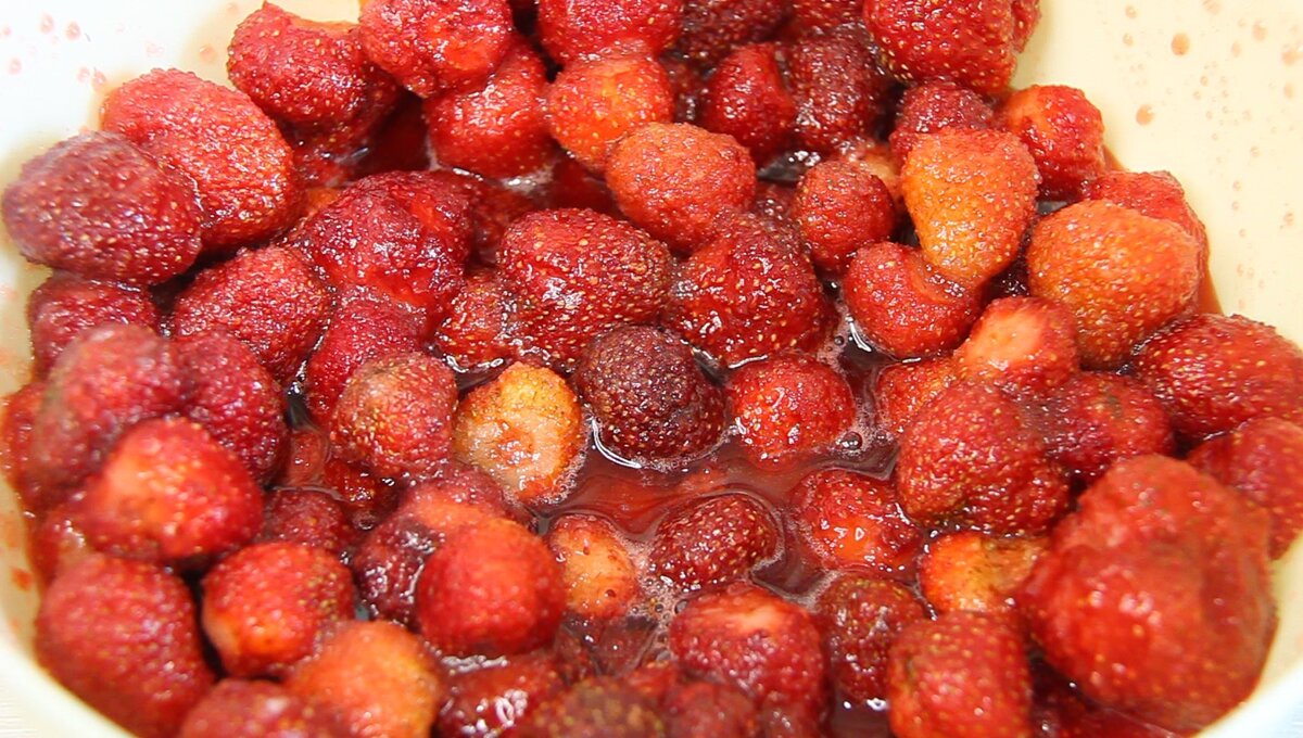 Simple Macerated Strawberries Recipe- I love this Strawberry Recipe, it's a quic