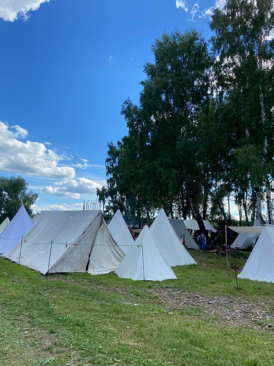 На входе стояли палатки, для кого они были - я не знаю