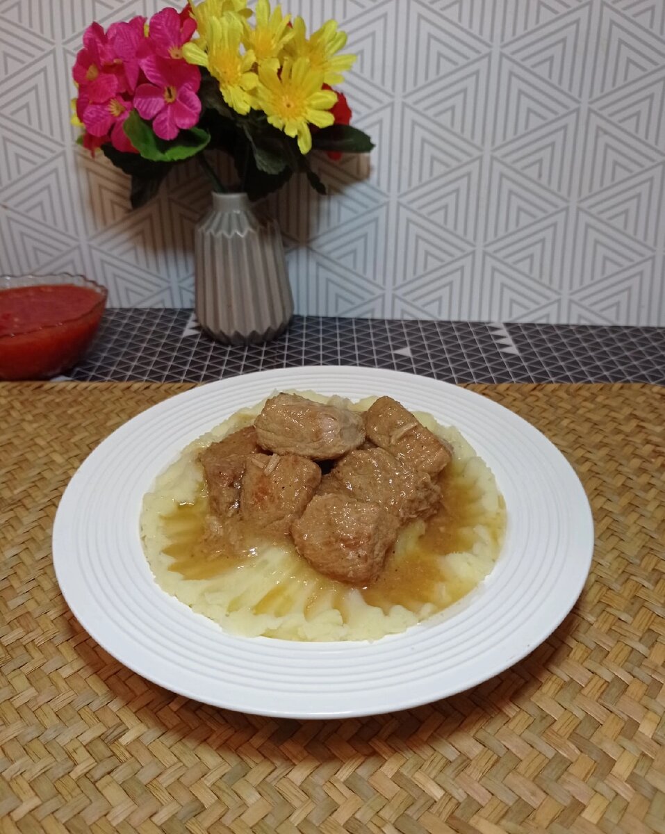 Полная кастрюлька с мясом на несколько дней. А гарнир к нему любой, свежеприготовленный Полная кастрюлька с мясом на несколько дней. А гарнир к нему любой, свежеприготовленный