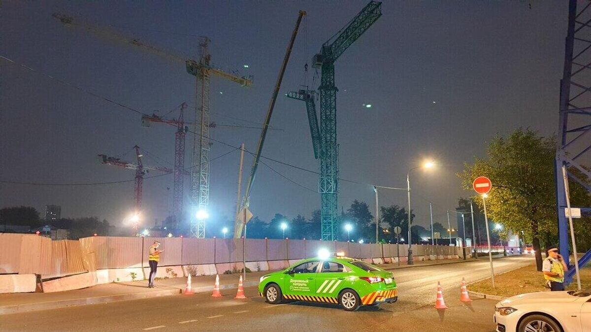    Последствия падения стрелы башенного крана на улице Руставели в Москве© АГН "Москва" / Мобильный репортер