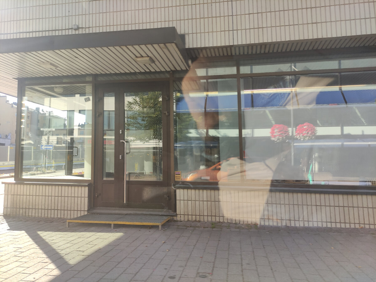 Специально фотографировать пустые магазины я не стала. Вот один пример. Не вяжется такое запустение с образом благополучной Европы.