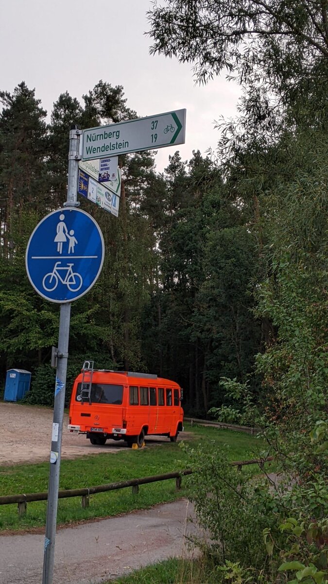 Указатели с направлениями, они везде, заблудится сложно, даже в лесу