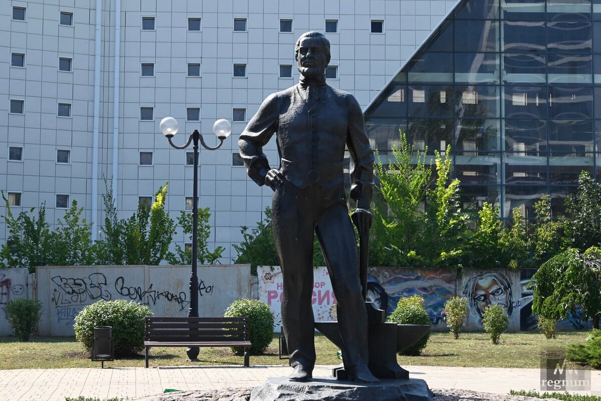    Памятник валлийскому промышленнику Джону Юзу, который был одним из основателей Юзовки (современного Донецка). Памятник расположен у третьего учебного корпуса Донецкого национального технического университета Александр Погожев © ИА REGNUM