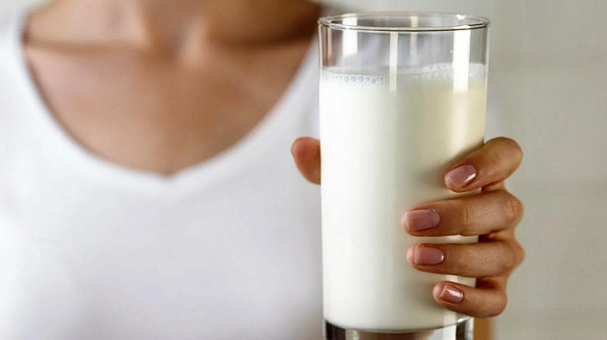 Кефир вместо ужина. Молоко в стакане. Стакан молока в руке. Женское молоко. Стакан кефира.