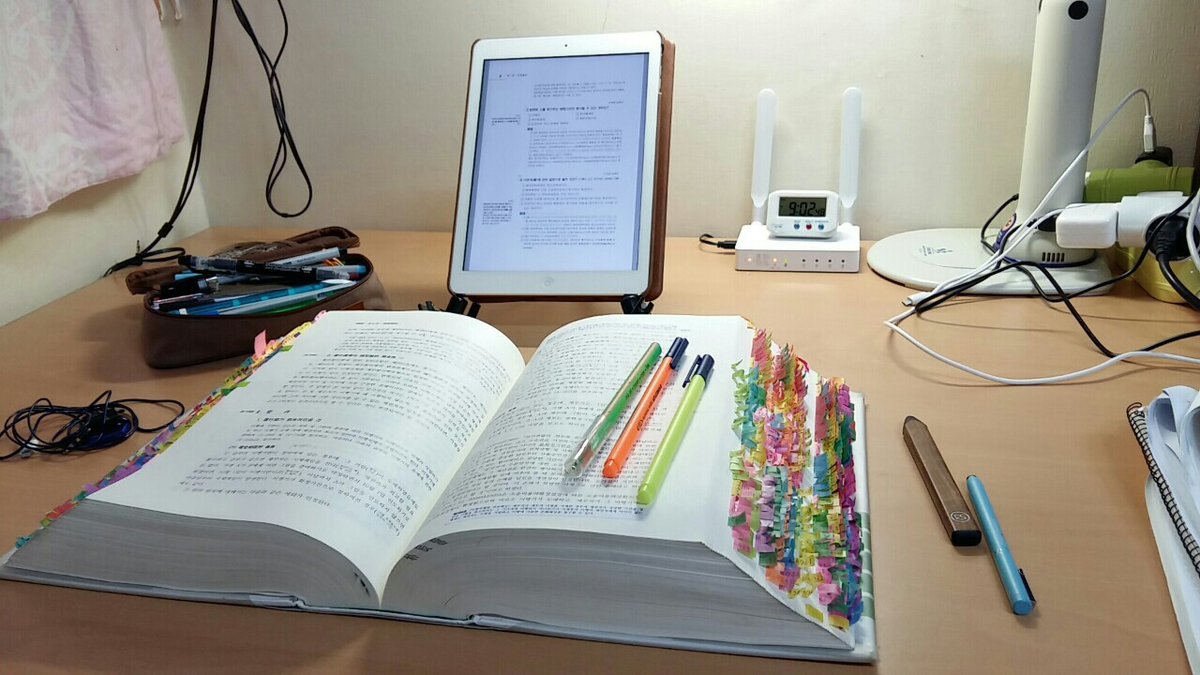Study kg. Стол для учебы. Эстетичный стол для учёбы. Компьютер для учебы. Учеба изображение.