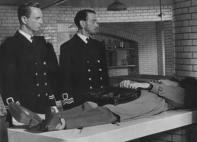 Труп-приманка, использованный для операции «Мясной фарш» из фильма «Человек, которого никогда не было» (1956)