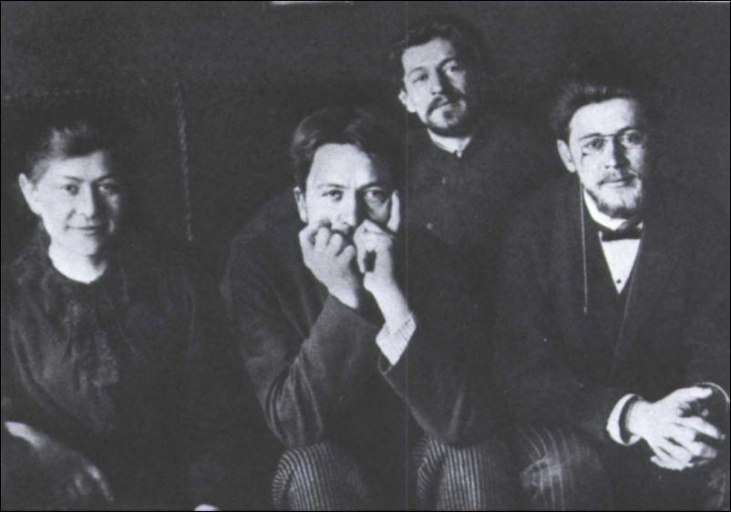 Антон Чехов с сестрой и братьями: Мария, Антон, Иван, Михаил, 1892 год // Изображение из Wikipedia