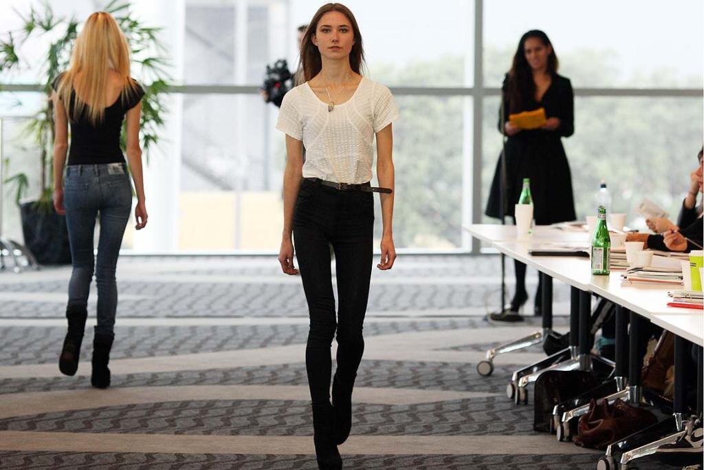 модельное агентство. кастинг моделей. мэгги маурер. девушки модели на кастинге. женщина без сил.