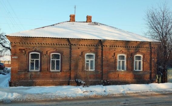 Старый кирпичный дом, построенный еще в самом начале XX века