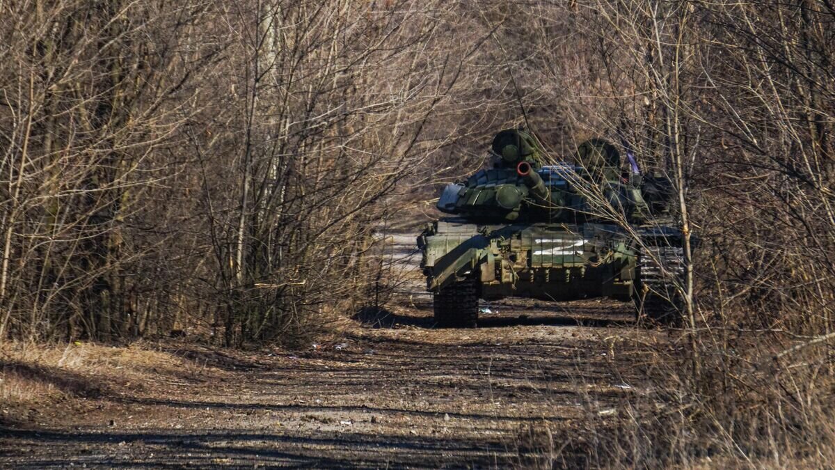    Военнослужащие Народной милиции ДНР ведут наступление в районе линии соприкосновения в поселке Марьинка Донецкой области© РИА Новости / Михаил Андроник
