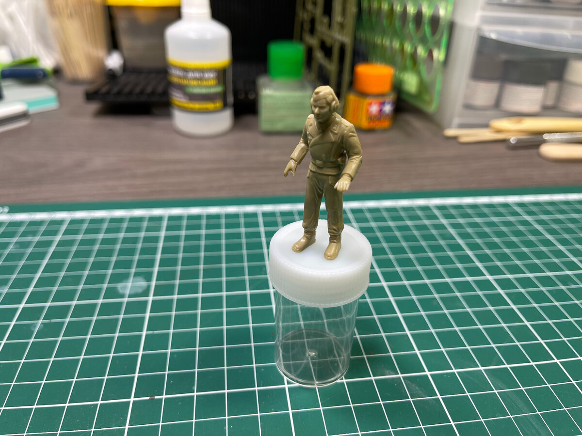 Можно использовать баночку, коробку от модели (приклеев клеем ПВА), все что угодно. Потом только покрасив подошву.