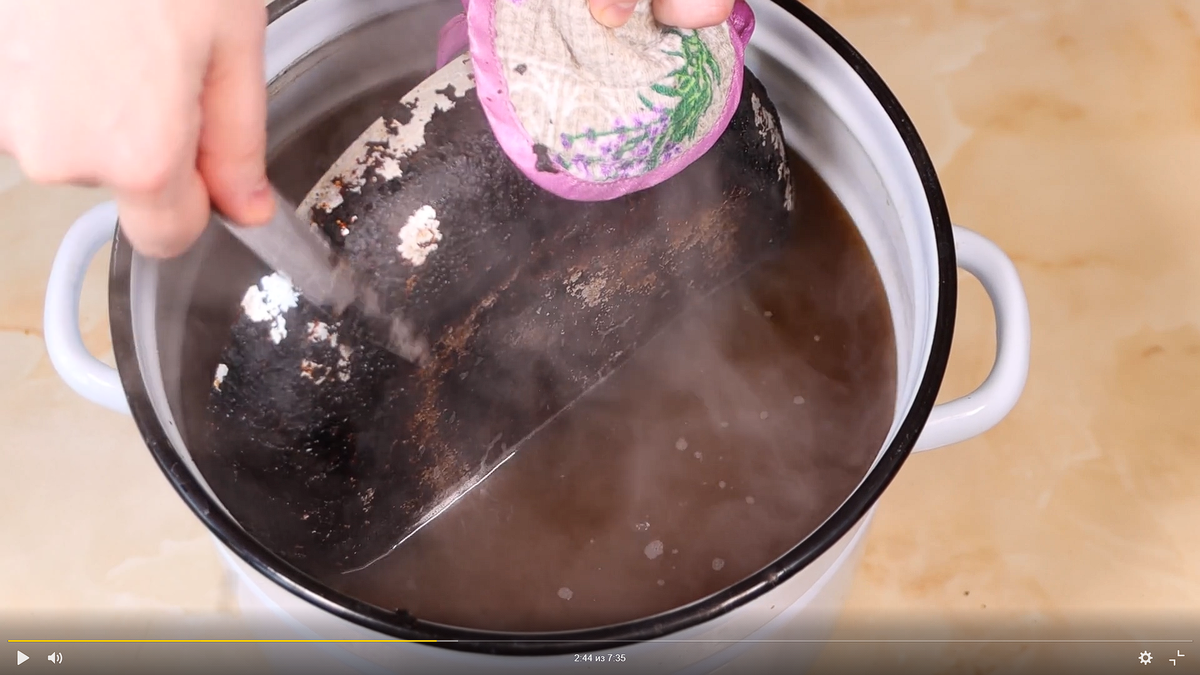 Очистить сковороду от сильного нагара в домашних. Грязная сковородка. Как очистить сковороду с каменным покрытием от нагара внутри.